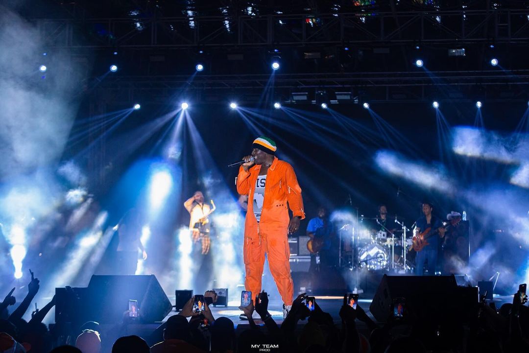 Troisième Image de Musique/Radio. Le samedi 13 janvier 2024 marque une date mémorable dans l'agenda culturel et sportif de la Côte d'Ivoire, en particulier pour le célèbre chanteur de reggae Alpha Blondy. Dans une publication récente sur ses réseaux sociaux, Blondy a partagé sa joie et son enthousiasme suite à son concert à l'Abidjan Laguna Show. Cet événement, qui coïncide avec la Coupe d'Afrique des Nations (CAN) 2023, a été un moment de célébration intense et de communion avec les fans. Alpha Blondy, connu pour ses textes engagés et son amour pour l'Afrique, a exprimé sa gratitude envers le public d'Abidjan pour leur incroyable énergie et leur participation enthousiaste. Le concert, qui a suivi la victoire des Éléphants, l'équipe nationale de football de Côte d'Ivoire, a été décrit par le chanteur comme une « communion de positive vibes ». L'atmosphère était électrique, pleine de joie et de célébration, illustrant la passion des Ivoiriens pour la musique et le sport. Dans sa publication, Alpha Blondy a également rendu hommage à Karim Ouattara, un acteur clé dans l'organisation de cet événement. Ouattara a relevé un défi majeur en mettant en place un « festival off » de la CAN 2023, proposant une programmation exceptionnelle chaque soir pendant un mois. Cette initiative a non seulement offert aux Ivoiriens, mais aussi aux visiteurs étrangers, l'opportunité de vivre des moments uniques de musique et de culture dans le cadre enchanteur de l'Abidjan Laguna Show. Le festival a été une vitrine pour la Côte d'Ivoire, mettant en avant la richesse culturelle et artistique du pays. Alpha Blondy souligne l'importance de soutenir de telles initiatives qui valorisent la nation, encourageant les gens à assister aux matchs de la CAN et à profiter des concerts de grands artistes. L'événement a été pensé pour offrir une expérience de qualité supérieure, avec un cadre agréable et du matériel haut de gamme, reflétant le dynamisme et le potentiel de l'Afrique dans le domaine culturel. La publication d'Alpha Blondy est un appel à la fierté et au rêve pour l'Afrique. Il exhorte ses compatriotes, qu'il surnomme affectueusement "mes Baramôgôs", à rêver grand. Pour lui, être Africain est une grâce dans un siècle où l'Afrique se montre de plus en plus riche et puissante. C'est un message d'espoir et de confiance en l'avenir du continent, un rappel que l'Afrique est en train de gagner sa place sur la scène mondiale. En résumé, la publication d'Alpha Blondy sur son concert à l'Abidjan Laguna Show et le festival off de la CAN 2023 est un vibrant hommage à la culture ivoirienne, à la musique africaine et au potentiel du continent. Elle illustre parfaitement la manière dont la musique et le sport peuvent se rejoindre pour célébrer l'identité africaine, la fraternité et l'unité. C'est un exemple éclatant de la façon dont l'art et la culture peuvent être des vecteurs de changement positif et de fierté nationale.