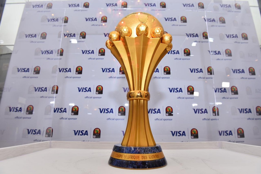 Deuxième Image de Football. L'édition 2023 de la Coupe d'Afrique des Nations (CAN) s'annonce comme un événement majeur dans le monde du football africain. Alors que les matchs de la première journée se terminent ce mercredi 17 janvier, l'excitation et les attentes des fans de football du continent et d'ailleurs sont à leur comble. Les rencontres du groupe F, en particulier, promettent des moments passionnants et mémorables. Les équipes en lice pour ces matchs du 17 janvier sont des acteurs clés du football africain. Le Maroc, demi-finaliste du mondial 2022, entre en lice avec des attentes élevées. Les Lions de l’Atlas, actuellement en tête du classement FIFA de leur région, sont considérés comme les favoris de leur match contre la Tanzanie. Cependant, le football, avec son imprévisibilité inhérente, peut réserver des surprises, et les Taifa Stars de Tanzanie sont prêts à relever le défi. Dans le second match de la journée, les Léopards de la République Démocratique du Congo (RDC) affrontent les Chipolopolo de la Zambie. Cette rencontre promet d'être passionnante, les deux équipes étant relativement équilibrées en termes de compétences et de performances passées. Maroc-Tanzanie RD Congo-Zambie Historique de la CAN Pour mieux comprendre l'enjeu de ces rencontres, un retour sur l'histoire de la CAN s'impose. Créée en 1957, la Coupe d’Afrique des Nations est le principal tournoi de football continental en Afrique. Elle a été témoin de la montée en puissance de plusieurs nations du football africain et a servi de plateforme pour mettre en valeur des talents exceptionnels qui ont marqué l'histoire du football mondial. Impact sur le football mondial La CAN n'est pas seulement une vitrine pour les talents africains; elle a également un impact significatif sur le football mondial. Les joueurs africains se sont imposés dans les plus grands clubs et compétitions du monde, prouvant ainsi la qualité du football pratiqué sur le continent. Des joueurs comme Didier Drogba, Samuel Eto'o, et Yaya Touré, pour ne citer qu'eux, ont tous brillé dans la CAN avant de devenir des stars mondiales. Analyse des équipes du Groupe F Le Maroc Le Maroc, avec sa performance récente au mondial 2022, est un exemple éclatant de l'évolution du football africain. L'équipe, dirigée par un staff technique compétent, a démontré une capacité à rivaliser avec les meilleures équipes mondiales. Leur match contre la Tanzanie est plus qu'une simple rencontre; c'est une démonstration de force et une occasion de valider leur statut de favori. La Tanzanie La Tanzanie, bien que moins cotée, pourrait surprendre. Le football, dans sa nature imprévisible, offre parfois des histoires de David contre Goliath. Les Taifa Stars ont l'opportunité de démontrer leur valeur et d'ébranler les pronostics. La RDC La RDC, avec son riche héritage footballistique, a toujours été une équipe capable de performances remarquables. Les Léopards ont l'expérience et le talent nécessaires pour faire un parcours significatif dans cette compétition. La Zambie Les Chipolopolo de la Zambie, champions de la CAN en 2012, ont connu des hauts et des bas dans leur parcours footballistique. Cependant, leur capacité à surprendre et leur esprit de combativité ne doivent pas être sous-estimés. L'importance de la CAN pour le développement du football africain La CAN joue un rôle crucial dans le développement du football sur le continent. Elle offre une plateforme pour les talents locaux de se faire remarquer, stimule l'intérêt pour le football dans les pays participants et inspire les jeunes générations de footballeurs. Enjeux économiques et sociaux Au-delà du sport, la CAN a des implications économiques et sociales considérables. Elle génère des revenus importants grâce aux droits de diffusion, au sponsoring et au tourisme. De plus, elle a le pouvoir d'unir les nations, transcendant les clivages ethniques et politiques, et de promouvoir une image positive de l'Afrique sur la scène mondiale.