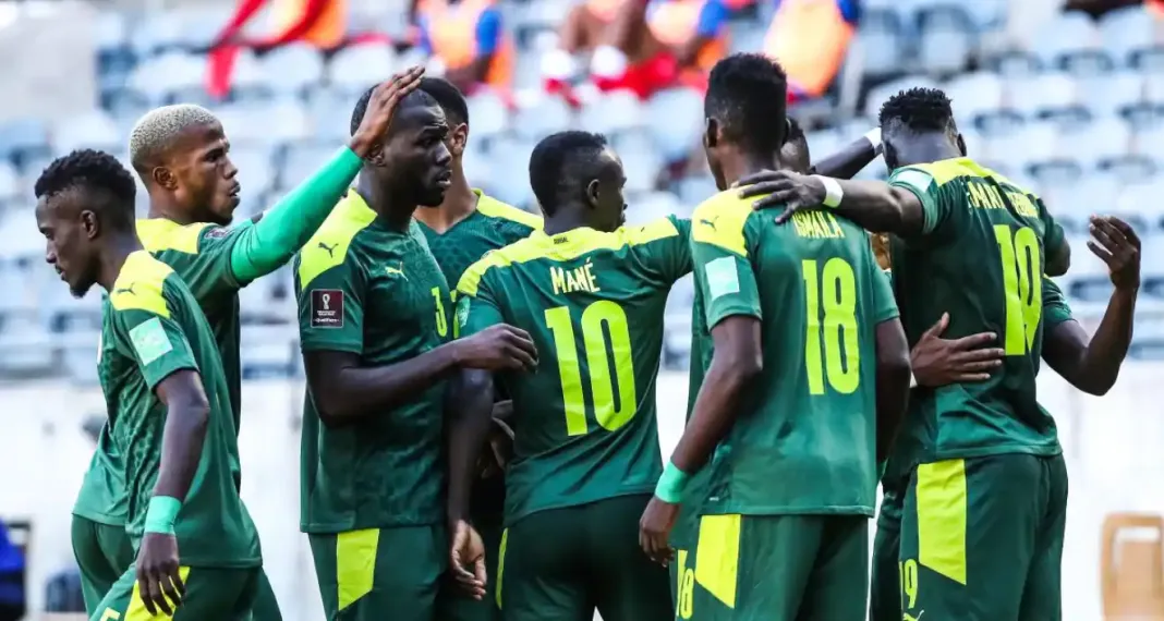 Image de Football. Le décès du père de Cheikhou Kouyaté, membre clé de l'équipe nationale du Sénégal, juste avant leur match crucial contre le Cameroun lors de la 2ème journée de la Coupe d'Afrique des Nations (CAN) 2023, a plongé l'équipe dans un profond deuil. Cette tragédie soulève des questions importantes sur la gestion des émotions et du stress dans le sport de haut niveau, en particulier dans le contexte d'une compétition majeure comme la CAN. L'Impact Psychologique sur les Joueurs La perte d'un être cher est une épreuve difficile, et pour un athlète, cela peut avoir un impact significatif sur ses performances. Cheikhou Kouyaté, en deuil, se retrouve face à un dilemme personnel : gérer son chagrin tout en restant un élément clé pour son équipe nationale. De plus, l'effet de cette nouvelle sur le moral et la concentration de l'équipe est inévitable. Dans un sport collectif comme le football, la cohésion et l'état d'esprit de l'équipe sont essentiels pour réussir. Le Soutien du Staff et des Coéquipiers Dans de telles circonstances, le rôle du staff technique et des coéquipiers est crucial. Ils doivent fournir un soutien émotionnel à Kouyaté, tout en maintenant la concentration de l'équipe sur le tournoi. Cela nécessite un équilibre délicat entre empathie et professionnalisme, garantissant que l'équipe reste unie et concentrée sur ses objectifs sportifs. La Résilience dans le Sport Cette situation met en lumière la résilience nécessaire dans le sport de haut niveau. Les joueurs doivent souvent faire face à des défis personnels tout en répondant aux attentes élevées de leurs équipes et de leurs fans. La capacité à surmonter les épreuves personnelles et à performer sous pression est une qualité admirée chez les athlètes professionnels. L'Impact sur la Performance de l'Équipe L'effet psychologique d'un événement tragique sur une équipe peut varier. Dans certains cas, cela peut conduire à une baisse de performance en raison de la distraction et du chagrin. Dans d'autres cas, cela peut motiver davantage les joueurs, qui cherchent à dédier leur performance à la mémoire de l'être cher perdu. Le Rôle des Médias et des Fans La réaction des médias et des fans à de telles nouvelles peut également avoir un impact. La sympathie et le soutien des fans peuvent aider les joueurs à gérer leur chagrin. Cependant, une couverture médiatique excessive ou insensible peut ajouter à la pression ressentie par les joueurs. La Gestion des Émotions dans le Football Africain Le football africain, riche en passion et en émotion, est souvent le reflet des luttes et des triomphes de ses joueurs tant sur le terrain que dans leur vie personnelle. La manière dont les équipes et les joueurs gèrent les hauts et les bas émotionnels est cruciale pour leur succès. Le Cameroun en tant qu'Adversaire Le Cameroun, avec son propre ensemble de talents et de défis, présente un obstacle redoutable pour le Sénégal. La préparation mentale et tactique pour affronter une équipe aussi compétente est essentielle, et le Sénégal devra trouver la force et la détermination nécessaires pour se concentrer sur le jeu. L'Héritage et la Mémoire Le deuil d'un joueur peut également devenir une source d'inspiration pour l'équipe, transformant la tragédie personnelle en un élan collectif. La dédicace des performances à la mémoire d'un être cher peut renforcer la solidarité et l'esprit d'équipe. Vers le Match contre le Cameroun Alors que le match contre le Cameroun approche, l'équipe du Sénégal se trouve à un carrefour. La gestion de cette épreuve pourrait définir non seulement le résultat de leur prochain match mais aussi le parcours de l'équipe dans le tournoi. La résilience, la solidarité, et la force mentale seront les clés de leur succès. Face à cette épreuve, comment l'équipe du Sénégal va-t-elle transformer ce moment de deuil en une force motrice pour le reste de la compétition, et quel impact ce genre d'événement peut-il avoir sur la cohésion et la performance globales de l'équipe dans un tournoi aussi prestigieux que la Coupe d'Afrique des Nations ?