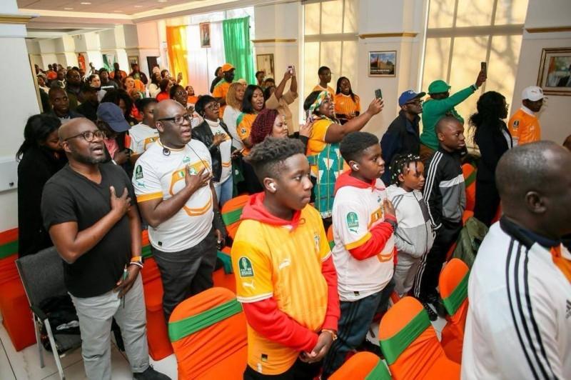 Image de Football. L'inauguration du Village-Can à l'ambassade de Côte d'Ivoire aux États-Unis, à l'occasion de la Coupe d'Afrique des Nations de football (CAN 2023), marque un moment historique pour la diplomatie culturelle et sportive. Le 13 janvier 2024, l'ambassadeur Ibrahima Touré a accueilli ses homologues de la Guinée et le Chargé d’Affaires a.i. de l'Ambassade du Burkina Faso pour célébrer cet événement significatif. Le Village-Can a été conçu comme un espace pour rassembler non seulement la communauté ivoirienne, mais aussi les amis de la Côte d’Ivoire et des ressortissants d'autres pays participants, afin de partager l'ambiance festive de la CAN, créant ainsi un petit morceau de Côte d'Ivoire en terre américaine. Cette initiative dépasse le simple cadre d'un événement sportif; elle s'inscrit dans une démarche plus large visant à promouvoir la culture, l'unité et l'amitié entre les nations africaines et au-delà. L'organisation de ce village symbolise l'importance du football en tant que vecteur de diplomatie culturelle et d'unité. La présence massive du public, malgré des conditions météorologiques défavorables, témoigne de l'enthousiasme et de la passion qui entourent le football africain. La participation de différentes nationalités à cet événement démontre également l'aspect unificateur du sport, en particulier du football, qui a le pouvoir de transcender les frontières géographiques, culturelles et linguistiques. La CAN, en tant qu'événement sportif majeur en Afrique, est plus qu'une compétition de football; elle est une célébration de la diversité et de la richesse culturelle du continent. Elle offre une plateforme unique pour la promotion de la paix, de la compréhension mutuelle et du respect entre les différentes nations. L'ambassadeur Ibrahima Touré, dans son discours de clôture, a mis en exergue l'importance de ce rassemblement. Son invitation étendue à tous les ressortissants des pays participants de la CAN pour utiliser le Village-Can souligne la volonté de l'ambassade de jouer un rôle de facilitateur dans la promotion des relations interculturelles. Ce geste illustre la solidarité africaine et l'esprit de fraternité qui caractérise le continent. L'organisation du Village-Can à l'ambassade de Côte d'Ivoire pose des questions fondamentales sur le rôle des ambassades dans la promotion de la culture et du sport comme outils de diplomatie. Comment ces espaces peuvent-ils servir de plateformes pour renforcer les liens entre les pays d'origine et la diaspora, ainsi qu'entre les différentes communautés nationales à l'étranger? De plus, cet événement souligne l'importance du sport, en particulier du football, en tant que moyen d'unir les peuples et de promouvoir une compréhension mutuelle. En outre, cet événement a offert l'occasion de discuter des défis et opportunités liés à l'organisation de grands événements sportifs internationaux. La CAN, comme la Coupe du Monde de la FIFA, nécessite une organisation complexe et la collaboration de nombreux acteurs, y compris les gouvernements hôtes, les fédérations sportives, les sponsors et les médias. Les questions de sécurité, de logistique, d'infrastructures sportives et d'accueil des supporters sont au cœur de ces préoccupations. La réussite de tels événements peut avoir un impact significatif sur l'image et la réputation des pays hôtes, ainsi que sur leur économie. La CAN 2023, en particulier, se déroule dans un contexte global marqué par divers défis, tels que la pandémie de COVID-19, les tensions politiques dans certaines régions d'Afrique et les préoccupations environnementales. Ces facteurs ajoutent une couche de complexité à l'organisation et à la gestion de l'événement. Malgré ces défis, la CAN continue d'être un puissant symbole d'unité et de fierté africaines, rassemblant des millions de supporters autour de leur passion commune pour le football. La présence de représentants de différents pays africains au Village-Can de l'ambassade de Côte d'Ivoire aux États-Unis est également une occasion de réfléchir sur la façon dont le sport peut servir de catalyseur pour aborder des questions plus larges telles que le développement, l'éducation et l'intégration sociale. Le football, en particulier, a le pouvoir de mobiliser, d'éduquer et d'inspirer, en particulier les jeunes. Il peut être un outil efficace pour promouvoir des messages positifs sur la santé, l'éducation et la cohésion sociale. En conclusion, l'ouverture du Village-Can par l'ambassade de Côte d'Ivoire est un exemple éloquent de la manière dont le sport, en particulier le football, peut être utilisé comme un outil de diplomatie culturelle et de promotion de l'unité. Cet événement souligne l'importance de la collaboration entre les nations africaines et offre une plateforme pour célébrer la diversité culturelle et sportive du continent. Dans un monde de plus en plus globalisé, comment les initiatives telles que le Village-Can peuvent-elles contribuer à renforcer la solidarité et l'unité non seulement entre les pays africains, mais aussi au niveau mondial?