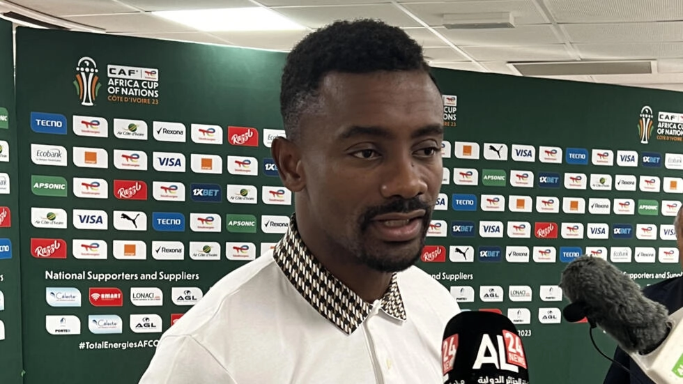 Image de Football. Salomon Kalou, ancien joueur emblématique des Éléphants et vainqueur de la CAN 2015, offre une perspective éclairante sur la participation de la Côte d'Ivoire à la CAN 2024 lors d'un interview sur RFI . À quelques heures du deuxième match de la sélection, ses réflexions témoignent de son expérience et de son attachement à cette compétition qui suscite tant d'émotions. Kalou souligne la particularité de chaque match et la nécessité d'attendre que les Éléphants trouvent leur rythme dans la compétition. Le premier match ne doit pas nécessairement définir le parcours de l'équipe, et il encourage les joueurs à aborder les matchs suivants sans pression excessive. Son attention se tourne vers le match crucial contre le Nigeria, soulignant son importance dans le contexte du groupe. La discussion s'oriente ensuite vers l'impact de jouer à domicile. Kalou exprime son enthousiasme pour la nouvelle génération qui a l'opportunité de vivre une expérience inoubliable en jouant devant leurs familles et amis. Il souligne la pression positive associée à cet événement et partage son propre regret de ne pas avoir eu la chance de disputer une CAN à domicile pendant sa carrière. Évoquant ses propres souvenirs de la CAN, Kalou partage des moments forts, notamment la victoire en 2015 face au Ghana. Il souligne la différence entre remporter un trophée en club et le faire avec son pays, soulignant l'impact profond sur tout un peuple. Les répercussions de la victoire continuent de marquer la mémoire collective des Ivoiriens, ce qui témoigne de la portée symbolique de la compétition. Salomon Kalou, en tant que lauréat de la CAN, partage également des conseils précieux pour les Éléphants actuels. Il rappelle que le chemin vers le titre peut être semé d'embûches, mais la clé réside dans la concentration et la cohésion du groupe. C'est le mental qui fait la différence dans ce type de compétition. Interrogé sur ses favoris pour le titre, Kalou place naturellement la Côte d'Ivoire en tête, en tant que pays hôte. Il évoque ensuite le Sénégal, l'Égypte, le Maroc, et hésite entre le Mali et l'Algérie pour la cinquième place, soulignant l'imprévisibilité caractéristique de la CAN. La discussion se termine sur une note de fierté nationale, avec Kalou soulignant l'importance de la Côte d'Ivoire en tant que pays accueillant toute l'Afrique du football. Il insiste sur la tradition d'hospitalité de son pays, exprimant le désir de présenter une image positive au monde entier. Enfin, la question se pose sur les changements observés dans le pays en prévision de la CAN. Kalou répond positivement, notant l'engouement autour de la compétition et les améliorations visibles dans les infrastructures, les routes, les restaurants et les hôtels. Il souligne l'impact positif sur le développement du pays, la création d'emplois et l'inspiration offerte à la jeunesse. Alors que la Côte d'Ivoire accueille toute l'Afrique, la transformation du pays pour ce grand événement reflète l'importance du sport en tant que catalyseur du progrès et de l'espoir. En fin de compte, la question demeure : Comment de tels événements sportifs peuvent-ils continuer à façonner positivement l'image et le développement des pays hôtes, tout en célébrant l'unité et la diversité du continent africain?