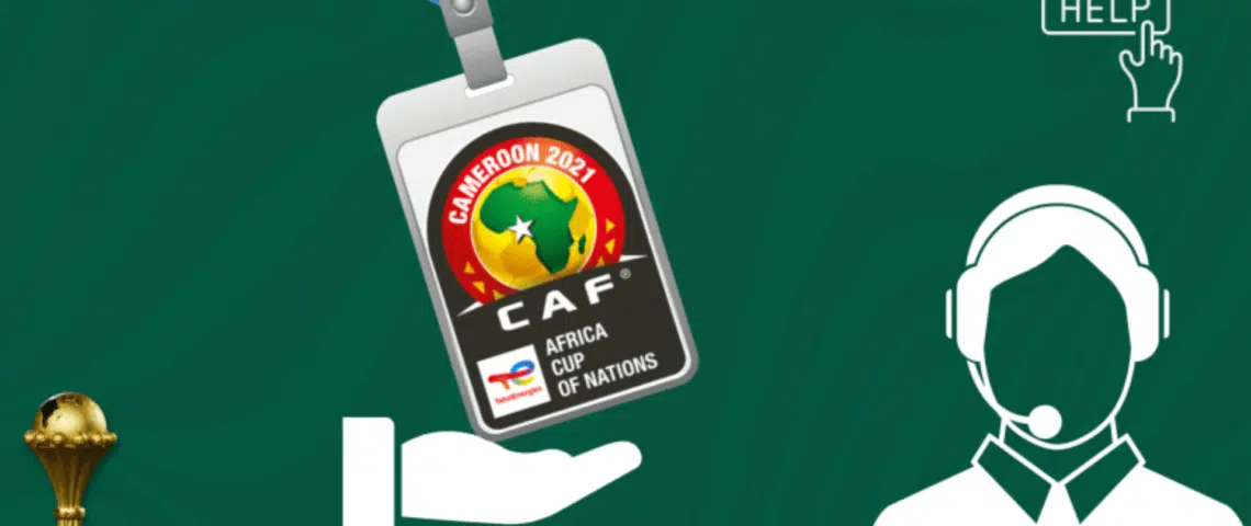 Image de Football. La 34ème édition de la Coupe d’Afrique des Nations (CAN) 2023 en Côte d'Ivoire, un événement majeur du football africain, a suscité de grandes attentes non seulement parmi les fans de football, mais aussi dans les rangs des médias internationaux. Cependant, comme le rapporte John Attisso, journaliste togolais, l'expérience des journalistes sur le terrain a été loin d'être idéale, marquée par une série de défis logistiques et organisationnels. ### Défis Logistiques Problèmes de Transport Le premier obstacle majeur rencontré par les journalistes a été le transport. John Attisso souligne les difficultés lors du match d'ouverture le 13 janvier 2024 entre la Côte d'Ivoire et la Guinée-Bissau. Des problèmes similaires ont été rencontrés le 14 janvier pour les matchs au stade Félix Houphouet-Boigny d'Abidjan, où après le match, les navettes prévues pour le transport des journalistes ont disparu, les laissant sans autre choix que de prendre des taxis. Communication et Organisation Défaillante Un autre problème majeur a été la communication et l'organisation. Les journalistes ont reçu des informations contradictoires et tardives concernant le transport et les horaires des matchs. Le 15 janvier, un courriel a été envoyé tardivement pour informer de la disponibilité d'un bus, et le 16 janvier, un incident similaire s'est produit pour un match à Bouaké, où les plans de transport ont été annulés sans explication. Impact sur la Couverture Médiatique Qualité de la Couverture Compromise Ces problèmes logistiques ont eu un impact direct sur la qualité de la couverture médiatique de la CAN. Les retards et les désagréments ont sans doute affecté la capacité des journalistes à fournir des reportages opportuns et complets. Stress et Fatigue des Journalistes La fatigue et le stress induits par ces défis ont également eu un impact sur le bien-être des journalistes. Les longues heures d'attente, l'incertitude et le manque de soutien adéquat ont probablement affecté leur performance et leur santé. Comparaison avec d'Autres Grands Événements Sportifs Il est instructif de comparer la gestion de la CAN 2023 avec celle d'autres grands événements sportifs internationaux. Dans de nombreux tournois bien organisés, les médias bénéficient d'un soutien logistique robuste, de communications claires et d'installations dédiées qui facilitent leur travail. L'écart entre ces normes et l'expérience en Côte d'Ivoire soulève des questions sur la planification et l'exécution de tels événements sur le continent africain. Conséquences pour l'Avenir Image de la CAN et de la Côte d'Ivoire Ces problèmes pourraient avoir des implications à long terme pour la réputation de la CAN et de la Côte d'Ivoire en tant qu'hôte. Les retours négatifs des médias peuvent influencer la perception du public international vis-à-vis de la compétence organisationnelle de la région. Leçons pour les Futurs Événements Il est essentiel que les organisateurs d'événements futurs tirent des leçons de ces expériences. L'amélioration de la communication, la mise en place de meilleures infrastructures de transport et un soutien accru aux médias sont cruciaux. Réflexion sur l'Organisation d'Événements en Afrique Ces défis soulèvent des questions plus larges sur l'organisation d'événements majeurs en Afrique. La gestion efficace d'un tel événement nécessite une planification méticuleuse, des ressources adéquates et une communication efficace, des domaines dans lesquels la CAN 2023 semble avoir été déficiente. Vers des Améliorations Nécessité d'Innovation et de Changement Pour améliorer l'expérience des futurs événements, il est crucial d'innover et de changer les approches actuelles. Cela implique d'adopter de nouvelles technologies, d'améliorer la formation du personnel et de renforcer les infrastructures. Collaboration avec des Experts Internationaux Une collaboration avec des experts en gestion d'événements sportifs internationaux pourrait aider à améliorer les standards. L'échange de connaissances et de meilleures pratiques est essentiel pour élever le niveau des futurs tournois. La CAN 2023 en Côte d'Ivoire a mis en évidence les défis auxquels sont confrontés les journalistes dans la couverture d'événements majeurs en Afrique. Des problèmes de transport, de communication et d'organisation ont entravé leur capacité à rapporter efficacement. Ces problèmes soulignent la nécessité d'une meilleure planification et d'une exécution plus efficace dans l'organisation de tels événements sur le continent. Face à ces défis, comment les organisateurs de la CAN et les gouvernements africains peuvent-ils collaborer pour améliorer l'infrastructure et l'organisation des futurs événements sportifs, afin de garantir une expérience positive et efficace pour tous les participants, y compris les médias ?