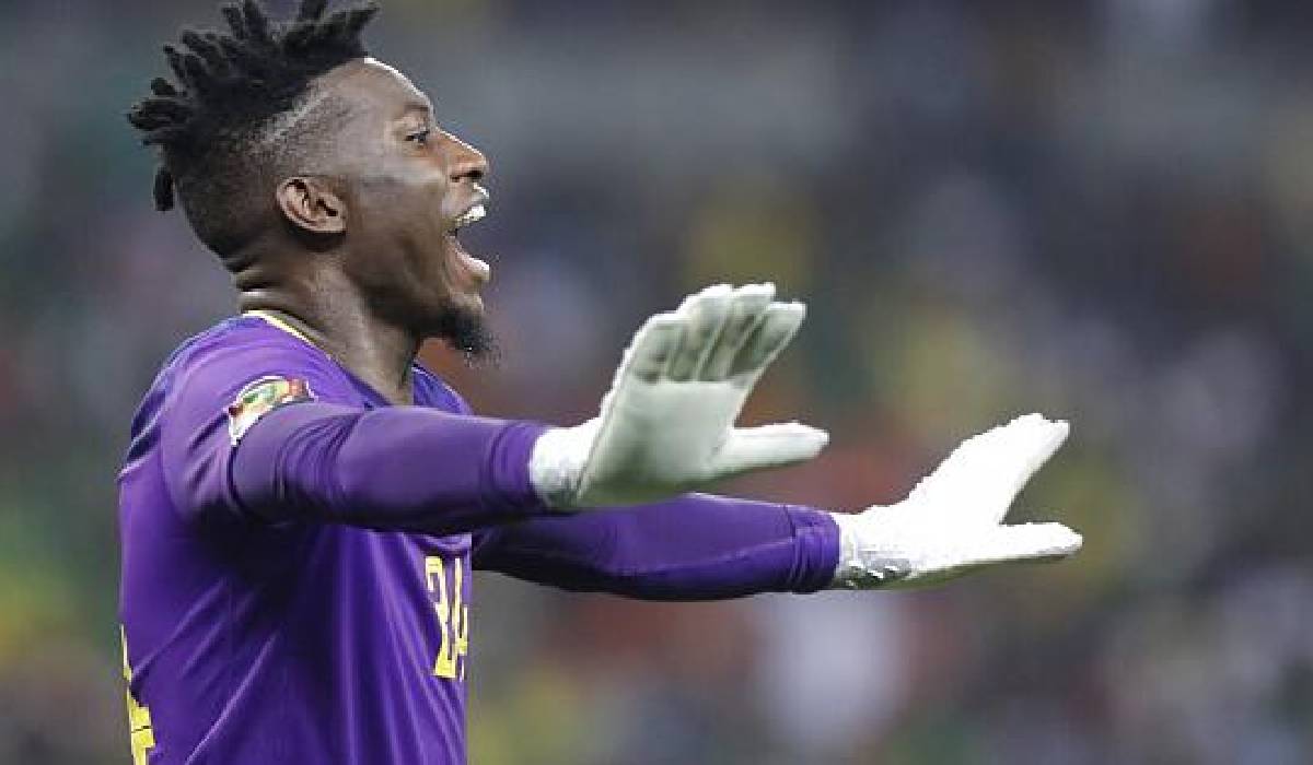 Image de Football. L'arrivée d'André Onana pour la CAN 2023 a suscité un grand intérêt, tant pour les fans du Cameroun que pour les observateurs du football international. Son intégration tardive dans l'équipe et le choix de l'entraîneur Rigobert Song de ne pas le sélectionner pour le premier match contre la Guinée ont été des points de discussion majeurs. Début Hésitant dans la CAN 2023 Onana, malgré son statut de joueur de Manchester United et sa performance impressionnante en Premier League, a dû affronter des défis logistiques pour rejoindre l'équipe. Son vol retardé et le voyage par la route vers Yamoussoukro ont sans doute affecté sa préparation pour le tournoi. Cette situation soulève des questions sur la logistique et la planification des équipes nationales lors de grands tournois internationaux. La Première Séance d’Entraînement L'entraînement d'Onana avec les Lions Indomptables a été un moment clé. Sa réputation en tant que gardien agile, avec une excellente capacité de relance et la faculté de lancer des contre-attaques, le positionne comme un atout stratégique pour l'équipe camerounaise. Sa première session d'entraînement a probablement été axée sur l'intégration de ses compétences uniques dans les tactiques de l'équipe et sur la création d'une cohésion avec les défenseurs et le reste de l'équipe. Rôle Stratégique dans l'Équipe L'importance d'Onana ne se limite pas à ses prouesses en tant que gardien. Sa capacité à jouer avec ses pieds, à briser les lignes défensives adverses et à initier des contre-attaques rapides offre au Cameroun une dimension supplémentaire dans leur jeu. Dans un tournoi où chaque match peut être décisif, les compétences d'Onana pourraient s'avérer cruciales, surtout dans les matchs à enjeux élevés comme celui contre le Sénégal. Impact Potentiel contre le Sénégal Le match contre le Sénégal est vu comme un moment déterminant pour le Cameroun dans le tournoi. L'expérience et le talent d'Onana seront mis à l'épreuve face à une équipe sénégalaise réputée pour sa force offensive. La capacité d'Onana à diriger la défense, à faire des arrêts cruciaux et à contribuer à la construction du jeu depuis l'arrière pourrait être la clé pour neutraliser les attaquants sénégalais. Analyse de la Performance de l'Équipe Le choix de l'entraîneur Rigobert Song de ne pas utiliser Onana dans le premier match soulève des questions stratégiques. Était-ce une décision tactique ou le résultat de préoccupations concernant la préparation d'Onana? La manière dont l'équipe a joué sans lui contre la Guinée peut offrir des indices sur les plans futurs de Song et sur le rôle qu'Onana jouera dans l'équipe. Enjeux pour le Cameroun Le Cameroun, avec son riche héritage footballistique, est toujours sous les projecteurs lors de tournois majeurs comme la CAN. L'intégration d'Onana et sa performance sont essentielles non seulement pour les résultats du tournoi mais aussi pour le moral et l'unité de l'équipe. Comment Onana s'adaptera-t-il à la pression et à l'attente? Sa présence peut-elle inspirer l'équipe à atteindre de nouveaux sommets? L'arrivée tardive d'André Onana et son intégration dans les Lions Indomptables pour la CAN 2023 soulèvent plusieurs questions. Son impact sur l'équipe, la gestion de son intégration par l'entraîneur Rigobert Song, et son influence sur les stratégies de jeu sont autant de facteurs qui détermineront le parcours du Cameroun dans le tournoi. Le match contre le Sénégal sera un test crucial non seulement pour Onana mais aussi pour toute l'équipe. Avec Onana en place, les attentes sont élevées. Sa présence renforce-t-elle suffisamment l'équipe pour lui permettre de surmonter les défis des équipes adverses et de progresser dans le tournoi? Cette question reste ouverte alors que le Cameroun se prépare pour les matchs cruciaux à venir.