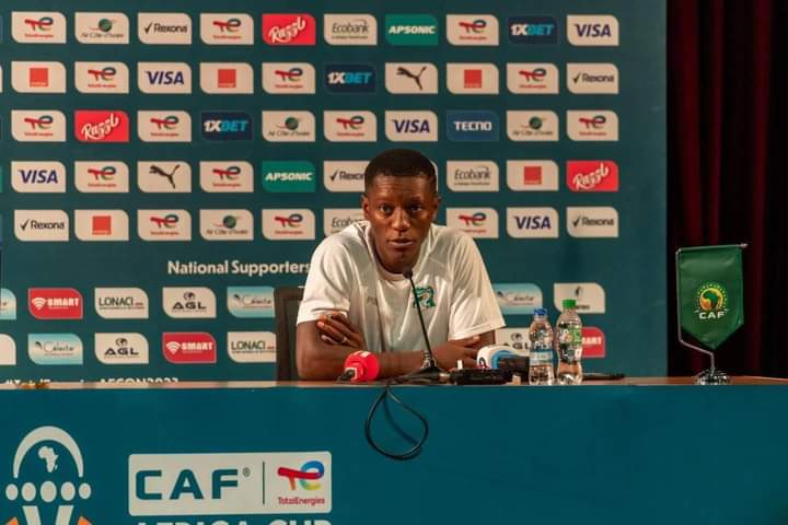 Troisième Image de Football. Jean-Louis Gasset, le sélectionneur de l'équipe nationale de Côte d'Ivoire, exprime sa satisfaction après la victoire lors du premier match du groupe A contre une équipe non spécifiée. Soulignant l'importance de cette victoire, Gasset souligne que cela a considérablement soulagé l'équipe et renforcé la détermination du groupe. Il met en avant les qualités de son équipe, composée de joueurs talentueux et d'un esprit d'équipe solide, en insistant sur la préparation pour le prochain défi contre le Nigeria. Le sélectionneur reconnaît que le Nigeria, sur le papier, présente un potentiel redoutable, mais il exprime sa confiance dans les capacités de son équipe. Gasset souligne la nécessité d'améliorer le jeu de son équipe, d'acquérir davantage de maîtrise et de montrer de l'habileté dans les transitions. Il insiste sur l'importance de maintenir le même état d'esprit et d'établir une synergie entre les joueurs titulaires et les remplaçants. Soulignant des développements positifs, Gasset mentionne que Sébastien et Simon se sont entraînés avec le groupe ces derniers jours, laissant entrevoir une possible participation au prochain match contre le Nigeria. La décision finale sera prise après la séance d'entraînement de l'après-midi, en évaluant leur aptitude à jouer. Max Alain Gradel, un joueur clé de l'équipe ivoirienne, partage la détermination de son entraîneur. Il souligne le respect envers toutes les équipes adverses, mais affirme que la Côte d'Ivoire n'a peur de personne. Gradel exprime la confiance de l'équipe en ses propres qualités et promet de faire le maximum sur le terrain. Il évoque également le privilège de jouer à domicile, soulignant l'aspect spécial de cette expérience et l'importance de procurer du plaisir à la population locale. Gradel aborde l'attitude du public ivoirien, indiquant qu'elle n'est pas surprenante en raison de la culture locale. Cependant, il souligne la nécessité d'efforts supplémentaires, appelant à la patience des supporteurs tout en exprimant le besoin crucial de leur soutien. Il insiste sur l'importance de rendre la population ivoirienne fière et heureuse à travers les performances de l'équipe nationale. En résumé, le texte original met en lumière les commentaires du sélectionneur et d'un joueur clé de l'équipe nationale de Côte d'Ivoire, soulignant la satisfaction de la victoire précédente, la préparation pour le prochain match contre le Nigeria, et l'importance de maintenir un état d'esprit positif et déterminé. Les développements positifs, tels que la possible participation de joueurs blessés, et l'attitude du public, sont également mentionnés.