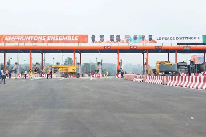 Image de Société. L'extension de la station de péage d'Attinguié en Côte d'Ivoire, officiellement inaugurée le vendredi 12 janvier 2024, marque une étape significative dans le développement économique et infrastructurel du pays. Cet événement a suscité l'attention des autorités ivoiriennes et de la population locale, soulignant l'importance stratégique de cette expansion pour la gestion du réseau routier et l'optimisation des revenus. Avec le passage de 8 à 16 postes de péage, cette extension vise à répondre à la croissance constante du trafic routier dans la région. La Côte d'Ivoire, en tant que plaque tournante économique de l'Afrique de l'Ouest, a connu une augmentation significative du commerce et des déplacements, nécessitant une infrastructure routière solide et efficace. L'ouverture officielle de cette nouvelle section de la station de péage témoigne de l'engagement du gouvernement ivoirien à investir dans des projets d'infrastructure cruciaux pour soutenir le développement économique du pays. La cérémonie d'inauguration a été marquée par la présence de hauts fonctionnaires gouvernementaux, de responsables locaux et de représentants des entreprises impliquées dans le projet. Les discours prononcés lors de l'événement ont souligné l'importance de cette expansion pour renforcer la connectivité régionale, faciliter le commerce et améliorer la qualité des services de transport. Les autorités ont également souligné les retombées économiques attendues, notamment la création d'emplois locaux et l'augmentation des recettes fiscales grâce à la collecte de péages. Cette extension de la station de péage d'Attinguié a été réalisée dans le cadre d'un partenariat public-privé, démontrant la volonté du gouvernement de mobiliser des ressources externes pour financer des projets d'infrastructure majeurs. Les entreprises privées impliquées dans la conception, la construction et la gestion de cette extension ont été saluées pour leur expertise et leur contribution au succès du projet. En plus d'optimiser la gestion du trafic, l'extension de la station de péage vise à améliorer la sécurité routière. Les nouvelles installations sont équipées de technologies modernes de péage électronique et de surveillance, contribuant ainsi à réduire les congestions et à assurer un flux plus fluide sur les routes. Cela s'inscrit dans la vision à long terme du gouvernement de créer un réseau routier sûr, efficient et durable. Sur le plan environnemental, des mesures ont été prises pour minimiser l'impact écologique de cette expansion. Des études d'impact environnemental ont été menées, et des initiatives de reboisement et de préservation des zones naturelles avoisinantes ont été mises en œuvre pour compenser les éventuelles perturbations. Cette extension de la station de péage d'Attinguié s'inscrit également dans une perspective plus large de développement économique régional. En renforçant la connectivité routière, elle favorise l'intégration des régions périphériques, stimulant ainsi le commerce interne et renforçant les liens entre les communautés locales. En conclusion, l'extension de la station de péage d'Attinguié en Côte d'Ivoire représente un jalon important dans le développement socio-économique du pays. En investissant dans des projets d'infrastructure de cette envergure, le gouvernement démontre son engagement envers la croissance durable, la connectivité régionale et l'amélioration des conditions de vie pour sa population.