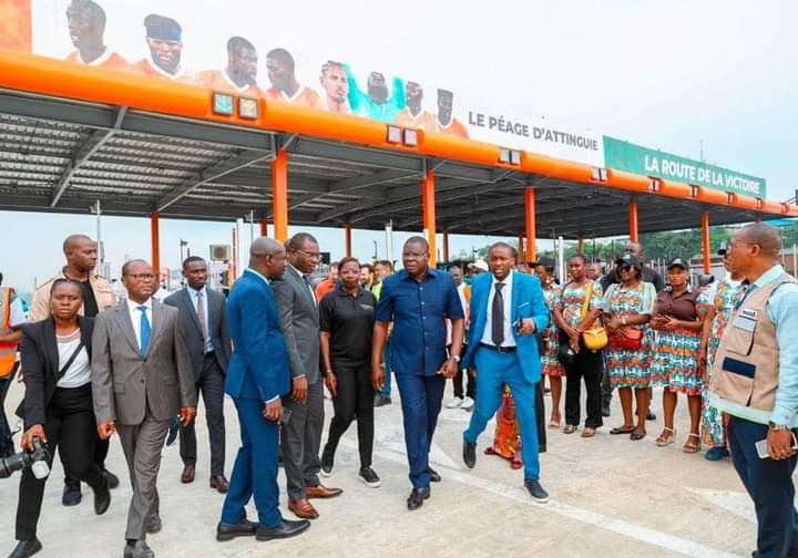 Deuxième Image de Société. L'extension de la station de péage d'Attinguié en Côte d'Ivoire, officiellement inaugurée le vendredi 12 janvier 2024, marque une étape significative dans le développement économique et infrastructurel du pays. Cet événement a suscité l'attention des autorités ivoiriennes et de la population locale, soulignant l'importance stratégique de cette expansion pour la gestion du réseau routier et l'optimisation des revenus. Avec le passage de 8 à 16 postes de péage, cette extension vise à répondre à la croissance constante du trafic routier dans la région. La Côte d'Ivoire, en tant que plaque tournante économique de l'Afrique de l'Ouest, a connu une augmentation significative du commerce et des déplacements, nécessitant une infrastructure routière solide et efficace. L'ouverture officielle de cette nouvelle section de la station de péage témoigne de l'engagement du gouvernement ivoirien à investir dans des projets d'infrastructure cruciaux pour soutenir le développement économique du pays. La cérémonie d'inauguration a été marquée par la présence de hauts fonctionnaires gouvernementaux, de responsables locaux et de représentants des entreprises impliquées dans le projet. Les discours prononcés lors de l'événement ont souligné l'importance de cette expansion pour renforcer la connectivité régionale, faciliter le commerce et améliorer la qualité des services de transport. Les autorités ont également souligné les retombées économiques attendues, notamment la création d'emplois locaux et l'augmentation des recettes fiscales grâce à la collecte de péages. Cette extension de la station de péage d'Attinguié a été réalisée dans le cadre d'un partenariat public-privé, démontrant la volonté du gouvernement de mobiliser des ressources externes pour financer des projets d'infrastructure majeurs. Les entreprises privées impliquées dans la conception, la construction et la gestion de cette extension ont été saluées pour leur expertise et leur contribution au succès du projet. En plus d'optimiser la gestion du trafic, l'extension de la station de péage vise à améliorer la sécurité routière. Les nouvelles installations sont équipées de technologies modernes de péage électronique et de surveillance, contribuant ainsi à réduire les congestions et à assurer un flux plus fluide sur les routes. Cela s'inscrit dans la vision à long terme du gouvernement de créer un réseau routier sûr, efficient et durable. Sur le plan environnemental, des mesures ont été prises pour minimiser l'impact écologique de cette expansion. Des études d'impact environnemental ont été menées, et des initiatives de reboisement et de préservation des zones naturelles avoisinantes ont été mises en œuvre pour compenser les éventuelles perturbations. Cette extension de la station de péage d'Attinguié s'inscrit également dans une perspective plus large de développement économique régional. En renforçant la connectivité routière, elle favorise l'intégration des régions périphériques, stimulant ainsi le commerce interne et renforçant les liens entre les communautés locales. En conclusion, l'extension de la station de péage d'Attinguié en Côte d'Ivoire représente un jalon important dans le développement socio-économique du pays. En investissant dans des projets d'infrastructure de cette envergure, le gouvernement démontre son engagement envers la croissance durable, la connectivité régionale et l'amélioration des conditions de vie pour sa population.