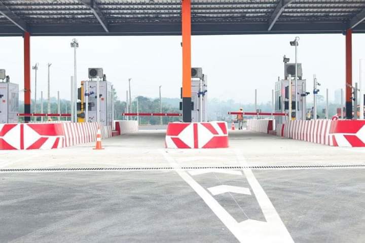 Troisième Image de Société. L'extension de la station de péage d'Attinguié en Côte d'Ivoire, officiellement inaugurée le vendredi 12 janvier 2024, marque une étape significative dans le développement économique et infrastructurel du pays. Cet événement a suscité l'attention des autorités ivoiriennes et de la population locale, soulignant l'importance stratégique de cette expansion pour la gestion du réseau routier et l'optimisation des revenus. Avec le passage de 8 à 16 postes de péage, cette extension vise à répondre à la croissance constante du trafic routier dans la région. La Côte d'Ivoire, en tant que plaque tournante économique de l'Afrique de l'Ouest, a connu une augmentation significative du commerce et des déplacements, nécessitant une infrastructure routière solide et efficace. L'ouverture officielle de cette nouvelle section de la station de péage témoigne de l'engagement du gouvernement ivoirien à investir dans des projets d'infrastructure cruciaux pour soutenir le développement économique du pays. La cérémonie d'inauguration a été marquée par la présence de hauts fonctionnaires gouvernementaux, de responsables locaux et de représentants des entreprises impliquées dans le projet. Les discours prononcés lors de l'événement ont souligné l'importance de cette expansion pour renforcer la connectivité régionale, faciliter le commerce et améliorer la qualité des services de transport. Les autorités ont également souligné les retombées économiques attendues, notamment la création d'emplois locaux et l'augmentation des recettes fiscales grâce à la collecte de péages. Cette extension de la station de péage d'Attinguié a été réalisée dans le cadre d'un partenariat public-privé, démontrant la volonté du gouvernement de mobiliser des ressources externes pour financer des projets d'infrastructure majeurs. Les entreprises privées impliquées dans la conception, la construction et la gestion de cette extension ont été saluées pour leur expertise et leur contribution au succès du projet. En plus d'optimiser la gestion du trafic, l'extension de la station de péage vise à améliorer la sécurité routière. Les nouvelles installations sont équipées de technologies modernes de péage électronique et de surveillance, contribuant ainsi à réduire les congestions et à assurer un flux plus fluide sur les routes. Cela s'inscrit dans la vision à long terme du gouvernement de créer un réseau routier sûr, efficient et durable. Sur le plan environnemental, des mesures ont été prises pour minimiser l'impact écologique de cette expansion. Des études d'impact environnemental ont été menées, et des initiatives de reboisement et de préservation des zones naturelles avoisinantes ont été mises en œuvre pour compenser les éventuelles perturbations. Cette extension de la station de péage d'Attinguié s'inscrit également dans une perspective plus large de développement économique régional. En renforçant la connectivité routière, elle favorise l'intégration des régions périphériques, stimulant ainsi le commerce interne et renforçant les liens entre les communautés locales. En conclusion, l'extension de la station de péage d'Attinguié en Côte d'Ivoire représente un jalon important dans le développement socio-économique du pays. En investissant dans des projets d'infrastructure de cette envergure, le gouvernement démontre son engagement envers la croissance durable, la connectivité régionale et l'amélioration des conditions de vie pour sa population.