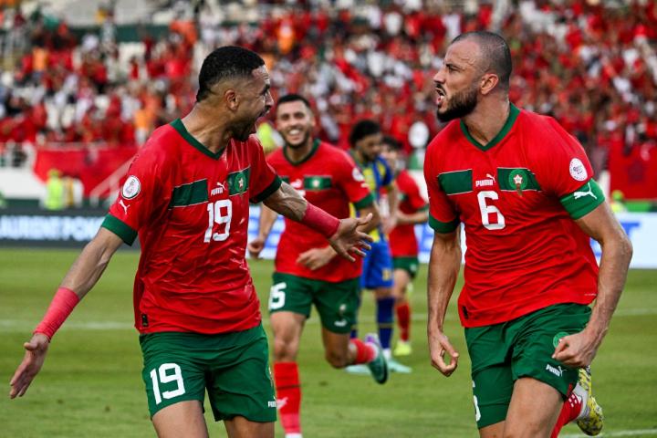 Image de Football. La 34ème édition de la Coupe d'Afrique des Nations (CAN) de football a débuté de manière spectaculaire pour les Lions de l'Atlas du Maroc, qui ont étrillé les "Taifa Stars" de la Tanzanie sur un score sans appel de 3-0. Le stade Laurent Pokou de San-Pédro a été le témoin de cette victoire éclatante lors du match d'ouverture du groupe F, mercredi soir. Romain Saïss, le capitaine de l'équipe marocaine, a ouvert le bal en inscrivant le premier but à la 30ème minute de jeu. La domination des Lions de l'Atlas s'est poursuivie avec Azzedine Ounahi marquant à la 77ème minute, suivi de Youssef En-Nesyri à la 80ème minute. Cette performance remarquable a propulsé le Maroc au sommet du groupe F, établissant d'emblée leur position de favoris dans la compétition. L'analyse du match révèle la nette supériorité technique des Lions de l'Atlas sur les Tanzaniens. Tout au long de la rencontre, l'équipe marocaine a imposé son jeu, laissant les "Taifa Stars" désorientés et incapables de trouver des solutions pour inverser la tendance. La Tanzanie, visiblement dépassée, a manqué de détermination et d'agressivité, laissant les Lions de l'Atlas dicter le rythme du match. La situation s'est aggravée pour les Tanzaniens avec l'expulsion d'un de leurs joueurs à la 70ème minute, les laissant réduits à dix sur le terrain. Cette sanction a accentué le désavantage de l'équipe face à un Maroc déterminé et en pleine maîtrise de son jeu. La réaction émotionnelle des Tanzaniens, exprimée à travers des signes de frustration et de colère, a souligné la frustration de l'équipe face à une défaite incontestable. Les supporters, déçus, ont assisté à un match où leur équipe n'a pas été à la hauteur des attentes, accentuant ainsi la nécessité d'une réflexion approfondie et de rectifications pour les prochains défis. Les Lions de l'Atlas, quant à eux, ont confirmé leur statut de prétendants sérieux au titre de la CAN 2023. Leur performance offensive, combinée à une défense solide, a créé une synergie impressionnante sur le terrain. La question qui se pose désormais est de savoir si cette dynamique sera maintenue dans les prochains matchs du tournoi. Dimanche prochain, le Maroc fera face au Congo dans un autre défi crucial pour consolider sa position de leader du groupe F. Les attentes sont élevées, et les supporters anticipent avec impatience la prochaine étape de cette aventure sportive. La Côte d'Ivoire, pays hôte de cette édition de la CAN, continuera d'accueillir des moments intenses de compétition jusqu'à la grande finale prévue le 11 février prochain. En conclusion, la victoire convaincante du Maroc sur la Tanzanie à l'ouverture de la CAN 2023 a marqué le début d'un parcours prometteur pour les Lions de l'Atlas. Leur performance exceptionnelle soulève des questions sur la manière dont ils aborderont les défis à venir et s'ils réussiront à maintenir cette dynamique gagnante jusqu'à la fin du tournoi. La scène est maintenant prête pour la suite de cette aventure captivante, avec des enjeux élevés et des émotions à la hauteur de l'événement. Quelle équipe saura émerger victorieuse et laisser une empreinte indélébile dans l'histoire de la CAN 2023 ?