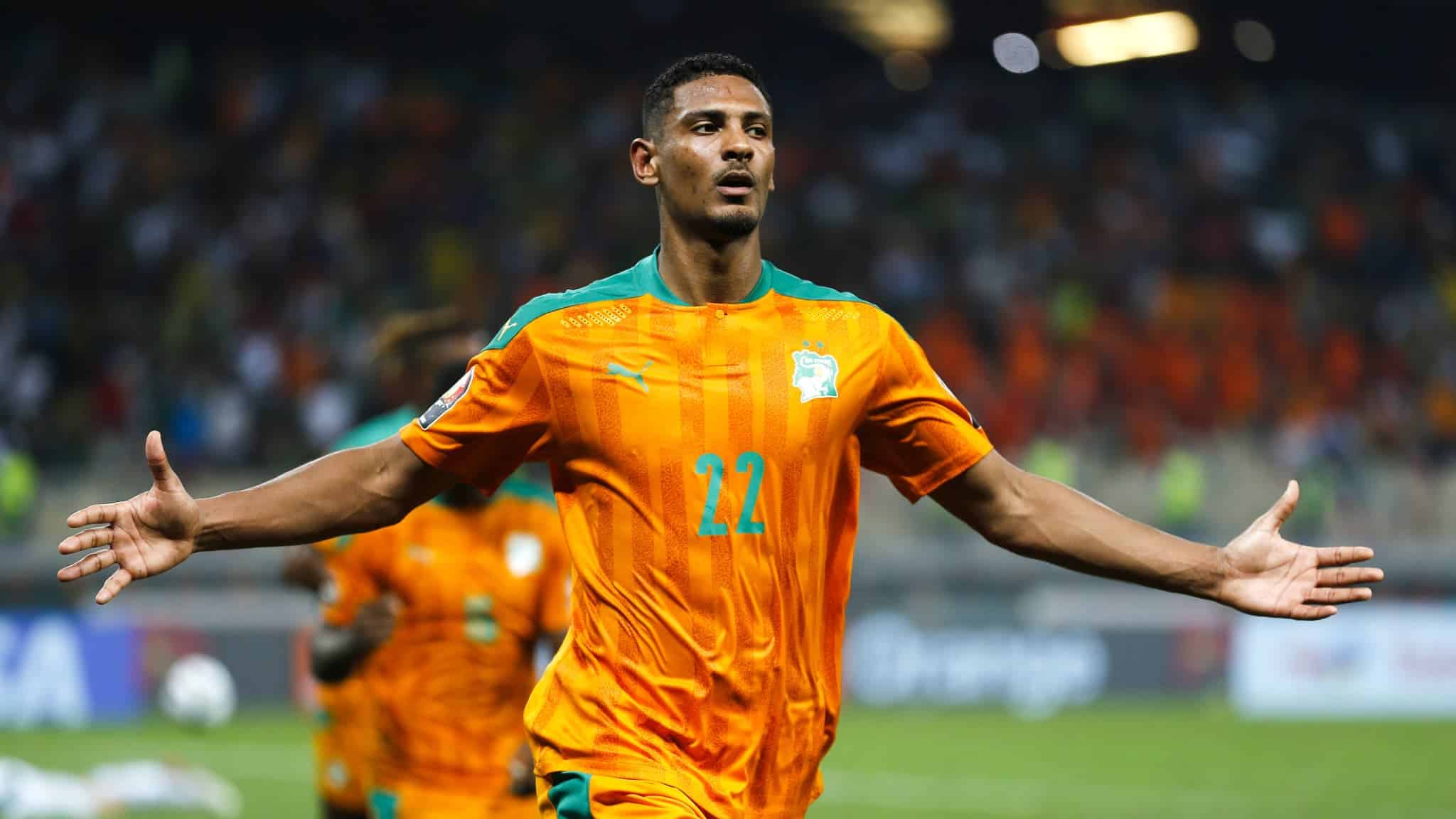 Image de Football. La figure de Sébastien Haller dans les rues d'Abidjan symbolise bien plus qu'un simple athlète. Il représente l'espoir, la persévérance, et l'ambition d'une nation entière. L'attente fébrile de la Côte d'Ivoire pour voir son étoile briller dans la Coupe d'Afrique reflète non seulement l'admiration pour ses compétences sportives, mais aussi une quête collective pour la gloire et la reconnaissance sur la scène internationale. Le Retour Triomphant de Haller Après un an d'absence dans la sélection, le retour de Haller est un événement majeur. Son parcours depuis mars à Bouaké, avec quatre buts en six matches, contraste fortement avec ses performances en Bundesliga, soulignant son rôle crucial pour l'équipe nationale. Sa présence sur le terrain est un facteur de motivation pour l'équipe et les fans, qui voient en lui non seulement un joueur talentueux, mais un symbole de résilience. La Pression de l'Héritage La comparaison avec Didier Drogba, légende ivoirienne du football, est inévitable. Surnommé le "Petit Drogba", Haller porte sur ses épaules le poids de l'attente d'une nation entière. La Côte d'Ivoire, après avoir remporté la Coupe d'Afrique en 2015 juste après la retraite de Drogba, cherche à réitérer cet exploit. Cette pression est palpable non seulement pour Haller mais pour toute l'équipe, rappelant l'échec de 1984 lorsque la Côte d'Ivoire avait été éliminée dès le premier tour du tournoi qu'elle organisait. L'Impact de la Célébrité La présence de Haller dans les publicités et sur les panneaux d'affichage à travers le pays montre son influence bien au-delà du terrain. Sa notoriété lui donne une plateforme pour inspirer et influencer, surtout auprès des jeunes supporters qui voient en lui un modèle de réussite. Cette visibilité est à double tranchant; elle offre une opportunité de contribuer positivement à la société, mais elle implique aussi une responsabilité immense en tant que figure publique. Le Duel Attendu La rencontre face au Nigeria et son attaquant vedette, Victor Osimhen, est un moment crucial pour Haller et pour la Côte d'Ivoire. Ce duel entre deux des meilleurs attaquants d'Afrique est très attendu et symbolise la lutte pour la suprématie dans le football africain. Cette confrontation est plus qu'un simple match; elle est le reflet de la rivalité sportive entre deux nations qui cherchent à affirmer leur domination dans le football africain. La Situation en Bundesliga La performance mitigée de Haller en Bundesliga cette saison, avec seulement deux buts, soulève des questions sur son niveau de jeu et sa capacité à se transcender pour sa nation. Cette dichotomie entre ses performances en club et en sélection nationale met en lumière les défis auxquels les joueurs africains sont confrontés en Europe, où ils doivent souvent jongler entre différents styles de jeu et attentes. La Coupe d'Afrique comme Plateforme de Révélation La Coupe d'Afrique des Nations (CAN) est plus qu'une simple compétition; c'est une vitrine pour les talents africains. Pour de nombreux joueurs, c'est l'occasion de se faire remarquer sur la scène mondiale. Pour Haller, c'est une chance de redorer son blason et de prouver qu'il peut exceller tant au niveau national qu'international. La performance de la Côte d'Ivoire dans ce tournoi aura un impact significatif sur la perception de ses joueurs et de leur capacité à se mesurer aux meilleurs du monde. Les Enjeux pour la Côte d'Ivoire La CAN est également un moment de fierté nationale et d'unité. Une bonne performance de l'équipe nationale peut avoir un effet positif sur le moral du pays et sur sa réputation internationale. Dans un contexte plus large, le succès dans le sport, en particulier le football, est souvent vu comme un symbole de progrès et de développement pour les pays africains. L'avenir de Haller L'avenir de Sébastien Haller est indissociablement lié à ses performances lors de la Coupe d'Afrique. Son retour de blessure et son impact sur le tournoi détermineront non seulement son avenir en sélection nationale, mais influenceront aussi sa carrière en club. Une bonne performance pourrait relancer sa carrière en Bundesliga ou ouvrir la porte à de nouvelles opportunités dans d'autres ligues européennes. En conclusion, la participation de Sébastien Haller dans la Coupe d'Afrique des Nations est un événement crucial non seulement pour sa carrière personnelle, mais aussi pour l'avenir du football ivoirien. Son rôle en tant que leader de l'équipe et symbole national souligne l'importance du sport en tant que vecteur d'unité et de fierté nationale. La question qui se pose alors est la suivante : au-delà de ses performances individuelles, comment Sébastien Haller peut-il influencer de manière durable le développement du football en Côte d'Ivoire et en Afrique?