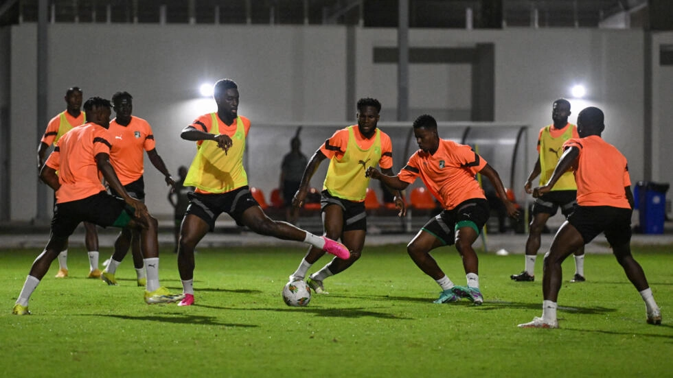 Image de Football. La République démocratique du Congo (RDC), en dépit d'une prestation dominante face à la Zambie, s'est retrouvée dans une situation décevante avec un match nul 1-1 le mercredi 17 janvier. Ce résultat ouvre une période de réflexion et d'analyse pour l'équipe et ses supporters, à mesure que la CAN 2024 se poursuit. Un Match Dominé mais Non Concluant La RDC a clairement dominé le match en termes de possession de balle et d'opportunités de but. Avec 25 tirs, contre seulement trois pour la Zambie, les statistiques reflètent une équipe congolaise largement supérieure en attaque. Cependant, la capacité à transformer cette domination en buts reste un défi majeur. Le seul but concédé, suite à une erreur du gardien Lionel Mpasi-Nzau, souligne l'importance de la concentration et de la discipline tout au long du match. Le Manque d'Efficacité Offensive Bien que l'équipe ait montré une capacité à créer des occasions, l'efficacité devant le but est une préoccupation majeure. Les attaquants, dont Cédric Bakambu, ont eu plusieurs occasions de marquer, mais ont manqué de la précision nécessaire pour transformer ces occasions en buts. Cette inefficacité offensive pourrait devenir un obstacle majeur dans leur quête de succès à la CAN. La Défense Zambienne : Un Mur Impénétrable La Zambie, bien que largement dominée en termes de possession et d'opportunités, a démontré une défense solide et résiliente. Tresford Mulenga, le gardien zambien, a été particulièrement remarquable, réalisant plusieurs arrêts cruciaux. Cette résilience défensive zambienne est un rappel que dans le football moderne, une défense bien organisée et déterminée peut souvent contrecarrer même les attaques les plus persistantes. Les Enjeux pour la Suite de la CAN Pour la RDC, ce match nul est un signal d'alerte. L'équipe doit affiner son approche offensive pour transformer sa domination en victoires. Le prochain match contre le Maroc sera crucial. Le Maroc, connu pour sa tactique solide et son jeu rapide, représente un défi majeur pour les Léopards de la RDC. Une victoire est impérative pour garder espoir dans la compétition. La Pression sur l'Entraîneur et les Joueurs L'entraîneur de la RDC est maintenant sous pression pour adapter sa stratégie et ses choix de joueurs pour assurer un meilleur résultat contre le Maroc. Les joueurs, en particulier les attaquants, seront également sous le feu des projecteurs, car ils doivent prouver leur capacité à marquer sous pression. L'Impact Psychologique du Match Nul Un match nul dans de telles circonstances peut avoir un impact psychologique sur l'équipe. Alors que la détermination et la confiance sont essentielles, l'équipe doit également gérer la déception et la frustration résultant de ce match. La capacité à rebondir après un tel revers sera cruciale pour le moral et la cohésion de l'équipe. L'Importance de la Gestion des Matchs Ce match souligne l'importance de la gestion des matchs dans les tournois majeurs. Chaque moment compte, et une seule erreur peut changer le cours d'un match. La capacité de l'équipe à gérer la pression, à maintenir la discipline, et à exploiter chaque occasion sera déterminante dans les matchs à venir. La Réaction des Supporters et des Médias Les supporters de la RDC, ainsi que les médias, joueront un rôle crucial dans la façon dont l'équipe aborde les prochains matchs. Le soutien inconditionnel des fans peut être un facteur motivant, tandis que les critiques constructives des médias peuvent aider l'équipe à identifier et à corriger ses faiblesses. Envisager l'Avenir La RDC, en tant qu'équipe avec un riche héritage footballistique, a beaucoup à offrir. Ce match nul, bien que décevant, est aussi une opportunité d'apprendre et de s'améliorer. Avec les bons ajustements et un état d'esprit positif, l'équipe peut encore réaliser de grandes choses dans cette CAN. En conclusion, la performance de la RDC contre la Zambie ouvre un débat sur les stratégies d'attaque, la gestion des matchs, et la psychologie sportive dans le football moderne. Alors que l'équipe se prépare pour son prochain match contre le Maroc, la question demeure : Quels changements stratégiques et psychologiques la République démocratique du Congo doit-elle adopter pour surmonter ses défis actuels et réaliser son plein potentiel dans la CAN 2024 ?