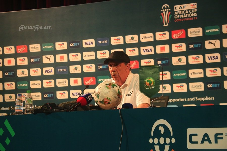 Image de Football. La déclaration du coach Jean-Louis Gasset avant le match décisif de la Côte d'Ivoire contre le Nigeria à Abidjan est un reflet de la stratégie et de la préparation mentale qui précèdent les affrontements cruciaux dans les tournois internationaux tels que la CAN. Le match, prévu pour le jeudi 17 janvier 2024 au stade d'Ebimpé, est chargé de significations et d'enjeux pour les deux équipes, particulièrement pour les Eléphants de Côte d'Ivoire. L'Analyse de la Force Adverse La reconnaissance par Gasset de la qualité de l'équipe nigériane, notamment la présence de talents comme Osimhen, est une preuve de respect et de réalisme. Identifier les forces de l'adversaire est crucial pour élaborer une stratégie efficace. Cela implique une préparation minutieuse, non seulement pour contrer les atouts de l'adversaire, mais aussi pour exploiter ses éventuelles faiblesses. La Préparation Tactique des Eléphants La Côte d'Ivoire, en tête de la poule A avec 3 points, doit consolider sa position. Pour cela, une préparation tactique axée sur la maîtrise technique et la qualité de la transmission du ballon est essentielle. Gasset souligne l'importance de l'aspect collectif du jeu, un facteur souvent décisif dans les grands tournois. L'harmonie et la synergie de l'équipe peuvent surmonter les individualités, même les plus talentueuses. L'Intensité du Match La promesse d'un match intense reflète la détermination de l'équipe ivoirienne à affronter le défi que représente le Nigeria. Cette intensité doit se manifester tant sur le plan physique que mental. La CAN, réputée pour son football passionné et énergique, exige des joueurs une endurance exceptionnelle et une concentration sans faille. Le Facteur Psychologique Outre la préparation physique et tactique, l'aspect psychologique joue un rôle crucial. La capacité de l'équipe à gérer la pression, surtout en jouant à domicile devant un public attendu en grand nombre, sera déterminante. La gestion des émotions, la confiance en soi et en l'équipe, ainsi que la capacité à rester focalisé sur le plan de jeu malgré les défis, sont des aspects clés. L'Impact des Supporters Jouer à domicile au stade d'Ebimpé offre à la Côte d'Ivoire un avantage potentiel, grâce au soutien de ses supporters. L'ambiance dans le stade peut galvaniser les joueurs, mais elle peut aussi créer une pression supplémentaire. La façon dont l'équipe gérera cette dynamique pourrait influencer le résultat du match. La Performance des Joueurs Clés Les performances individuelles de joueurs clés, tant du côté ivoirien que nigérian, seront scrutées avec attention. Des joueurs comme Osimhen pour le Nigeria et les figures de proue de la Côte d'Ivoire devront faire preuve de leadership et de capacité à influencer le cours du jeu. La Gestion du Match par Gasset En tant qu'entraîneur, Gasset aura la tâche difficile de gérer le match, de faire des ajustements tactiques en temps réel, et de motiver ses joueurs. Son expérience et sa stratégie seront mises à l'épreuve face à une équipe nigériane talentueuse. L'Enjeu pour la Suite du Tournoi Ce match est plus qu'une simple confrontation pour les points; il a des implications pour la dynamique de groupe et la confiance des deux équipes. Une victoire pour la Côte d'Ivoire solidifierait sa position de leader et donnerait un élan considérable pour la suite du tournoi. Pour le Nigeria, c'est une occasion de démontrer sa supériorité annoncée et de prendre une position dominante dans le groupe. L'Analyse Post-Match Après le match, une analyse approfondie sera nécessaire, quel que soit le résultat. Les leçons tirées de cette confrontation seront cruciales pour les matchs à venir. La manière dont l'équipe réagit, s'adapte et évolue à la suite de ce match définira son parcours dans la CAN. Vers une Conclusion Ouverte En conclusion, le match à venir entre la Côte d'Ivoire et le Nigeria est plus qu'une simple rencontre sportive; c'est une manifestation de stratégie, de préparation et de mentalité. Le résultat dépendra d'une multitude de facteurs, allant de la tactique et la technique à la psychologie et au soutien des supporters. À travers cette analyse, une question ouverte se pose: comment la gestion des attentes élevées et la pression de jouer à domicile peuvent-elles influencer la performance d'une équipe dans un tournoi majeur comme la CAN, et quelles leçons peuvent être tirées pour les compétitions futures?