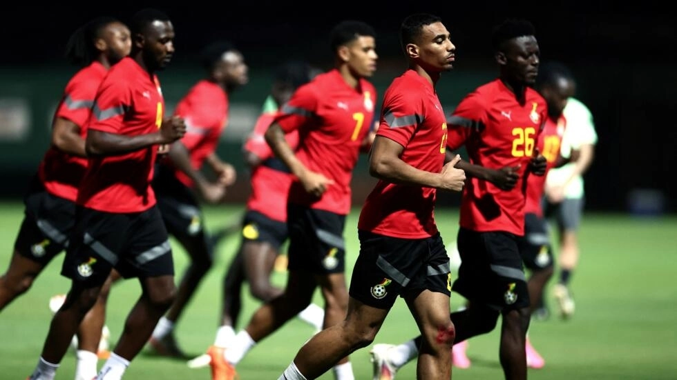 Image de Football. L'enjeu est de taille pour le Ghana dans le groupe B de la Coupe d'Afrique des Nations (CAN) 2024. Après une défaite inattendue contre le Cap-Vert (2-1), l’équipe ghanéenne, autrefois redoutée sur le continent, se retrouve au pied du mur. La prochaine rencontre face à l'Égypte, qui a également connu un démarrage hésitant dans le tournoi avec un match nul contre le Mozambique, est cruciale pour les Black Stars s'ils veulent conserver une chance de voir les huitièmes de finale. Jordan Ayew, le dynamique attaquant ghanéen, souligne l'urgence de la situation : "On doit obtenir un résultat". Le Ghana, déjà sous pression après la première journée, se trouve dans une position délicate. Non seulement il doit affronter l'Égypte, sept fois championne d'Afrique, mais aussi faire face à l'incertitude de l'état de forme de son joueur clé, Mohammed Kudus. C'est une période difficile pour le Ghana. Ces derniers mois, les performances de l'équipe ont été loin des attentes élevées de ses supporters passionnés. La défaite contre le Cap-Vert a été particulièrement amère, suscitant des critiques virulentes et mettant en lumière la pression intense sur le sélectionneur Chris Hughton. Malgré l'atmosphère tendue, Hughton s'est abstenu de commenter sur son avenir à la tête de l'équipe, ce qui laisse planer une incertitude supplémentaire autour de la sélection. L'Égypte, bien que n'ayant pas non plus connu le meilleur des départs, se trouve dans une position légèrement plus avantageuse avec un point au compteur. Rui Vitoria, le sélectionneur des Pharaons, ne cache pas l'importance du match contre le Ghana, le qualifiant de "finale" pour son équipe. Pour les Pharaons, il s'agit de rebondir après leur match nul contre le Mozambique et de s'imposer comme un concurrent sérieux dans le tournoi. Les Black Stars, malgré leur situation difficile, ne sont pas sans atouts. Jordan Ayew reste optimiste, affirmant que l'équipe a le potentiel pour rivaliser avec n'importe quel adversaire. Cependant, le soutien des supporters ghanéens pourrait être mis à rude épreuve si l'équipe ne parvient pas à surmonter les défis auxquels elle est confrontée dans ce tournoi. Ce match contre l'Égypte n'est pas seulement un test pour le Ghana en termes de qualification pour les phases finales, mais aussi un baromètre de l'état actuel du football ghanéen. Une nation autrefois dominante dans le football africain, le Ghana n'a pas remporté la CAN depuis 1982, une disette qui pèse lourd dans les cœurs des fans. Jordan Ayew et ses coéquipiers sont donc confrontés à un double défi : prouver qu'ils sont toujours une force à prendre au sérieux sur le continent africain et redonner espoir à une nation assoiffée de gloire footballistique. Alors que le Ghana s'apprête à affronter l'Égypte, les enjeux ne pourraient être plus élevés. Un échec à se qualifier pour les phases finales serait un coup dur pour une équipe qui a déjà connu son lot de déceptions. Mais une victoire pourrait redonner confiance et élan à une nation qui a longtemps été un pilier du football africain. Dans ce contexte, une question demeure : peut-on encore considérer le Ghana comme un des grands favoris de la CAN, ou est-il temps de revoir les attentes à la baisse pour cette équipe autrefois illustre ?