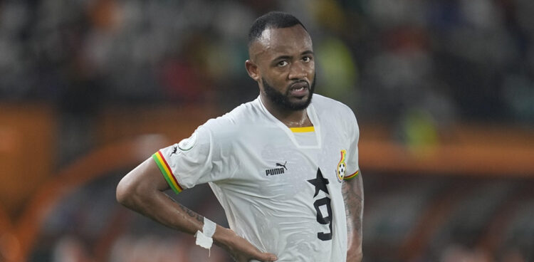 Image de Football. L'enthousiasme et la détermination de Jordan Ayew sont palpables dans ses déclarations récentes concernant la participation des Black Stars à la Coupe d'Afrique des Nations (CAN) 2023. L'attaquant ghanéen, représentant Crystal Palace, a clairement souligné que leur présence à Abidjan n'était pas motivée par une escapade touristique, mais par une quête de victoire sur le terrain de football. Le tournoi a débuté avec des hauts et des bas pour Chris Hughton et son équipe, connaissant une défaite décevante face au Cap-Vert. Malgré cette première déconvenue, Ayew, lors d'une conférence de presse avant le prochain match, a insisté sur la détermination de l'équipe à rectifier le tir et à montrer sa véritable force sur le terrain. La déclaration sans équivoque de Jordan Ayew, affirmant que "nous ne sommes pas venus ici pour visiter Abidjan, nous sommes venus ici pour gagner", résonne comme un cri de ralliement pour les Black Stars. Cela témoigne de leur état d'esprit compétitif et de leur engagement envers l'objectif ultime de remporter la CAN 2023. En se penchant sur le prochain défi contre l'Égypte, Ayew exprime sa confiance en affirmant que les Black Stars possèdent les compétences nécessaires pour l'emporter. Malgré la performance mitigée de l'Égypte dans son premier match, nécessitant un penalty tardif de Mohamed Salah pour arracher un match nul contre le Mozambique, Ayew croit en la capacité de son équipe à livrer une prestation solide. L'échec du premier match est analysé par Ayew comme un manque de concentration sur la durée totale de la rencontre. Cependant, il souligne l'importance de revenir en force, de maintenir la concentration, et d'adopter une approche agressive pour assurer le succès. Sa confiance totale dans les compétences des joueurs et du staff renforce l'optimisme quant à une performance impressionnante contre l'Égypte. Dans cette perspective, les supporters des Black Stars sont invités à partager cette confiance et cet optimisme envers leur équipe nationale. L'attitude résolue de Jordan Ayew semble contagieuse, créant une dynamique positive au sein de l'équipe qui pourrait se traduire par des résultats prometteurs dans les prochains matchs du tournoi. En conclusion, la déclaration initiale de Jordan Ayew a ouvert une fenêtre sur l'état d'esprit compétitif des Black Stars et a créé une narration passionnante pour la CAN 2023. L'évolution de cette histoire reste à découvrir sur le terrain, mais une question demeure : Les Black Stars peuvent-ils transformer leur détermination en succès et marquer l'histoire de la CAN 2023? La réponse repose sur les épaules de ces athlètes déterminés, prêts à tout pour conquérir l'Afrique.