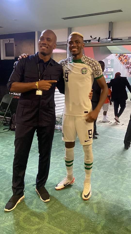 Image de Football. Didier Drogba, légende du football ivoirien, a exprimé ses félicitations à l'égard de Victor Osimhen suite à sa brillante prestation contre les Éléphants de Côte d'Ivoire. La rencontre, au cours de laquelle Osimhen a joué un rôle clé dans la victoire des "Super Eagles", a suscité l'admiration de Drogba, qui suit de près la carrière du joueur depuis l'Europe. Cette félicitation de la part de Didier Drogba ne peut être sous-estimée, car elle témoigne d'une reconnaissance notable au sein du monde du football africain. Drogba, en tant que figure emblématique du football ivoirien, confère ainsi une légitimité supplémentaire au talent de Victor Osimhen. Sa reconnaissance ne se limite pas seulement à cette performance spécifique, mais semble également s'étendre à une appréciation générale du joueur. Ce geste de reconnaissance prend une dimension encore plus significative lorsque l'on considère le contexte du titre de Meilleur joueur décerné à Victor Osimhen pour l'année 2023 par les instances les plus éminentes du football africain. Didier Drogba semble, par ses félicitations, approuver tacitement cette distinction honorifique, mettant ainsi en avant la remarquable contribution d'Osimhen au football africain au cours de cette période. La relation entre Drogba et Osimhen pourrait également être explorée davantage. Est-ce une admiration spontanée de la part de Drogba pour le talent brut d'Osimhen, ou existe-t-il des liens plus profonds entre les deux joueurs en dehors du terrain ? Les racines de cette connexion méritent d'être examinées pour mieux comprendre le contexte de ces félicitations. Par ailleurs, cette reconnaissance de Drogba soulève des questions sur l'impact de tels éloges venant de personnalités légendaires du football sur la carrière d'un joueur. Comment cette approbation de Drogba pourrait-elle influencer la confiance et la motivation d'Osimhen dans ses futurs défis sur le terrain ? L'analyse psychologique de l'impact de tels encouragements pourrait fournir des perspectives intéressantes. En examinant de plus près la performance qui a suscité ces félicitations, on pourrait mettre en lumière les moments clés du match où Osimhen a brillé. Son habileté à dribbler, à marquer des buts ou à créer des opportunités pour ses coéquipiers mérite une attention particulière. En décomposant ces éléments, on peut mieux apprécier la polyvalence et la contribution globale d'Osimhen à l'équipe. Il serait également pertinent d'explorer la réaction de la communauté sportive et des fans à ces félicitations. Comment les supporters des "Super Eagles" et de l'équipe nationale ivoirienne ont-ils réagi à cette reconnaissance de la part de Drogba envers Osimhen ? Ces réponses pourraient offrir un aperçu de la manière dont de tels événements sont perçus et influencent les dynamiques entre les équipes et leurs supporters. En conclusion, les félicitations de Didier Drogba à l'endroit de Victor Osimhen ouvrent la voie à une exploration approfondie des implications de cette reconnaissance dans le monde du football africain. De la relation entre les deux joueurs à l'influence potentielle sur la carrière d'Osimhen et la réaction de la communauté sportive, chaque aspect offre une perspective unique pour comprendre la portée de ces félicitations au-delà de la simple reconnaissance d'une performance exceptionnelle.