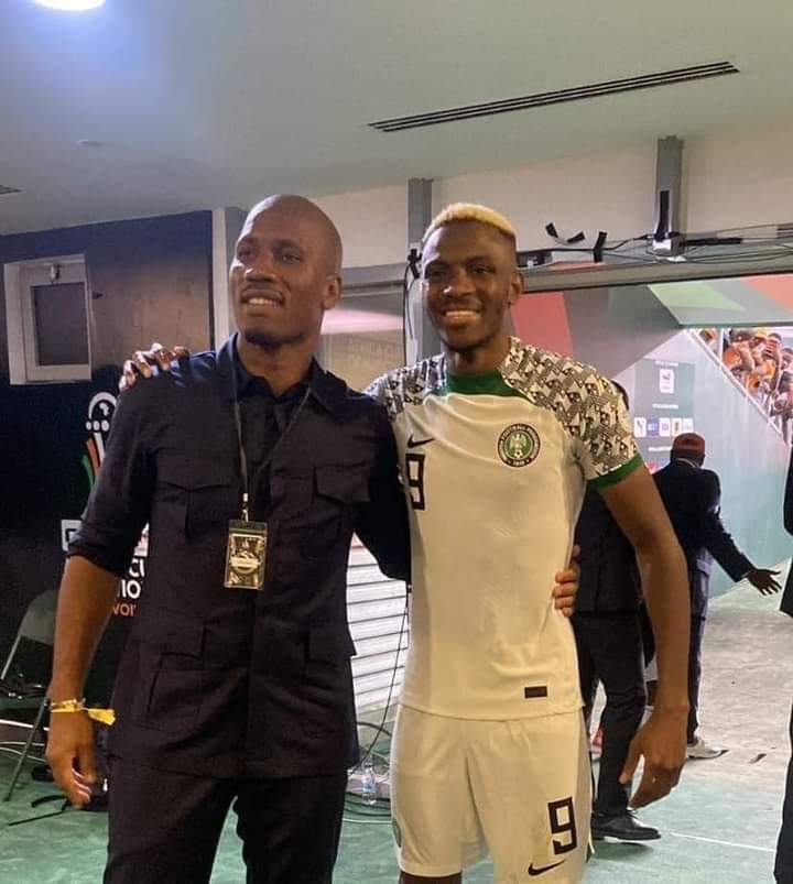 Quatrième Image de Football. Didier Drogba, légende du football ivoirien, a exprimé ses félicitations à l'égard de Victor Osimhen suite à sa brillante prestation contre les Éléphants de Côte d'Ivoire. La rencontre, au cours de laquelle Osimhen a joué un rôle clé dans la victoire des "Super Eagles", a suscité l'admiration de Drogba, qui suit de près la carrière du joueur depuis l'Europe. Cette félicitation de la part de Didier Drogba ne peut être sous-estimée, car elle témoigne d'une reconnaissance notable au sein du monde du football africain. Drogba, en tant que figure emblématique du football ivoirien, confère ainsi une légitimité supplémentaire au talent de Victor Osimhen. Sa reconnaissance ne se limite pas seulement à cette performance spécifique, mais semble également s'étendre à une appréciation générale du joueur. Ce geste de reconnaissance prend une dimension encore plus significative lorsque l'on considère le contexte du titre de Meilleur joueur décerné à Victor Osimhen pour l'année 2023 par les instances les plus éminentes du football africain. Didier Drogba semble, par ses félicitations, approuver tacitement cette distinction honorifique, mettant ainsi en avant la remarquable contribution d'Osimhen au football africain au cours de cette période. La relation entre Drogba et Osimhen pourrait également être explorée davantage. Est-ce une admiration spontanée de la part de Drogba pour le talent brut d'Osimhen, ou existe-t-il des liens plus profonds entre les deux joueurs en dehors du terrain ? Les racines de cette connexion méritent d'être examinées pour mieux comprendre le contexte de ces félicitations. Par ailleurs, cette reconnaissance de Drogba soulève des questions sur l'impact de tels éloges venant de personnalités légendaires du football sur la carrière d'un joueur. Comment cette approbation de Drogba pourrait-elle influencer la confiance et la motivation d'Osimhen dans ses futurs défis sur le terrain ? L'analyse psychologique de l'impact de tels encouragements pourrait fournir des perspectives intéressantes. En examinant de plus près la performance qui a suscité ces félicitations, on pourrait mettre en lumière les moments clés du match où Osimhen a brillé. Son habileté à dribbler, à marquer des buts ou à créer des opportunités pour ses coéquipiers mérite une attention particulière. En décomposant ces éléments, on peut mieux apprécier la polyvalence et la contribution globale d'Osimhen à l'équipe. Il serait également pertinent d'explorer la réaction de la communauté sportive et des fans à ces félicitations. Comment les supporters des "Super Eagles" et de l'équipe nationale ivoirienne ont-ils réagi à cette reconnaissance de la part de Drogba envers Osimhen ? Ces réponses pourraient offrir un aperçu de la manière dont de tels événements sont perçus et influencent les dynamiques entre les équipes et leurs supporters. En conclusion, les félicitations de Didier Drogba à l'endroit de Victor Osimhen ouvrent la voie à une exploration approfondie des implications de cette reconnaissance dans le monde du football africain. De la relation entre les deux joueurs à l'influence potentielle sur la carrière d'Osimhen et la réaction de la communauté sportive, chaque aspect offre une perspective unique pour comprendre la portée de ces félicitations au-delà de la simple reconnaissance d'une performance exceptionnelle.