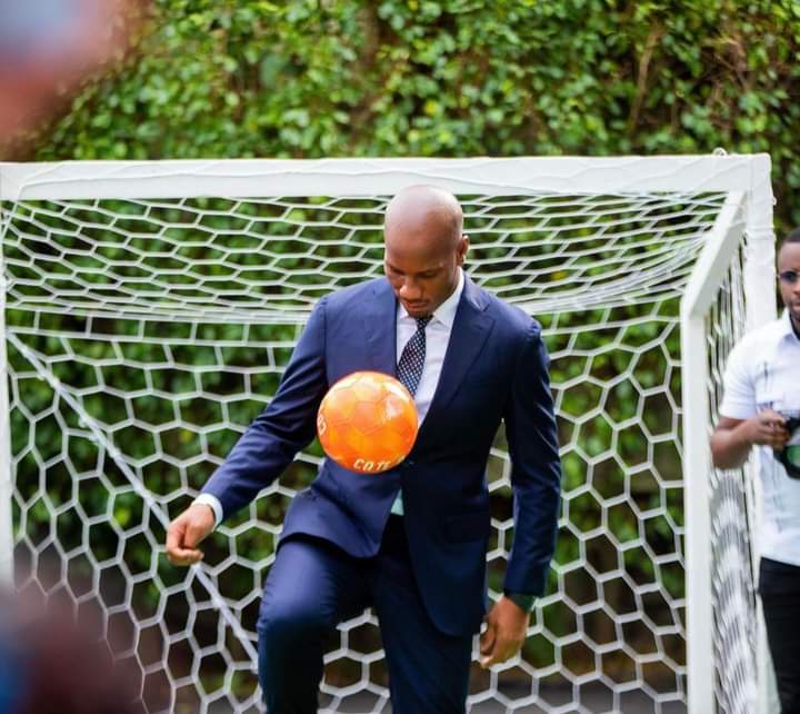 Image de Football. Didier Drogba, l'emblématique joueur de football ivoirien, a adressé un message passionné aux supporters ivoiriens en prévision de la Coupe d'Afrique des Nations 2023 (CAN 2023). Dans des déclarations marquantes, l'ancien capitaine de l'équipe nationale a souligné l'histoire complexe de la Côte d'Ivoire dans la compétition continentale et a insisté sur la nécessité pour les Ivoiriens de rester concentrés et lucides. Drogba a rappelé aux fans que remporter une CAN n'a jamais été une tâche facile pour la Côte d'Ivoire. Il a évoqué les éditions précédentes, notamment en 1992 et 2015, où l'équipe nationale a dû faire face à des défis significatifs. Le joueur légendaire a souligné que la critique a toujours entouré la sélection, mais malgré cela, la persévérance a été la clé du succès. Le message de Drogba aux Ivoiriens met en lumière l'importance de garder à l'esprit les difficultés passées et de rester concentrés sur l'objectif à venir. Il insiste sur la nécessité de maintenir la concentration tout au long de la compétition, soulignant que la CAN est un marathon plutôt qu'un sprint. Dans ses conseils, Didier Drogba met en avant la nécessité de se qualifier pour les étapes suivantes de la compétition. Il souligne qu'atteindre la prochaine phase est une priorité absolue, que ce soit en remportant le prochain match, en se classant deuxième ou en devenant l'un des meilleurs troisièmes. Drogba encourage même l'ambition d'une qualification en tant que premier du groupe, soulignant l'incertitude inhérente au football. Le capitaine emblématique, désormais retraité du football professionnel, insiste sur le caractère imprévisible du sport et encourage les Ivoiriens à se concentrer sur les étapes immédiates sans perdre de vue l'ensemble du tournoi. Il décrit le prochain tour comme une "autre paire de manche", soulignant les défis uniques qui se présentent à chaque étape de la CAN. Le discours de Didier Drogba résonne comme un appel à l'unité et à la détermination, invitant les supporters et les joueurs à se rallier derrière l'équipe nationale. Ses paroles reflètent l'expérience acquise au fil des années et son engagement envers le football ivoirien. Les Ivoiriens, galvanisés par les mots de leur légende vivante, aborderont la CAN 2023 avec une nouvelle détermination, conscients des défis mais également inspirés par l'héritage de succès que Drogba et d'autres ont construit pour le football de leur nation.