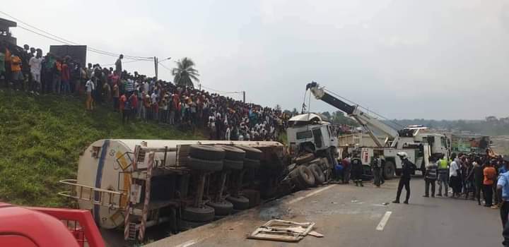 Image de Faits Divers. Le tragique accident de circulation survenu à Yopougon, plus précisément à la descente du corridor GESCO, a laissé une empreinte indélébile dans la mémoire collective. Ce dramatique carambolage a impliqué trois véhicules majeurs : un imposant camion-citerne, un robuste camion-benne et un minibus de transport en commun. La collision, survenue à un point névralgique de la circulation, a rapidement évolué en une scène chaotique, entraînant des conséquences dévastatrices. Les secours ont été dépêchés sur les lieux en un temps record, mais le bilan humain demeure lourd. Vingt personnes ont été directement impactées, marquant ainsi cette journée tragique. Malheureusement, dix individus ont perdu la vie dans cet accident, plongeant leurs familles dans un deuil douloureux. Les autorités médicales et les équipes de secours, mobilisées avec célérité, ont réussi à évacuer les dix autres victimes vers le Centre Hospitalier Universitaire (CHU) de Treichville. Les moyens de transport d'urgence tels que l'AL 11, le VSU 43, l'AR 11 et l'ASR 41 ont été sollicités pour assurer un transfert rapide et efficace vers les services médicaux. Au CHU de Treichville, les équipes médicales se sont mobilisées pour prendre en charge les blessés, mettant en œuvre tout leur savoir-faire et leurs ressources pour tenter de sauver des vies. La solidarité de la communauté médicale et des volontaires a été un élément crucial dans la gestion de cette tragédie, démontrant une fois de plus la résilience et la mobilisation face à l'adversité. Les enquêteurs de la circulation ont immédiatement entamé leur travail sur les lieux de l'accident, cherchant à comprendre les circonstances exactes qui ont conduit à cette collision dévastatrice. L'étude des témoignages, des images de vidéosurveillance et des débris dispersés sur la chaussée constitue une étape essentielle pour déterminer les responsabilités et prévenir de futurs incidents de ce genre. Cet accident met en lumière l'importance cruciale de la sécurité routière et la nécessité d'une vigilance constante sur nos routes. Les autorités locales et nationales doivent intensifier leurs efforts pour mettre en place des mesures de prévention plus efficaces, sensibiliser la population aux risques et renforcer les sanctions envers les comportements irresponsables au volant. Au-delà de l'aspect technique de l'accident, il est impératif de reconnaître le traumatisme vécu par la communauté locale. Des mesures de soutien psychologique doivent être mises en place pour les familles des victimes, les témoins de l'accident et tous ceux qui ont été touchés de près ou de loin par cette tragédie. La solidarité et l'empathie sont des éléments clés dans la reconstruction émotionnelle de la communauté. En conclusion, cet accident de circulation à Yopougon GESCO descente corridor restera gravé dans les mémoires comme une journée sombre. Au-delà du bilan tragique, il doit servir de rappel poignant de l'importance de la sécurité routière et de la nécessité d'une mobilisation collective pour prévenir de telles catastrophes à l'avenir. La vie de chacun est précieuse, et il incombe à chacun de contribuer à créer des conditions de circulation plus sûres pour tous.