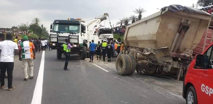 Deuxième Image de Faits Divers. Le tragique accident de circulation survenu à Yopougon, plus précisément à la descente du corridor GESCO, a laissé une empreinte indélébile dans la mémoire collective. Ce dramatique carambolage a impliqué trois véhicules majeurs : un imposant camion-citerne, un robuste camion-benne et un minibus de transport en commun. La collision, survenue à un point névralgique de la circulation, a rapidement évolué en une scène chaotique, entraînant des conséquences dévastatrices. Les secours ont été dépêchés sur les lieux en un temps record, mais le bilan humain demeure lourd. Vingt personnes ont été directement impactées, marquant ainsi cette journée tragique. Malheureusement, dix individus ont perdu la vie dans cet accident, plongeant leurs familles dans un deuil douloureux. Les autorités médicales et les équipes de secours, mobilisées avec célérité, ont réussi à évacuer les dix autres victimes vers le Centre Hospitalier Universitaire (CHU) de Treichville. Les moyens de transport d'urgence tels que l'AL 11, le VSU 43, l'AR 11 et l'ASR 41 ont été sollicités pour assurer un transfert rapide et efficace vers les services médicaux. Au CHU de Treichville, les équipes médicales se sont mobilisées pour prendre en charge les blessés, mettant en œuvre tout leur savoir-faire et leurs ressources pour tenter de sauver des vies. La solidarité de la communauté médicale et des volontaires a été un élément crucial dans la gestion de cette tragédie, démontrant une fois de plus la résilience et la mobilisation face à l'adversité. Les enquêteurs de la circulation ont immédiatement entamé leur travail sur les lieux de l'accident, cherchant à comprendre les circonstances exactes qui ont conduit à cette collision dévastatrice. L'étude des témoignages, des images de vidéosurveillance et des débris dispersés sur la chaussée constitue une étape essentielle pour déterminer les responsabilités et prévenir de futurs incidents de ce genre. Cet accident met en lumière l'importance cruciale de la sécurité routière et la nécessité d'une vigilance constante sur nos routes. Les autorités locales et nationales doivent intensifier leurs efforts pour mettre en place des mesures de prévention plus efficaces, sensibiliser la population aux risques et renforcer les sanctions envers les comportements irresponsables au volant. Au-delà de l'aspect technique de l'accident, il est impératif de reconnaître le traumatisme vécu par la communauté locale. Des mesures de soutien psychologique doivent être mises en place pour les familles des victimes, les témoins de l'accident et tous ceux qui ont été touchés de près ou de loin par cette tragédie. La solidarité et l'empathie sont des éléments clés dans la reconstruction émotionnelle de la communauté. En conclusion, cet accident de circulation à Yopougon GESCO descente corridor restera gravé dans les mémoires comme une journée sombre. Au-delà du bilan tragique, il doit servir de rappel poignant de l'importance de la sécurité routière et de la nécessité d'une mobilisation collective pour prévenir de telles catastrophes à l'avenir. La vie de chacun est précieuse, et il incombe à chacun de contribuer à créer des conditions de circulation plus sûres pour tous.