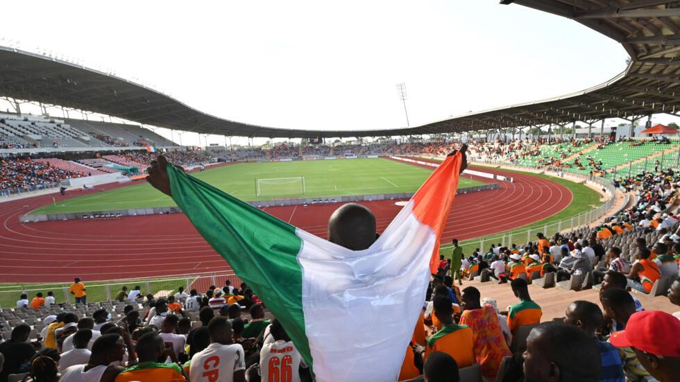 Image de Football. Après la défaite face au Nigeria lors de leur deuxième match à la CAN 2024, la Côte d'Ivoire se trouve dans une situation délicate. Pour assurer leur qualification, les Éléphants doivent remporter leur dernier match contre la Guinée-équatoriale dans le groupe A. La déception est palpable, comme en témoignent les visages fermés des joueurs refusant de parler à la presse. Bien que la situation ne soit pas catastrophique, le moral des Ivoiriens a été affecté par la défaite 1-0 contre le Nigeria. Malgré un début de match prometteur, le penalty accordé aux Super Eagles a changé la donne. Le sélectionneur, Jean-Louis Gasset, analyse le match et souligne le problème de finition de ses joueurs. Il nie la supériorité du Nigeria, mais admet que son équipe a manqué d'efficacité offensive. Les Éléphants, qui pensaient avoir allégé la pression en remportant leur premier match, n'ont pas réussi à rassurer leurs supporters. Franck Kessié reconnaît que l'équipe n'a pas suivi à la lettre les consignes du coach, soulignant la pression positive de jouer à domicile. Malgré cela, les Ivoiriens n'ont pas réussi à jouer libérés. Bonaventure Kalou, coordinateur de la sélection ivoirienne, insiste sur la nécessité de se remobiliser. Les joueurs ont quelques jours pour se reprendre et surmonter la déception. Kalou affirme que même s'ils sont déçus du résultat, ils ne doivent pas être découragés. La remise en question et la détermination à se recentrer sont cruciales pour repartir de l'avant. Ainsi, les Éléphants de Côte d'Ivoire se trouvent à un tournant de la compétition, avec la nécessité de surmonter les obstacles pour se qualifier. La question demeure : pourront-ils retrouver leur élan et assurer leur place dans la suite de la CAN 2024 ?