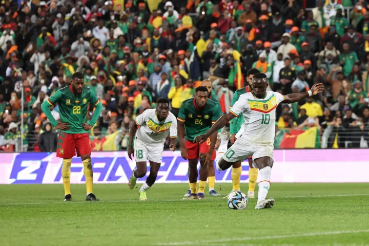 Image de Football. Dans une rencontre électrisante à Yamoussoukro, le Sénégal, champion d'Afrique en titre, a démontré sa suprématie en battant le Cameroun 3-1 lors de la deuxième journée du premier tour de la Coupe d'Afrique des Nations (CAN) 2024. Avec des buts remarquables d’Ismaïla Sarr, Habib Diallo et Sadio Mané, les Lions de la Téranga ont assuré une place en huitièmes de finale, tandis que les Lions Indomptables du Cameroun se trouvent en difficulté dans le groupe C. Ce match était très attendu, opposant deux géants du football africain. Dès le coup d'envoi, l'intensité et la passion étaient palpables, avec des milliers de fans chantant et soutenant leurs équipes. Le Sénégal, avec sa réputation de puissance offensive, n'a pas tardé à prendre l'avantage. Ismaïla Sarr, grâce à son incroyable vitesse et sa technique, a ouvert le score à la 15e minute, plongeant le stade dans une euphorie indescriptible. Le Cameroun, malgré ce début difficile, a tenté de réagir rapidement. Leur jeu se caractérisait par des tentatives offensives audacieuses, mais la défense sénégalaise, bien organisée autour de Kalidou Koulibaly, a su résister. Le Sénégal a doublé son avance à la 33e minute, grâce à un but de Habib Diallo, montrant une efficacité redoutable en attaque. La seconde période a vu le Cameroun pousser pour réduire l'écart, mais la star sénégalaise Sadio Mané, dans un éclat de génie, a marqué le troisième but pour son équipe, rendant la tâche presque impossible pour les Camerounais. Le Cameroun a finalement réussi à inscrire un but par l'intermédiaire de Vincent Aboubakar, mais il était trop tard pour renverser le cours du match. Ce succès place le Sénégal parmi les favoris pour remporter le tournoi. Leur performance impressionnante dans ce match crucial souligne leur détermination à conserver leur titre. Leurs attaquants, notamment Sarr, Diallo et Mané, ont montré pourquoi ils sont considérés comme parmi les meilleurs du continent. Pour le Cameroun, cette défaite soulève des questions sur leur capacité à rivaliser avec les meilleures équipes du tournoi. Malgré un talent indéniable, leur cohésion et leur stratégie doivent être améliorées s'ils veulent aller loin dans la compétition. Le Sénégal, avec sa qualification déjà assurée pour les huitièmes de finale, peut désormais se concentrer sur la préparation des prochains matchs, tandis que le Cameroun doit se ressaisir rapidement pour garder ses espoirs de qualification en vie. Ce match illustre la beauté et l'incertitude du football, où les dynamiques peuvent changer rapidement et où chaque équipe doit constamment s'adapter et évoluer. Les performances du Sénégal et du Cameroun dans ce tournoi seront suivies de près, non seulement par leurs fans passionnés mais aussi par les amateurs de football du monde entier. La question qui se pose maintenant est : le Sénégal peut-il maintenir cette dynamique et aller jusqu'au bout pour défendre avec succès son titre, ou verrons-nous une autre équipe émerger et surprendre dans cette compétition pleine de rebondissements ?