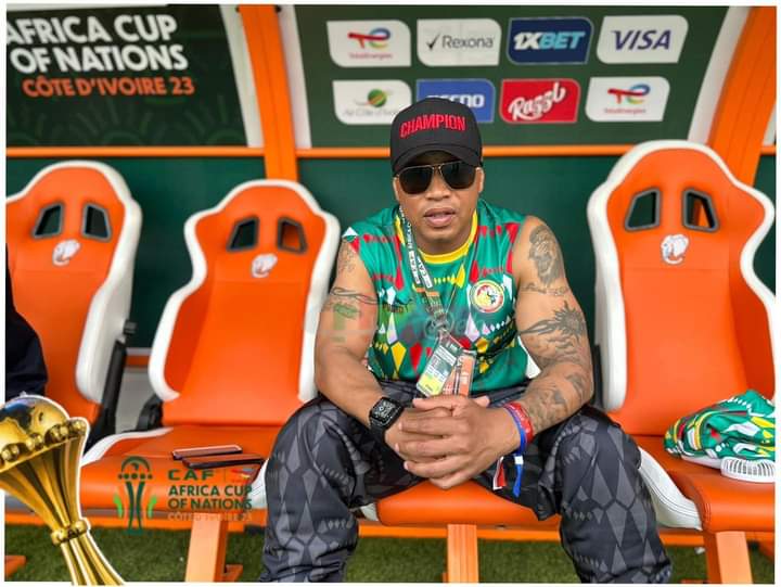 Image de Football. Le commentaire d'El Hadji Diouf sur la performance des Éléphants de la Côte d'Ivoire lors de la CAN 2023 souligne un point crucial dans la stratégie de jeu. Selon l'ancienne star sénégalaise, l'équipe ivoirienne a peut-être adopté une approche trop agressive en cherchant à gagner, plutôt que de jouer stratégiquement pour obtenir au moins un point. Cette analyse suggère une réflexion plus profonde sur les choix tactiques et la gestion de la pression dans le contexte exigeant d'une compétition telle que la Coupe d'Afrique des Nations. Diouf insiste sur la nécessité de considérer une compétition comme une "course de fond" plutôt qu'une "course rapide". Cette métaphore met en lumière l'importance d'une approche équilibrée et durable, suggérant que la clé du succès réside dans la gestion prudente des ressources et la construction d'une performance constante sur la durée du tournoi. Il évoque implicitement la nécessité pour les équipes de prendre en compte l'ensemble du parcours plutôt que de se concentrer uniquement sur des résultats immédiats. La notion de jouer pour "ne serait-ce qu'un point" souligne une perspective pragmatique qui peut être controversée dans le football moderne, souvent axé sur la victoire à tout prix. Diouf semble plaider en faveur d'une approche plus prudente, mettant en avant la valeur de la stabilité et de la constance au lieu de la recherche effrénée de la victoire. Cette perspective soulève des questions fondamentales sur la manière dont les équipes devraient aborder les phases de groupe et si la quête incessante de la victoire peut parfois être contreproductive. Par ailleurs, le terme "pression" utilisé par Diouf mérite également une attention particulière. Il peut être interprété comme une référence à la pression médiatique, aux attentes du public ou à l'auto-imposition de la pression par les joueurs eux-mêmes. La remarque souligne l'importance de gérer mentalement les aspects psychologiques du jeu, suggérant que l'équipe aurait pu éviter une pression excessive en adoptant une approche plus mesurée. Le commentaire d'El Hadji Diouf invite également à réfléchir sur la culture de la compétition et sur la manière dont elle influence les décisions tactiques des équipes. Est-ce que la recherche constante de la victoire immédiate conduit parfois à des choix stratégiques risqués, compromettant la performance globale d'une équipe sur la durée d'un tournoi? Ces questions soulignent l'équilibre délicat entre l'ambition de gagner et la nécessité d'une approche plus réfléchie dans la gestion des matchs. En conclusion, le commentaire d'El Hadji Diouf offre une perspective intrigante sur la stratégie de jeu des Éléphants de la Côte d'Ivoire lors de la CAN 2023. Il encourage une réflexion approfondie sur l'approche tactique, la gestion de la pression et la perception de la compétition en tant que "course de fond". Ces idées ouvrent la voie à des discussions approfondies sur la nature même du football compétitif et sur les choix cruciaux auxquels sont confrontées les équipes à chaque étape d'un tournoi majeur.