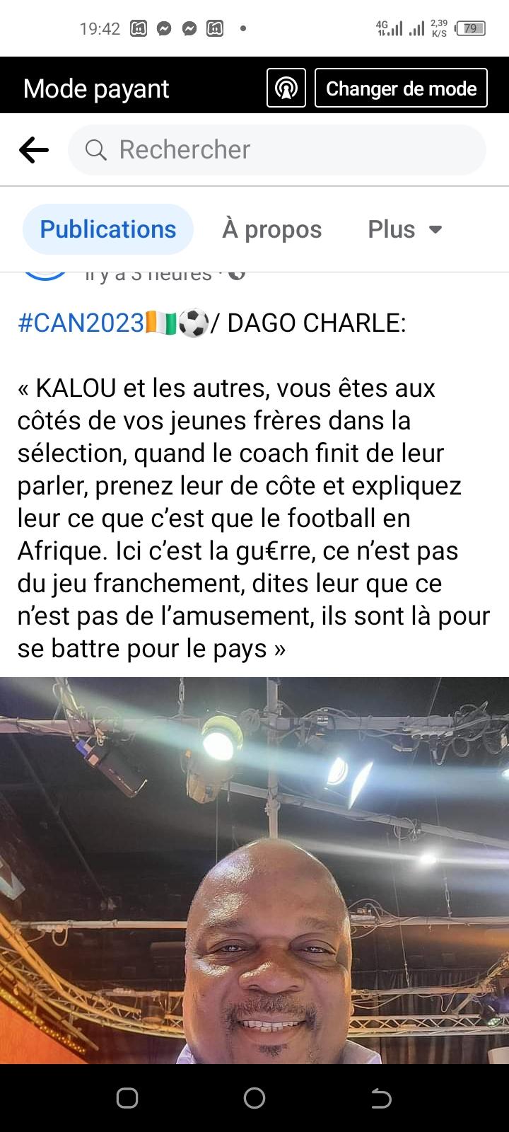 Troisième Image de Football. Le texte prononcé par DAGO CHARLE, souligne l'importance de l'expérience et du mentorat dans le contexte intense de la Coupe d'Afrique des Nations 2023. En mettant en avant des figures emblématiques telles que KALOU, le discours appelle les joueurs à prendre leurs responsabilités en tant que leaders auprès de leurs jeunes coéquipiers. L'accent est mis sur la nécessité de transcender la simple notion de jeu et de comprendre la nature compétitive et parfois impitoyable du football en Afrique. DAGO CHARLE exhorte KALOU et d'autres vétérans à jouer un rôle crucial après les discussions du coach avec les jeunes joueurs. Ils sont appelés à partager leurs expériences, à expliquer les nuances du football africain et à insister sur le caractère impérieux de la représentation nationale. Le message est clair : le terrain de football en Afrique n'est pas simplement un lieu de divertissement, mais plutôt un champ de bataille où l'engagement, la détermination et la fierté nationale sont essentiels. Ce discours souligne également le contraste entre le jeu et la guerre, soulignant la férocité et la compétitivité du football africain. Il met en lumière la pression intense qui pèse sur les épaules des joueurs représentant leur nation, soulignant que la quête pour la victoire dans le tournoi dépasse largement le simple amusement. L'expression "ici c’est la guerre" évoque une atmosphère de rivalité acharnée où chaque match est une bataille pour la suprématie et la fierté nationale. En appelant à l'action des vétérans, le discours suggère que la transmission de l'héritage footballistique est un devoir sacré. Les jeunes joueurs sont invités à apprendre des expériences des anciens, à comprendre la psychologie du football africain et à adopter une mentalité de guerrier sur le terrain. Cette approche vise à forger une équipe solide, imprégnée d'une compréhension profonde des enjeux et prête à affronter les défis avec détermination. En conclusion, le discours de DAGO CHARLE résonne comme un appel à l'unité, à la compréhension profonde du contexte dans lequel évoluent les joueurs, et à la prise de conscience de la responsabilité collective envers la nation. Il souligne que la CAN 2023 n'est pas simplement une compétition sportive, mais un terrain de bataille où l'héritage du football africain est transmis de génération en génération, avec la détermination comme arme principale pour atteindre la gloire nationale.