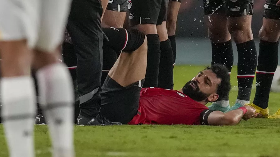 Image de Football. L'inquiétude grandit dans le monde du football après la blessure de Mohamed Salah lors du match Egypte-Ghana à la Coupe d'Afrique des Nations 2023. Cet événement marque un tournant dans le tournoi, et soulève des questions cruciales non seulement pour l'équipe nationale égyptienne, mais aussi pour son club, Liverpool. Mohamed Salah, un joueur clé pour l'Égypte et l'un des meilleurs attaquants au monde, a été contraint de quitter le terrain peu avant la mi-temps, apparemment en raison d'une blessure à la cuisse gauche. Ce moment a été un choc pour les supporters égyptiens et les fans de football du monde entier. Salah, connu pour sa vitesse, son agilité et sa capacité à marquer des buts spectaculaires, est vital pour les aspirations de l'Égypte dans la compétition. La réaction de Jurgen Klopp, l'entraîneur de Liverpool, était compréhensible. Salah est un élément central de son équipe, contribuant largement à ses succès récents en Premier League et en Ligue des Champions. L'entraîneur allemand, réputé pour sa proximité avec ses joueurs, s'est immédiatement entretenu avec Salah pour évaluer la situation. La blessure de Salah pose plusieurs questions concernant sa participation future dans le tournoi. Son absence pourrait gravement affecter les performances de l'Égypte dans les matchs à venir. En effet, Salah n'est pas seulement un joueur exceptionnel, mais aussi un leader sur et en dehors du terrain. Son expérience et son leadership sont des atouts indispensables pour l'équipe égyptienne, particulièrement dans un tournoi aussi compétitif que la CAN. La CAN 2023 est un événement majeur dans le calendrier du football africain. Les équipes participantes, dont l'Égypte, se préparent intensément pour cette compétition, espérant remporter le prestigieux trophée. La blessure de Salah pourrait donc remettre en question les chances de l'Égypte de progresser dans le tournoi, et même de le remporter. Pour Liverpool, l'impact de la blessure de Salah pourrait également être considérable. Le club anglais dépend fortement de ses talents offensifs pour maintenir sa position dans les classements nationaux et européens. Une absence prolongée de Salah pourrait affecter ses performances en Premier League et en Ligue des Champions. La gestion des joueurs pendant les compétitions internationales est toujours un sujet de préoccupation pour les clubs européens. Ils craignent les blessures de leurs joueurs clés pendant ces tournois, qui peuvent avoir des répercussions sur la saison du club. L'incident de Salah souligne la tension constante entre les obligations nationales et les intérêts des clubs. La CAN elle-même est souvent au cœur de débats houleux concernant son calendrier, qui se déroule en plein milieu de la saison de football européenne. Cela contraint les joueurs africains à jongler entre leurs engagements envers leurs clubs et leurs pays, ce qui peut parfois mener à des conflits d'intérêts et à une fatigue accrue des joueurs. Outre les implications pour l'Égypte et Liverpool, la blessure de Salah soulève également des questions sur la préparation physique des joueurs pour de grands tournois. La nécessité d'une préparation adéquate et d'un suivi médical rigoureux est cruciale pour prévenir de telles blessures. Cela met en lumière l'importance de la collaboration entre les équipes nationales et les clubs pour assurer le bien-être des joueurs. Alors que Salah se remet de sa blessure, les yeux du monde du football restent tournés vers lui, espérant une récupération rapide. Sa présence sur le terrain est non seulement importante pour son équipe, mais aussi pour le football en général. Salah est un modèle pour de nombreux jeunes joueurs et une source d'inspiration pour les fans à travers le monde. La suite de la CAN 2023 et la saison de Liverpool dépendront en grande partie de la rapidité avec laquelle Salah pourra se remettre et revenir sur le terrain. Son absence rappelle à tous l'importance d'un seul joueur et son influence sur le jeu. Dans ce contexte, la question qui demeure est la suivante : Comment les fédérations nationales, les clubs, et les organismes de football peuvent-ils mieux travailler ensemble pour protéger la santé et la carrière des joueurs, tout en respectant leurs engagements nationaux et de club?