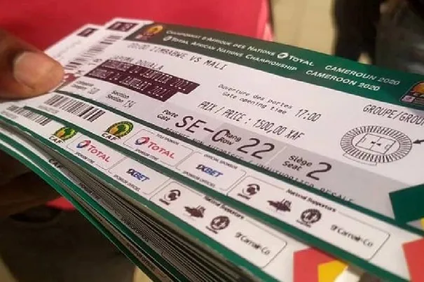 Image de Football. La Coupe d'Afrique des Nations (CAN) est un événement majeur sur le continent africain, rassemblant les meilleures équipes de football nationales pour une compétition empreinte de passion et de fierté. Cependant, l'édition 2024 a été marquée par un incident significatif dans son système de billetterie en ligne, révélant des vulnérabilités majeures et soulevant des questions importantes sur la cybersécurité dans les événements sportifs de grande envergure. Le problème a été mis en évidence lorsqu'il a été découvert qu'une faille dans le site officiel de la billetterie permettait l'achat massif de billets à des prix dérisoires. Cette vulnérabilité a non seulement ouvert la porte à un potentiel marché noir de billets, mais a également privé de nombreux supporters authentiques de la chance d'assister aux matchs. Le hacker éthique Clément Domingo a été l'un des premiers à alerter sur cette faille, démontrant la facilité avec laquelle il était possible d'acheter des billets à des prix extrêmement bas. Cette situation met en lumière les défis auxquels sont confrontés les organisateurs d'événements sportifs en matière de cybersécurité. Avec l'augmentation de la digitalisation et de la dépendance aux systèmes en ligne pour la distribution des billets, la protection contre les cyberattaques et les failles de sécurité devient primordiale. La question se pose alors de savoir dans quelle mesure les organisateurs de la CAN et d'autres événements sportifs sont préparés à faire face à de telles vulnérabilités. En outre, cet incident soulève des questions sur la réglementation et le contrôle des systèmes de billetterie en ligne. Il met en évidence la nécessité d'une surveillance accrue et de normes de sécurité renforcées pour protéger à la fois les organisateurs d'événements et les consommateurs. Les événements tels que la CAN attirent une audience mondiale, ce qui nécessite une infrastructure de billetterie robuste et sécurisée. La réaction de la Confédération Africaine de Football (CAF) à cet incident a été de mettre hors ligne la plateforme de billetterie pour maintenance. Cependant, cela pose la question de la réactivité et de l'efficacité des mesures prises pour résoudre le problème. De plus, il est crucial de considérer l'impact de tels incidents sur la réputation de l'organisateur et sur la confiance du public envers les systèmes de billetterie en ligne. La situation devient encore plus compliquée lorsque l'on considère le contexte africain, où les infrastructures de cybersécurité peuvent être moins développées comparées à d'autres régions. Cela souligne l'importance de l'investissement dans les compétences en cybersécurité et dans les technologies de pointe pour garantir la sécurité des systèmes en ligne. L'incident de la billetterie de la CAN 2024 est un rappel que la cybersécurité doit être une priorité absolue dans l'organisation d'événements sportifs internationaux. Il s'agit d'une leçon précieuse pour les organisateurs d'événements futurs sur l'importance de tester et de sécuriser leurs systèmes contre de telles vulnérabilités. Dans un monde de plus en plus numérique, où la technologie joue un rôle crucial dans presque tous les aspects de notre vie, y compris le sport, la question demeure : comment pouvons-nous mieux préparer et protéger nos systèmes contre les failles de cybersécurité, tout en garantissant une expérience équitable et sécurisée pour tous les amateurs de sport ?