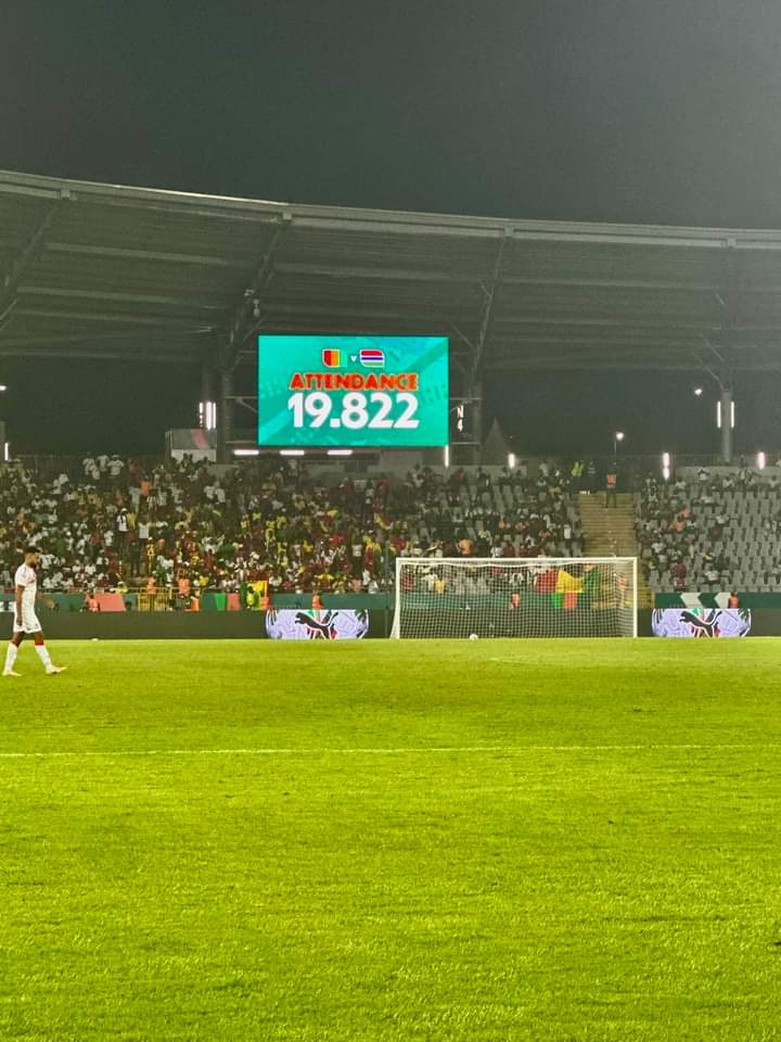 Image de Football. Le problème persistant du manque de spectateurs au stade semble finalement trouver des solutions concrètes grâce à l'engagement de divers acteurs, notamment les autorités ivoiriennes. Ces efforts visent à offrir à tous une expérience mémorable lors de la Coupe d'Afrique des Nations (CAN). Un exemple édifiant de ce changement se déroule au stade de Yamoussoukrou, d'une capacité de 20 000 places, qui a récemment accueilli des rencontres majeures. Lors des matchs entre le Sénégal et le Cameroun, ainsi qu'entre la Gambie et la Guinée, le stade a été le théâtre d'une affluence exceptionnelle, enregistrant une présence de plus de 19 000 personnes dans les gradins. Cette augmentation significative du nombre de spectateurs démontre l'impact positif des mesures prises pour attirer le public. Les autorités ivoiriennes ont joué un rôle central dans cette transformation, mettant en œuvre des initiatives innovantes pour stimuler l'intérêt des fans de football. Des campagnes de sensibilisation ont été lancées pour informer le public sur les matchs à venir, mettant en avant l'importance de soutenir les équipes participantes et de vivre ensemble l'excitation de la CAN. Les autorités ont également travaillé en étroite collaboration avec les clubs de supporters pour créer une atmosphère festive et engager les fans à participer activement. L'amélioration de l'expérience globale du spectateur a été un objectif clé. Des efforts ont été déployés pour moderniser les installations du stade, garantissant ainsi le confort et la sécurité des spectateurs. Des zones de divertissement, des stands de restauration et des activités pré-match ont été mis en place pour créer une atmosphère conviviale et attirer un public plus large. Les autorités ont également travaillé sur la tarification des billets, rendant l'accès aux matchs plus abordable pour un public diversifié. Des réductions spéciales, des offres promotionnelles et des billets à prix réduit ont été introduits pour encourager la participation de tous les segments de la société. Cette approche inclusive a permis d'attirer un public plus diversifié, des familles aux jeunes passionnés de football. Par ailleurs, des partenariats ont été établis avec des entreprises locales et des sponsors pour renforcer le soutien financier nécessaire à la mise en œuvre de ces initiatives. Ces collaborations ont permis de mobiliser des ressources supplémentaires pour améliorer l'organisation des événements, offrir des récompenses attrayantes aux supporters et promouvoir l'image de la CAN au niveau national et international. La médiatisation des rencontres a été un autre levier crucial pour accroître l'engouement du public. Les autorités ont travaillé avec les médias locaux et internationaux pour diffuser les matchs en direct, organiser des émissions spéciales et produire du contenu exclusif. Cela a permis de toucher un public plus large, même au-delà des frontières nationales, renforçant ainsi la réputation de la CAN en tant qu'événement majeur du football africain. En conclusion, le problème persistant du manque de spectateurs au stade semble être sur la voie de la résolution grâce aux efforts concertés des autorités ivoiriennes. L'exemple du stade de Yamoussoukrou, avec sa présence massive lors des récentes rencontres, témoigne du succès de ces initiatives. En combinant des stratégies telles que la sensibilisation, l'amélioration des installations, une tarification accessible, des partenariats stratégiques et une médiatisation accrue, les autorités ont réussi à créer une expérience de la CAN qui rassemble les passionnés de football et suscite un intérêt accru à l'échelle nationale et internationale.