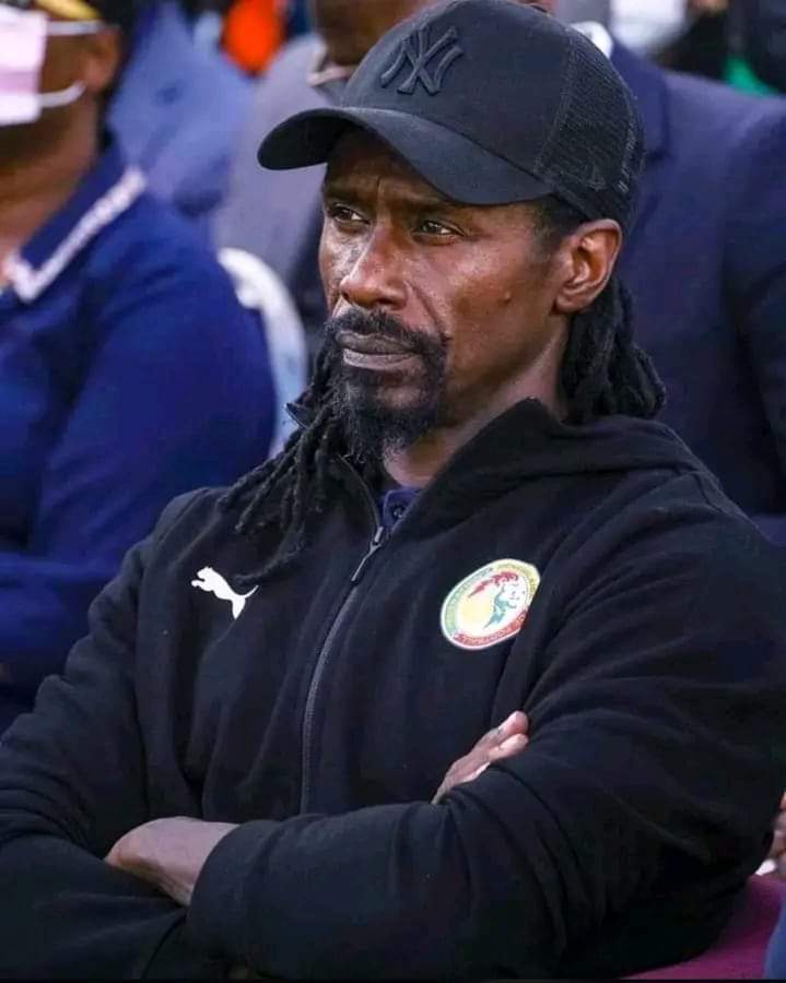 Deuxième Image de Football. Hier soir, Aliou Cissé, le célèbre sélectionneur du Sénégal, a été frappé par un malaise qui a suscité une inquiétude générale. Immédiatement, des mesures ont été prises pour garantir sa prise en charge médicale appropriée, et il a été transporté d'urgence à l'hôpital. Cette nouvelle a déclenché une vague de préoccupations parmi les fans de football et la communauté sportive, car Aliou Cissé est une figure emblématique du football sénégalais et africain. Le malaise soudain du sélectionneur a jeté une lumière crue sur les rigueurs et les pressions qui accompagnent souvent la vie des personnalités sportives. Les entraîneurs, en particulier, sont soumis à des niveaux élevés de stress en raison des attentes du public, des médias et des responsabilités professionnelles. Dans le cas d'Aliou Cissé, la nouvelle de son état de santé a alimenté des discussions sur la nécessité de mieux prendre soin de la santé mentale et physique des entraîneurs, soulignant l'importance de l'équilibre entre le travail et la vie personnelle. Alors que les premières informations indiquent une amélioration progressive de la santé d'Aliou Cissé, sa présence continue à l'hôpital suscite des interrogations sur la nature exacte de son malaise et sur la durée de son séjour médical. Les fans du Sénégal, ainsi que les supporters du football en général, suivent de près les mises à jour concernant l'état de santé de leur sélectionneur bien-aimé. La carrière d'Aliou Cissé en tant que footballeur et entraîneur est marquée par des moments mémorables et des réalisations exceptionnelles. Ancien capitaine de l'équipe nationale sénégalaise, il a également évolué au plus haut niveau du football européen. En tant qu'entraîneur, il a guidé l'équipe nationale du Sénégal vers des performances notables, culminant avec une participation réussie à la Coupe du Monde de la FIFA. Son influence transcende le terrain de jeu, et il est largement respecté pour son engagement envers le développement du football en Afrique. L'incident de malaise met en lumière les défis auxquels sont confrontés les entraîneurs dans le monde du sport moderne. La pression constante pour obtenir des résultats positifs, combinée aux déplacements fréquents et aux horaires de travail intenses, peut avoir des répercussions sur la santé physique et mentale des professionnels du sport. Les fédérations et les organismes sportifs se trouvent ainsi confrontés à la nécessité de mettre en place des mesures de soutien et de suivi de la santé des entraîneurs pour garantir leur bien-être à long terme. En attendant le rétablissement complet d'Aliou Cissé, les joueurs de l'équipe nationale sénégalaise se mobilisent pour maintenir la cohésion et la concentration nécessaires sur le terrain. Les prochains matchs et compétitions représentent des défis cruciaux pour l'équipe, et la présence du sélectionneur manquera incontestablement. Cependant, cette situation difficile offre également l'opportunité aux joueurs de montrer leur résilience et leur capacité à s'adapter aux circonstances imprévues. Au-delà du monde du football, l'incident soulève des questions plus larges sur la santé des personnalités publiques et leur accès aux soins médicaux. Aliou Cissé étant une personnalité respectée et admirée, son cas met en lumière l'importance de sensibiliser à la santé et de garantir un accès équitable aux services de santé pour tous, indépendamment de leur statut social ou professionnel. En conclusion, l'incident de malaise d'Aliou Cissé a suscité une réflexion profonde sur la vie des entraîneurs de football et les pressions auxquelles ils sont confrontés. Il a également mis en lumière la nécessité d'une approche plus proactive envers la santé mentale et physique des professionnels du sport. Alors que les nouvelles continuent d'affluer concernant son rétablissement, le monde du football reste uni dans l'espoir d'un retour rapide d'Aliou Cissé sur le terrain, inspirant de nouvelles générations d'amoureux du football et servant d'exemple de résilience face aux défis de la vie.