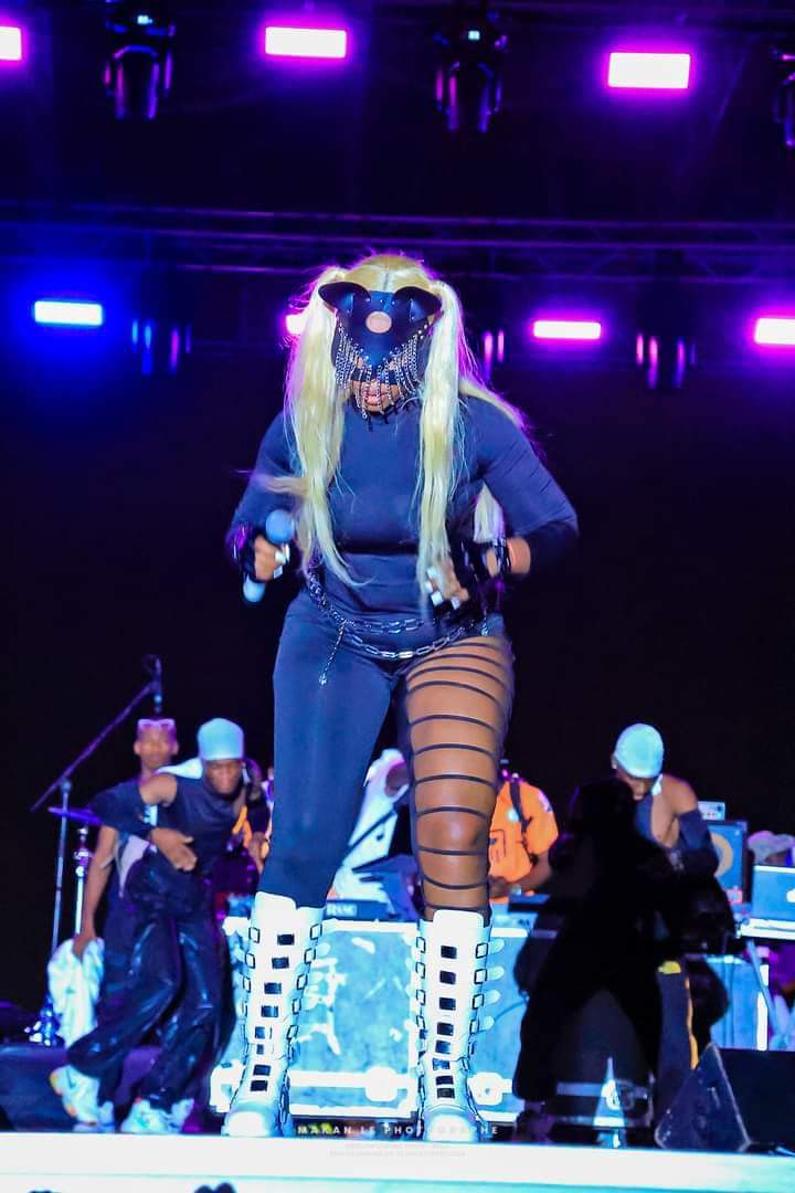 Image de Célébrités. Vitale, l'artiste ivoirienne, a récemment ébloui le public du Laguna Show avec une performance remarquable, captivant les spectateurs à la fois par son talent musical et son style vestimentaire unique. Son influence sur la scène artistique ne se limite pas seulement à sa musique, mais s'étend également à son sens aigu de la mode, faisant d'elle une figure emblématique de l'expression artistique totale. Sur le plan musical, Vitale a su imposer sa présence de manière incontestable. Ses performances dynamiques et énergiques ont électrisé le public, laissant une empreinte indélébile dans les mémoires. Ses chansons, imprégnées de rythmes africains entraînants et de paroles percutantes, révèlent la profondeur de son engagement envers son héritage culturel tout en transcendant les frontières musicales. Le Laguna Show a été le théâtre de son talent indéniable, confirmant son statut d'artiste incontournable. Cependant, au-delà de sa musique captivante, c'est son choix vestimentaire audacieux qui a véritablement attiré l'attention. Vitale est connue pour ses tenues décalées et avant-gardistes, défiant les normes de la mode conventionnelle. Son style excentrique et novateur reflète sa personnalité créative et non conformiste, élevant l'esthétique de la scène artistique à un nouveau niveau. À travers ses vêtements, elle communique une histoire visuelle, ajoutant une dimension artistique supplémentaire à son identité artistique. Explorons maintenant plus en détail la tenue qui a marqué les esprits lors du Laguna Show. Vitale a opté pour une création sur mesure qui fusionnait habilement les éléments traditionnels africains avec une esthétique contemporaine. Sa tenue colorée et élégante était un mélange harmonieux de tissus aux motifs vibrants et de coupes modernes, capturant l'essence de sa culture tout en incarnant la modernité. Chaque détail de sa tenue était soigneusement pensé, créant une œuvre d'art visuelle à part entière. Les accessoires uniques qu'elle arborait ont également contribué à la singularité de sa présentation vestimentaire. Des bijoux audacieux, des coiffures élaborées et des chaussures excentriques ont ajouté une touche finale à son look, démontrant sa volonté de repousser les limites de la mode et d'affirmer sa créativité sans compromis. La manière dont elle porte ces éléments avec confiance et grâce souligne son statut d'icône de la mode, inspirant ceux qui la suivent à explorer leur propre expression artistique à travers le vêtement. En examinant de près le choix vestimentaire de Vitale, on peut également déceler des influences culturelles et sociales profondes. Ses tenues transcendent les frontières géographiques, agissant comme une plateforme pour célébrer la diversité et l'inclusion. En intégrant des éléments de son héritage culturel dans ses vêtements, Vitale crée un dialogue visuel qui va au-delà des barrières linguistiques, invitant un public international à apprécier la richesse de la culture africaine. Il est important de souligner que le style vestimentaire de Vitale ne se limite pas à une simple déclaration de mode, mais sert également de moyen d'émancipation et d'autonomisation. En choisissant des tenues qui incarnent sa personnalité vibrante et sa confiance en soi, elle inspire ses fans à exprimer librement leur propre individualité, encourageant ainsi un esprit de tolérance et d'acceptation. En conclusion, la présence de Vitale sur la scène du Laguna Show a été bien plus qu'une simple performance musicale. C'était une célébration de l'art dans sa forme la plus complète, combinant la puissance de la musique et l'esthétique révolutionnaire de la mode. Vitale a réussi à transcender les frontières artistiques, laissant derrière elle une empreinte durable qui continuera d'influencer et d'inspirer les générations futures. Son impact va au-delà de la scène, établissant une connexion profonde entre la créativité artistique, la diversité culturelle et l'autonomisation individuelle.