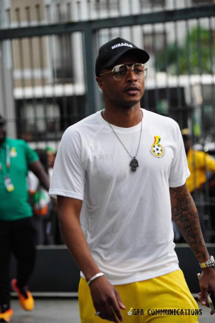 Troisième Image de Football. André Ayew, capitaine de l'équipe nationale du Ghana, s'est exprimé avec franchise après le match nul contre l'Égypte lors de la CAN 2023. Ses déclarations reflètent un sentiment de frustration et une analyse critique de la situation actuelle de l'équipe. Dans ses propos, Ayew souligne un manque de stabilité persistant au sein de l'équipe depuis un certain temps. Cette instabilité, selon lui, a contribué aux difficultés rencontrées par l'équipe sur le terrain. Il reconnaît que lorsqu'on prend du recul et qu'on examine la situation sur une plus longue période, des aspects positifs peuvent émerger. Cependant, le capitaine souligne la difficulté de se concentrer sur le long terme lorsqu'ils sont confrontés à des défis immédiats. Le joueur ghanéen admet la frustration de ne pas avoir pu remporter les trois points lors du match contre l'Égypte. Malgré cela, il appelle à la sérénité dans l'approche, soulignant la nécessité de rester calme face aux défis actuels. Ayew met en avant l'importance de corriger les erreurs commises, d'adopter une approche plus lucide et de faire preuve d'expérience dans les choix tactiques. Il évoque également la complexité de la situation actuelle, caractérisée par une période difficile de transition. Les changements fréquents de joueurs et l'absence de stabilité au sein de l'équipe sont identifiés comme des facteurs qui se font ressentir sur le terrain. Ayew insiste sur la nécessité d'ajuster rapidement l'équipe pour surmonter ces défis. La mention de la période de transition suggère que l'équipe nationale du Ghana traverse des changements structurels et organisationnels. Ces ajustements peuvent influencer la cohésion de l'équipe et expliquer en partie les performances mitigées sur le terrain. En appelant à la lucidité et à l'expérience dans les choix, André Ayew insiste sur la responsabilité des joueurs et du staff technique dans l'amélioration des performances de l'équipe. Il souligne la nécessité de tirer des leçons des erreurs commises et d'adopter une approche plus réfléchie pour maximiser les chances de succès lors des prochains matchs. En conclusion, les déclarations d'André Ayew offrent un aperçu approfondi des défis auxquels est confrontée l'équipe nationale du Ghana. Les questions de stabilité, de transition et d'ajustements tactiques émergent comme des éléments clés nécessitant une attention immédiate. Les prochaines étapes de l'équipe, tant sur le plan organisationnel que sur le terrain, seront cruciales pour déterminer son succès lors de la CAN 2023 et au-delà.