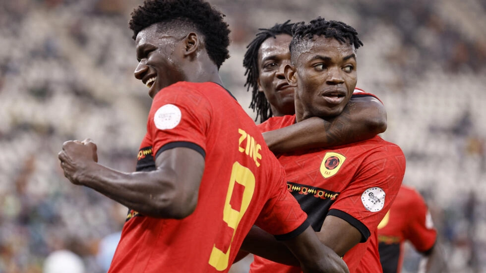 Image de Football. L'Angola, une nation autrefois considérée comme un outsider dans le football africain, a renoué avec la victoire de manière spectaculaire dans cette CAN 2024, faisant preuve d'une résilience et d'une passion qui redéfinissent son statut sur la scène continentale. Le match contre la Mauritanie, tenu à Bouaké, a été un exemple parfait de leur détermination et de leur talent émergent. Le Match Angola-Mauritanie : Un Moment de Révélation La rencontre Angola-Mauritanie a été un affrontement captivant et un véritable régal pour les amateurs de football. Gelson Dala, avec son doublé impressionnant, a non seulement démontré ses compétences personnelles exceptionnelles mais a aussi mis en évidence la qualité de jeu de l'équipe angolaise. L'Angola a montré une capacité à se relever après des moments difficiles, notamment en réponse au but éblouissant de Sidi Amar pour la Mauritanie. La Stratégie de l'Angola et l'Évolution du Jeu La victoire de l'Angola n'est pas seulement le résultat de l'habileté individuelle, mais aussi d'une stratégie et d'une tactique bien pensées. Pedro Gonçalves, l'entraîneur, a su créer une équipe qui allie force physique et technique. Leur jeu s'est concentré sur l'utilisation efficace des ailes, la rapidité des transitions et une défense solide, adaptée au style rapide et technique souvent vu dans le football africain. Le Rôle des Joueurs Clés Gelson Dala, sans aucun doute, a été la vedette du match, mais d'autres joueurs comme Gilberto et Adilson da Cruz Neblu ont également joué des rôles cruciaux. Gilberto, malgré son tir manqué, a montré une grande persévérance et une capacité à créer des occasions, tandis que Neblu a été un dernier rempart solide, faisant preuve de réflexes aiguisés, surtout face à la tentative d'Ibnou Ba. La Mauritanie : Un Adversaire Tenace La performance de la Mauritanie dans ce match mérite aussi d'être saluée. Malgré la défaite, ils ont montré qu'ils étaient une équipe compétitive, capable de surprendre. Sidi Amar et Aboubakary Koïta, avec leurs buts spectaculaires, ont prouvé que la Mauritanie possédait des talents capables de rivaliser au plus haut niveau. Implications pour le Groupe D Cette victoire place l'Angola dans une position favorable pour la qualification en huitièmes de finale, tandis que la Mauritanie doit désormais relever un défi de taille pour rester dans la compétition. Le Burkina Faso et l'Algérie, également dans le groupe, doivent tenir compte de la montée en puissance de l'Angola, qui a prouvé qu'il ne faut pas le sous-estimer. Le Football en Angola : Un Héritage en Reconstruction Le football angolais, après une période de résultats mitigés, semble être sur la voie de la renaissance. La dernière victoire significative en phase de groupes de la CAN remonte à 2012, et cette performance en 2024 pourrait marquer le début d'une nouvelle ère pour le football dans le pays. L'Angola a une histoire riche dans le football, ayant participé à la Coupe du Monde de la FIFA en 2006, et cherche maintenant à retrouver et à dépasser ses anciennes gloires. La CAN 2024 : Un Tournoi de Surprises et d'Offensives La CAN 2024 a été témoin de nombreux matchs offensifs et de surprises, reflétant l'évolution du football africain. Les équipes ont affiché un style de jeu plus audacieux et technique, s'éloignant des approches conservatrices traditionnelles. Ce changement est symbolique de la dynamique en constante évolution du football sur le continent. Le Futur du Football Angolais Pour l'Angola, ce tournoi est plus qu'une simple compétition ; c'est une opportunité de redéfinir son identité footballistique et d'inspirer une nouvelle génération de joueurs. Avec des talents émergents et une stratégie de jeu renouvelée, l'Angola pourrait bien devenir une force régulière dans les compétitions internationales. En conclusion, la victoire de l'Angola contre la Mauritanie dans la CAN 2024 est un reflet de leur croissance et de leur potentiel en tant qu'équipe. Avec des joueurs clés comme Gelson Dala et une stratégie de jeu efficace, l'Angola a démontré qu'il était un concurrent sérieux dans le football africain. Ce match, et plus largement le tournoi, montre comment le football africain continue d'évoluer, offrant des matchs captivants et imprévisibles. Comment cette performance de l'Angola dans la CAN 2024 pourrait-elle influencer le développement du football dans le pays, et quel impact cela pourrait-il avoir sur le football africain dans son ensemble ?