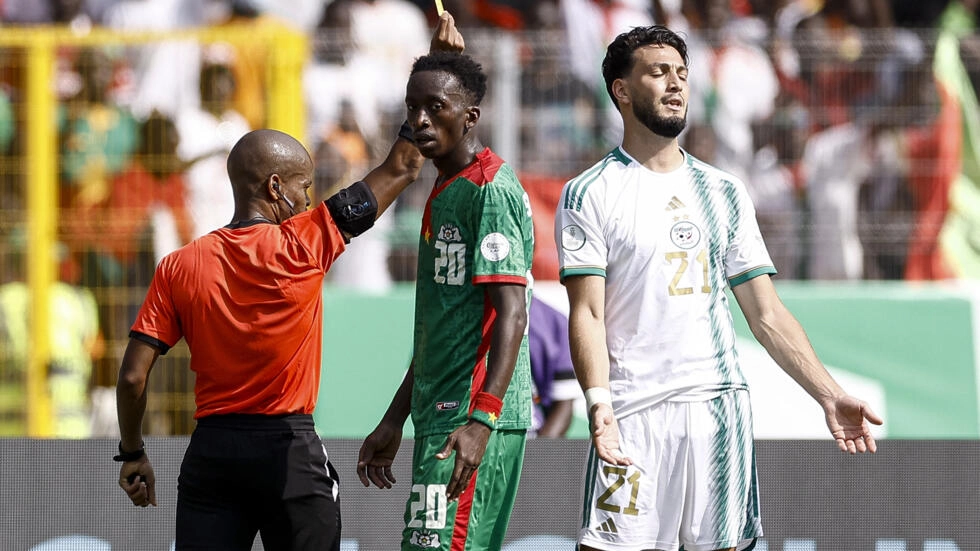 Image de Football. Match nul pour l'Algérie contre leLe match entre l'Algérie et le Burkina Faso lors de la Coupe d'Afrique des Nations (CAN) 2024 en Côte d'Ivoire a été un véritable rollercoaster émotionnel pour les fans des deux équipes. Ce match nul (2-2) a eu des implications significatives non seulement pour les deux équipes, mais aussi pour le tournoi dans son ensemble. Pour l'Algérie, ce résultat a été une déception, mais aussi un révélateur des défis auxquels l'équipe doit faire face pour atteindre ses ambitions. L'Algérie, championne de la CAN en 2019, est entrée dans le tournoi avec de grandes attentes. Leurs performances lors des qualifications et des matchs amicaux antérieurs avaient renforcé la croyance que l'équipe pourrait répéter son succès de 2019. Cependant, les deux matchs nuls consécutifs contre l'Angola et le Burkina Faso ont montré que l'équipe n'est pas infaillible. L'impact de ces résultats sur le moral des joueurs et des supporters est considérable. L'Algérie, avec une équipe composée de joueurs talentueux tels que Riyad Mahrez, Baghdad Bounedjah, et Youcef Belaïli, était considérée comme l'une des favorites pour remporter le tournoi. La pression sur l'entraîneur Djamel Belmadi et ses joueurs pour améliorer leurs performances lors des prochains matchs est donc immense. Le Burkina Faso, quant à lui, a démontré qu'il est une équipe compétitive et résiliente. Sous la direction de Hubert Velud, les Burkinabè ont montré qu'ils pouvaient tenir tête à des équipes plus cotées. Leur performance contre l'Algérie, particulièrement l'entrée en jeu et le penalty converti par Bertrand Traoré, a été un moment clé, montrant leur capacité à exploiter les opportunités et à résister sous pression. La dynamique du groupe D est également intéressante à analyser. Avec le Burkina Faso en tête avec 4 points et l'Algérie à la traîne avec seulement 2 points, la dernière journée de la phase de groupes est cruciale pour déterminer qui avancera aux huitièmes de finale. L'Algérie, en particulier, se retrouve dans une position précaire, nécessitant une victoire contre la Mauritanie pour assurer sa progression. Cette situation met en lumière l'importance de la cohésion d'équipe et de la stratégie dans des tournois comme la CAN. Alors que l'Algérie dispose indéniablement de joueurs de classe mondiale, leur incapacité à convertir la domination en victoires soulève des questions sur leur cohésion et leur approche tactique. Djamel Belmadi doit peut-être repenser sa stratégie pour s'assurer que l'équipe maximise son potentiel. En outre, ce match illustre la nature imprévisible et passionnante du football africain. La CAN est réputée pour ses surprises et ses histoires de sous-estimés qui surprennent les favoris. Le Burkina Faso, en tenant tête à l'Algérie, a prouvé une fois de plus que le football africain est dynamique et imprévisible. Les implications de ce match vont au-delà du terrain. Pour les supporters algériens, cette performance est un rappel que le succès passé ne garantit pas les victoires futures. Pour les Burkinabè, c'est une source de fierté et d'espoir, montrant que leur équipe peut se battre avec les meilleurs du continent. La réaction des médias et des fans aux résultats a également été notable. En Algérie, les critiques se sont concentrées sur l'incapacité de l'équipe à capitaliser sur ses occasions, tandis qu'au Burkina Faso, les louanges ont été dirigées vers l'esprit de combat de l'équipe et sa résilience. Ces réactions sont le reflet de la passion et de l'investissement émotionnel des supporters dans le football africain. Le contexte historique et culturel joue également un rôle dans la façon dont ces matchs sont perçus. Pour beaucoup de supporters africains, le football est plus qu'un simple jeu; il s'agit d'une expression de fierté nationale et d'identité culturelle. Les performances des équipes nationales lors de tournois comme la CAN sont souvent vues comme des représentations de la nation sur la scène internationale. L'impact économique de ces tournois sur les pays hôtes est également significatif. La Côte d'Ivoire, en accueillant la CAN 2024, espère stimuler son économie grâce au tourisme et à l'attention internationale. Pour les villes hôtes comme Bouaké, ces événements sont une opportunité de montrer leur culture et leur hospitalité au monde. En regardant vers l'avenir, l'Algérie et le Burkina Faso ont des chemins différents à parcourir dans le tournoi. L'Algérie, avec son match contre la Mauritanie, a une chance de se racheter et de prouver que ses ambitions de titre ne sont pas encore éteintes. Pour le Burkina Faso, le reste du tournoi est une opportunité de continuer à surprendre et à défier les attentes. La question qui se pose désormais est la suivante : l'Algérie peut-elle surmonter ses difficultés actuelles et retrouver la forme qui lui a permis de remporter la CAN en 2019, ou les surprises continueront-elles à définir le parcours de cette équipe dans le tournoi? Burkina Faso lors du CAN 2024