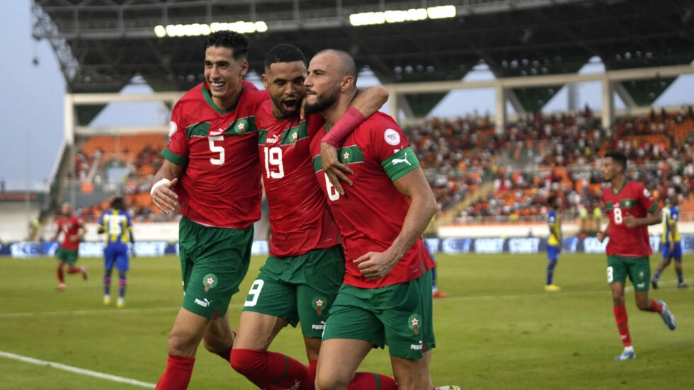 Image de Football. Le match tant attendu entre le Maroc et la République Démocratique du Congo (RDC), qui se déroule le dimanche 21 janvier, est plus qu'une simple rencontre de football dans le cadre de la Coupe d’Afrique des Nations (CAN) 2024. Il s'agit d'un véritable test pour les Lions de l’Atlas, qui, après une impressionnante performance au dernier Mondial, sont désormais considérés comme des prétendants sérieux au titre continental. L'Ascension des Lions de l’Atlas Depuis leur demi-finale héroïque au Qatar, les attentes envers l'équipe marocaine ont considérablement augmenté. Leur parcours au Mondial a prouvé leur capacité à rivaliser avec les meilleures équipes du monde. La pression est désormais palpable sur les épaules du coach Walid Regragui et de ses joueurs, qui se trouvent dans l'obligation de confirmer leur statut de puissance montante du football africain. L'Enjeu du Match contre la RDC Le match contre la Tanzanie, remporté 3-0, a été une bonne entrée en matière, mais la rencontre face à la RDC représente un défi bien plus conséquent. Historiquement, les confrontations entre le Maroc et la RDC ont toujours été serrées et imprévisibles. Cela dit, les deux dernières rencontres en 2022, un match nul suivi d'une victoire écrasante pour le Maroc, ont montré la montée en puissance des Marocains. L'Impact de la Nouvelle Direction de la RDC La RDC, sous la houlette de son nouvel entraîneur, a apporté des modifications significatives à son effectif et à sa stratégie. Cela représente un défi pour le Maroc qui ne peut se fier uniquement à ses succès passés. La RDC est une équipe pleine d’ambitions et capable de surprendre, comme en témoignent ses récentes performances. L'Historique des Rencontres Les seize rencontres précédentes entre ces deux équipes ont été marquées par une forte compétitivité, avec un avantage légèrement en faveur du Maroc. Cependant, en phase finale de la CAN, les Léopards de la RDC ont souvent posé des problèmes aux Lions de l’Atlas. Ce match est donc loin d'être gagné d'avance pour le Maroc, malgré leur récente ascension. La Préparation Marocaine Le coach Regragui a souligné l'importance de respecter l'adversaire et de ne pas sous-estimer la RDC. Le Maroc peut cependant se targuer d'avoir un effectif presque au complet, avec le retour de joueurs clés tels que Romain Saïss et Hakim Ziyech. L'équipe semble bien préparée et déterminée à confirmer sa place parmi les grands d'Afrique. Le Contexte Historique La première rencontre officielle entre le Maroc et le Zaïre, l'ancien nom de la RDC, remonte à 1972 lors de la CAN au Cameroun, qui s'était soldée par un match nul. Ce contexte historique ajoute une dimension supplémentaire à ce duel, illustrant la longue rivalité et le respect mutuel entre ces deux nations du football africain. L'Impact des Conditions Climatiques La chaleur humide de San Pedro, où se déroule le match, pourrait être un facteur déterminant. Les conditions climatiques pourraient influencer la performance des joueurs, en particulier ceux qui évoluent dans des championnats européens et qui ne sont pas habitués à de telles conditions. La capacité des équipes à s'adapter à l'environnement pourrait être cruciale. Les Stratégies et Tactiques Le Maroc, connu pour son style de jeu fluide et technique, devra faire preuve de pragmatisme face à une équipe de la RDC qui peut être très physique et directe dans son approche. La bataille tactique entre Regragui et son homologue congolais sera passionnante à suivre. Le Maroc devra faire preuve de discipline tout en exploitant sa créativité offensive pour percer la défense robuste de la RDC. Les Joueurs à Suivre Des joueurs comme Hakim Ziyech, qui a fait un retour triomphant en équipe nationale, et Achraf Hakimi, étoile montante du football mondial, sont des atouts majeurs pour le Maroc. Du côté de la RDC, la présence de joueurs expérimentés et de jeunes talents prometteurs, capables de créer la surprise, ne doit pas être sous-estimée. Les Enjeux pour le Maroc Au-delà de la qualification pour les huitièmes de finale, ce match est crucial pour le Maroc pour confirmer son statut de prétendant au titre. Une victoire consoliderait sa réputation et enverrait un message fort aux autres équipes. Une défaite, en revanche, soulèverait des questions sur leur capacité à gérer la pression et à être constants dans leurs performances. Les Attentes des Supporters Les supporters marocains, connus pour leur passion et leur ferveur, attendent beaucoup de cette équipe. Après le parcours au Mondial, l'attente est à son comble, et une victoire contre la RDC serait célébrée comme une confirmation du potentiel de cette génération dorée. L'Impact sur le Football Africain Ce match n'est pas seulement important pour le Maroc et la RDC, mais aussi pour le football africain dans son ensemble. Il symbolise la montée en puissance du football sur le continent, avec des équipes capables de rivaliser sur la scène mondiale. Le succès du Maroc ou de la RDC dans ce tournoi pourrait être un tournant pour le football africain, prouvant que les équipes du continent sont prêtes à franchir un cap. En conclusion, ce match entre le Maroc et la RDC est plus qu'un simple match de football. C'est une rencontre chargée d'histoire, de rivalité, et d'ambitions. Les Lions de l’Atlas cherchent à confirmer leur statut de force montante du football africain, tandis que les Léopards de la RDC veulent prouver qu'ils ne sont pas à sous-estimer. Avec des enjeux aussi élevés, des tactiques pointues, et des talents exceptionnels de chaque côté, ce match promet d'être un spectacle captivant. Quel impact ce match pourrait-il avoir sur la perception du football africain sur la scène mondiale, et quelles leçons les autres équipes africaines peuvent-elles tirer de la performance de ces deux équipes ?