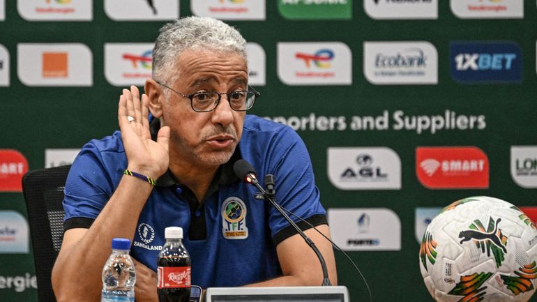 Image de Football. Dans un revirement surprenant en pleine Coupe d’Afrique des Nations (CAN) 2023, la Tanzanie a annoncé le limogeage de son sélectionneur Adel Amrouche. Cette décision radicale de la Fédération Tanzanienne de Football (TFF) fait suite à une suspension de huit matches infligée à Amrouche par la Confédération africaine de football (CAF), à la lumière d'une plainte déposée par la Fédération royale marocaine de football (RMFF) pour des propos tenus après leur rencontre dans le Groupe F. La controverse a éclaté après la victoire 3-0 du Maroc sur la Tanzanie, un match marqué par l'expulsion du Tanzanien Novatus Miroshi. Les commentaires d’Amrouche sur une prétendue manipulation du calendrier des matchs et de l’arbitrage par le Maroc au sein de la CAF ont déclenché une vive réaction de la part de la RMFF. La TFF, en réponse à cette situation délicate, a pris la décision de suspendre Amrouche, soulignant les tensions qui existaient déjà en raison de ses critiques antérieures sur l’influence du RMFF dans le football africain. Cette décision intervient à un moment crucial pour les Taifa Stars, qui aspirent à se qualifier pour les huitièmes de finale pour la première fois lors de leur troisième apparition dans le tournoi. Dans l'intervalle, Hemed Suleiman Ali a été nommé entraîneur intérimaire, assisté par Juma Mgunda. La Tanzanie, qui se prépare pour son prochain match contre la Zambie, se trouve à un tournant déterminant. Avec la pression de devoir performer dans un contexte sportif déjà difficile, l'équipe doit maintenant naviguer dans les turbulences créées par le changement inattendu de leur entraîneur. Cette situation soulève des questions cruciales sur la gestion du football en Afrique, en particulier sur la manière dont les fédérations nationales et les organismes continentaux gèrent les conflits et les controverses. Le limogeage d’Amrouche peut être perçu comme un acte de discipline nécessaire ou comme une réaction précipitée à une situation complexe, reflétant les défis auxquels sont confrontées les équipes nationales dans le football moderne. L’impact de cette décision sur le moral et la performance de l'équipe tanzanienne est encore à déterminer. Les joueurs doivent maintenant se concentrer sur leur prochain match, tout en s'adaptant à un nouveau leadership technique et à une atmosphère potentiellement tendue. La Tanzanie, déjà confrontée à l'énorme défi de se démarquer dans un tournoi très compétitif, doit maintenant faire face à des obstacles supplémentaires. La capacité de l'équipe à se rassembler et à surmonter ces défis sera cruciale pour leur succès dans la compétition. La réaction de l'équipe à ce bouleversement pourrait définir non seulement leur parcours dans la CAN 2023, mais aussi l'avenir du football tanzanien. Cette saga soulève également des questions plus larges sur l'impact des décisions administratives sur le terrain de jeu et la manière dont les équipes peuvent gérer de manière proactive des situations similaires à l'avenir. Alors que la Tanzanie se prépare à affronter la Zambie, les yeux du monde du football africain seront rivés sur eux, non seulement pour leurs performances sur le terrain, mais aussi pour voir comment ils gèrent les répercussions de cette décision controversée. Dans ce contexte, la Tanzanie se retrouve à un carrefour : poursuivre son parcours dans la CAN avec détermination et unité, ou succomber aux pressions internes et externes qui menacent de déstabiliser leur campagne. Leur réponse à cette épreuve pourrait être un moment déterminant pour le football tanzanien et, potentiellement, un exemple pour d'autres équipes nationales confrontées à des défis similaires. Alors que la Tanzanie se prépare pour son prochain défi, une question demeure : comment l'équipe va-t-elle s'adapter et réagir à ce changement soudain, et quel impact cela aura-t-il sur leur avenir dans le football international ?