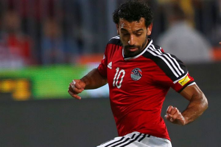 Image de Football. L'annonce de l'absence de Mohamed Salah, la superstar de l'équipe nationale égyptienne et de Liverpool, pour les deux prochains matches de l'Égypte lors de la Coupe d'Afrique des Nations (CAN) a envoyé des ondes de choc dans le monde du football africain. Salah, souffrant d'une blessure aux ischio-jambiers de la jambe gauche, est un élément crucial de l'équipe égyptienne, et son absence pourrait avoir des répercussions significatives sur les performances de l'équipe dans le tournoi. L'Impact de l'Absence de Salah sur l'Équipe Égyptienne L'équipe égyptienne, surnommée les Pharaons, est l'une des plus titrées du continent africain. Cependant, la perte de Salah, qui a été le moteur offensif de l'équipe avec 54 buts en 96 sélections, pose un défi de taille. Son absence contre le Cap-Vert, un match crucial pour la qualification en huitièmes de finale, ajoute de la pression sur les autres joueurs et sur l'entraîneur de l'équipe. Les Remplaçants Potentiels de Salah La question cruciale est de savoir qui pourrait remplacer efficacement Salah. Plusieurs joueurs sont en lice pour assumer ce rôle crucial, chacun apportant ses propres qualités et son style de jeu. Leurs performances dans les prochains matches seront cruciales pour la progression de l'égypte dans le tournoi. L'Histoire de Salah avec l'Équipe Nationale Bien qu'il ait connu un succès énorme avec Liverpool, la carrière de Salah en équipe nationale a été marquée par des hauts et des bas. Ses deux défaites en finale de la CAN, en 2017 contre le Cameroun et en 2022 contre le Sénégal, sont des moments particulièrement douloureux. Cela soulève des questions sur la dépendance de l'Égypte à l'égard de sa star et sur sa capacité à réussir sans lui. L'Égypte Sans Salah : Stratégies et Attentes Le dernier match du groupe contre le Cap-Vert sera un test crucial pour l'équipe égyptienne. Sans Salah, les Pharaons devront repenser leur stratégie offensive et compter davantage sur le travail d'équipe et la tactique. Ce match sera un indicateur clé de la profondeur et de la résilience de l'équipe. L'Héritage et l'Avenir de Salah avec l'Équipe Égyptienne Alors que Salah continue de briller en club, son héritage en équipe nationale reste complexe. Ses contributions à l'équipe sont indéniables, mais les fans et les critiques continueront à débattre de sa place dans l'histoire du football égyptien et africain. L'Égypte et la CAN : Perspectives Historiques et Actuelles L'histoire de l'Égypte dans la CAN est riche, avec des victoires et des défaites marquantes. Cette édition de la CAN offre une autre opportunité pour l'Égypte de prouver sa valeur sur la scène africaine, même sans sa plus grande star. La Pression sur les Autres Joueurs Égyptiens Avec l'absence de Salah, d'autres joueurs doivent prendre le relais. Ce sera l'occasion pour des joueurs comme Mahmoud Hassan "Trezeguet", Mostafa Mohamed, et Ramadan Sobhi de montrer leur valeur et de prendre les rênes de l'attaque égyptienne. Les Attentes et Prédictions des Fans et des Analystes Les fans égyptiens, connus pour leur passion ardente pour le football, auront des attentes élevées malgré l'absence de Salah. Les analystes du football, quant à eux, offriront diverses prédictions sur les performances de l'égypte dans les matches à venir. La CAN : Un Microcosme du Football Africain La CAN est plus qu'un simple tournoi de football; c'est une célébration de la culture, de la passion et du talent qui définissent le football africain. L'absence de Salah soulève des questions sur la dynamique de pouvoir dans le football africain et sur la manière dont les équipes s'adaptent et réagissent aux défis. Un Test pour l'Égypte et pour Salah L'absence de Mohamed Salah lors des prochains matches de l'Égypte dans la CAN est un test non seulement pour l'équipe, mais aussi pour Salah lui-même. Comment son équipe performera-t-elle sans lui, et comment cela affectera-t-il sa propre réputation et son héritage ? En l'absence de Mohamed Salah, quel joueur ou quelle stratégie pourrait se révéler être la clé du succès pour l'Égypte dans les prochains matches, et comment cette situation pourrait-elle influencer la perception de l'équipe égyptienne sur la scène du football africain ?