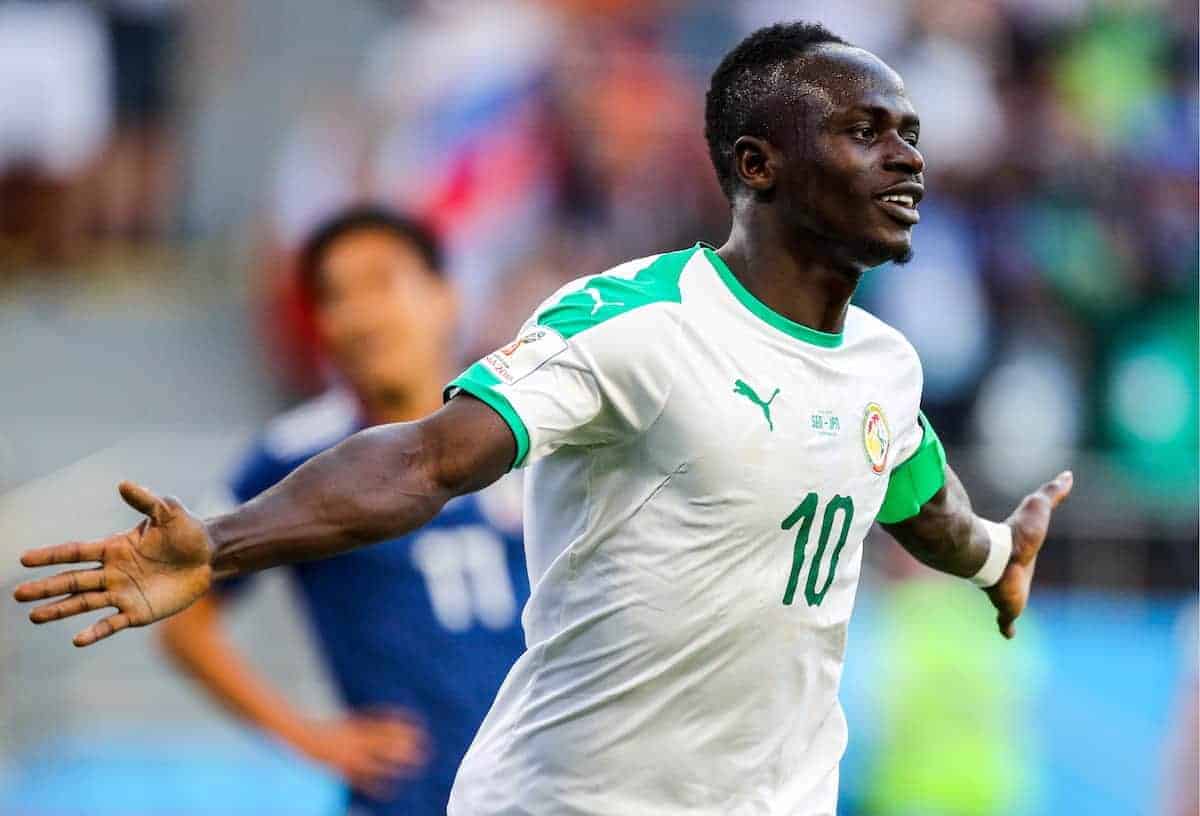 Image de Football. Sadio Mané, la superstar du Sénégal, continue de graver son nom dans les annales du football africain. Sa performance exceptionnelle lors de la Coupe d'Afrique des Nations (CAN) 2023 n'est que le dernier chapitre d'une carrière déjà légendaire. En marquant son 41ème but pour les Lions de la Téranga lors de leur confrontation victorieuse contre le Cameroun (3-1), Mané est entré dans l'histoire en devenant le premier joueur sénégalais à marquer dans quatre différentes éditions de la CAN (2017, 2019, 2021, et 2023). Cette réalisation est un témoignage de sa constance et de son talent exceptionnel, consolidant ainsi sa place comme l'une des figures les plus emblématiques du football africain. Lors de ce match crucial, bien que Mané ait été relativement discret en première période, sa transformation en deuxième mi-temps a été spectaculaire. Ses accélérations fulgurantes et sa prise de décision ont été décisives. C'est son but à la 93e minute, parfaitement exécuté suite à un centre d'Idrissa Gana Gueye, qui a scellé la victoire du Sénégal et assuré leur avancée en huitièmes de finale. Cette victoire, acquise grâce à deux victoires consécutives, témoigne de la force et de la détermination de l'équipe sénégalaise dans cette compétition. La trajectoire de Sadio Mané, de ses débuts modestes à sa position actuelle de star mondiale, est une source d'inspiration. Sa capacité à évoluer et à exceller à chaque niveau de compétition est remarquable. Non seulement il est un acteur clé pour le Sénégal, mais il a aussi une influence significative dans son club, contribuant à de nombreux succès en club. La CAN 2023 n'est qu'une partie de l'histoire remarquable de Mané. Chaque match, chaque but, chaque moment de brillance contribue à un héritage qui va bien au-delà des chiffres et des records. Son impact sur le football sénégalais et africain est immense, tant sur le terrain que hors du terrain. Mané est devenu un modèle pour les jeunes footballeurs partout en Afrique, démontrant que le talent, associé au travail acharné et à la détermination, peut mener au sommet du football mondial. Alors que le Sénégal avance dans la compétition, les attentes sont élevées. Les fans et les analystes regardent avec intérêt pour voir jusqu'où Mané et son équipe peuvent aller. Leur parcours dans cette CAN est plus qu'une quête de gloire ; c'est une occasion de renforcer leur place dans l'histoire du football africain. La performance de Mané dans cette compétition soulève une question importante : peut-il mener le Sénégal à un autre titre de la CAN, solidifiant ainsi non seulement son statut de légende dans le football africain, mais aussi affirmant le Sénégal comme une puissance dominante du football sur le continent ?