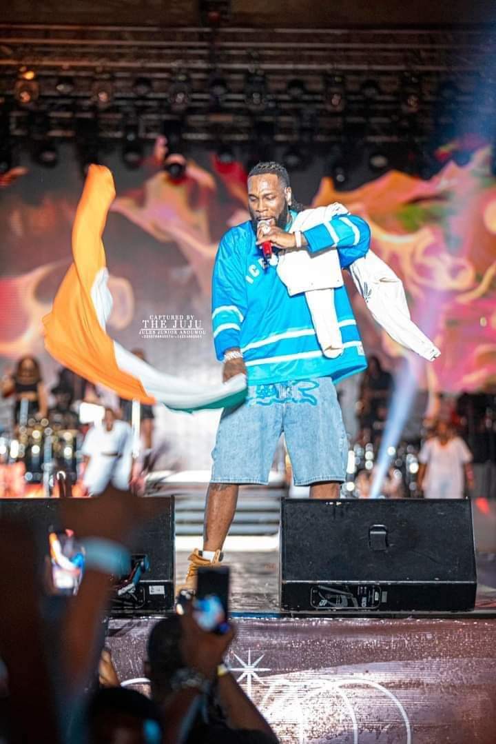 Deuxième Image de Célébrités. Le concert de Burna Boy ce samedi à Abidjan, marquant la clôture de la première édition du Stell'Air Festival, fut une expérience visuelle et sonore époustouflante qui a captivé les spectateurs présents. L'événement a suscité un engouement exceptionnel, attirant des fans de musique du monde entier et consolidant ainsi la réputation grandissante du festival en tant que plateforme de renom pour les performances musicales de qualité. Abidjan, la vibrante métropole ivoirienne, a été le lieu idéal pour cette célébration musicale, offrant une toile de fond dynamique et électrique à l'énergie débordante du concert. Le Stell'Air Festival, avec sa première édition, a réussi à établir son empreinte dans le paysage culturel en présentant une programmation diversifiée et en invitant des artistes de renom, dont Burna Boy, une icône mondiale de l'afro-fusion. Le concert a été méticuleusement orchestré, alliant la performance musicale de haut niveau à une production visuelle à couper le souffle. Les jeux de lumières dynamiques, les effets spéciaux et les projections visuelles ont créé une atmosphère immersive, transportant le public dans un monde où la musique et l'art visuel fusionnaient harmonieusement. La scène, magnifiquement aménagée, était le point focal où Burna Boy, avec sa présence charismatique, a enflammé la foule avec ses tubes entraînants. La setlist soigneusement élaborée a offert un voyage musical captivant, traversant les diverses facettes de la carrière de Burna Boy. Des chansons emblématiques telles que "Ye" et "Anybody" ont résonné dans l'air, suscitant des acclamations frénétiques de la part des fans enthousiastes. Les collaborations inattendues avec des artistes invités spéciaux ont ajouté une dimension supplémentaire à la performance, créant des moments mémorables tout au long de la soirée. L'impact culturel du Stell'Air Festival va au-delà de la musique, car il a également servi de plateforme pour mettre en valeur la richesse de la scène artistique locale. Avant le concert principal, des artistes locaux ont eu l'opportunité de se produire sur scène, offrant une vitrine exceptionnelle pour leur talent. Cela a contribué à renforcer le tissu culturel de la communauté artistique locale tout en offrant une diversité musicale aux spectateurs. L'aspect social du festival ne doit pas être négligé, car il a agi comme un point de rencontre pour les amateurs de musique partageant les mêmes idées. Les festivaliers ont pu échanger et partager leur passion pour la musique dans une atmosphère festive et inclusive. Cette dimension communautaire a contribué à renforcer les liens entre les participants et à créer une expérience collective inoubliable. La première édition du Stell'Air Festival a également été un catalyseur économique, attirant des visiteurs de l'extérieur de la ville et stimulant l'industrie locale du divertissement. Les retombées économiques, y compris l'augmentation du tourisme et les opportunités pour les entreprises locales, soulignent l'importance de tels événements pour la croissance économique et la promotion de la culture. En conclusion, le concert de Burna Boy à Abidjan, clôturant la première édition du Stell'Air Festival, a été bien plus qu'un simple spectacle musical. C'était une célébration de la diversité musicale, de l'art visuel et de la communauté. Ce festival a réussi à créer une expérience immersive qui restera gravée dans la mémoire des participants, établissant ainsi une base solide pour les éditions futures. L'impact culturel, social et économique de cet événement souligne son importance en tant que contributeur majeur à la scène culturelle et artistique de la région.