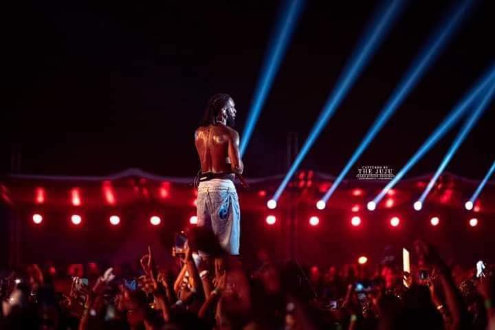 Quatrième Image de Célébrités. Le concert de Burna Boy ce samedi à Abidjan, marquant la clôture de la première édition du Stell'Air Festival, fut une expérience visuelle et sonore époustouflante qui a captivé les spectateurs présents. L'événement a suscité un engouement exceptionnel, attirant des fans de musique du monde entier et consolidant ainsi la réputation grandissante du festival en tant que plateforme de renom pour les performances musicales de qualité. Abidjan, la vibrante métropole ivoirienne, a été le lieu idéal pour cette célébration musicale, offrant une toile de fond dynamique et électrique à l'énergie débordante du concert. Le Stell'Air Festival, avec sa première édition, a réussi à établir son empreinte dans le paysage culturel en présentant une programmation diversifiée et en invitant des artistes de renom, dont Burna Boy, une icône mondiale de l'afro-fusion. Le concert a été méticuleusement orchestré, alliant la performance musicale de haut niveau à une production visuelle à couper le souffle. Les jeux de lumières dynamiques, les effets spéciaux et les projections visuelles ont créé une atmosphère immersive, transportant le public dans un monde où la musique et l'art visuel fusionnaient harmonieusement. La scène, magnifiquement aménagée, était le point focal où Burna Boy, avec sa présence charismatique, a enflammé la foule avec ses tubes entraînants. La setlist soigneusement élaborée a offert un voyage musical captivant, traversant les diverses facettes de la carrière de Burna Boy. Des chansons emblématiques telles que "Ye" et "Anybody" ont résonné dans l'air, suscitant des acclamations frénétiques de la part des fans enthousiastes. Les collaborations inattendues avec des artistes invités spéciaux ont ajouté une dimension supplémentaire à la performance, créant des moments mémorables tout au long de la soirée. L'impact culturel du Stell'Air Festival va au-delà de la musique, car il a également servi de plateforme pour mettre en valeur la richesse de la scène artistique locale. Avant le concert principal, des artistes locaux ont eu l'opportunité de se produire sur scène, offrant une vitrine exceptionnelle pour leur talent. Cela a contribué à renforcer le tissu culturel de la communauté artistique locale tout en offrant une diversité musicale aux spectateurs. L'aspect social du festival ne doit pas être négligé, car il a agi comme un point de rencontre pour les amateurs de musique partageant les mêmes idées. Les festivaliers ont pu échanger et partager leur passion pour la musique dans une atmosphère festive et inclusive. Cette dimension communautaire a contribué à renforcer les liens entre les participants et à créer une expérience collective inoubliable. La première édition du Stell'Air Festival a également été un catalyseur économique, attirant des visiteurs de l'extérieur de la ville et stimulant l'industrie locale du divertissement. Les retombées économiques, y compris l'augmentation du tourisme et les opportunités pour les entreprises locales, soulignent l'importance de tels événements pour la croissance économique et la promotion de la culture. En conclusion, le concert de Burna Boy à Abidjan, clôturant la première édition du Stell'Air Festival, a été bien plus qu'un simple spectacle musical. C'était une célébration de la diversité musicale, de l'art visuel et de la communauté. Ce festival a réussi à créer une expérience immersive qui restera gravée dans la mémoire des participants, établissant ainsi une base solide pour les éditions futures. L'impact culturel, social et économique de cet événement souligne son importance en tant que contributeur majeur à la scène culturelle et artistique de la région.