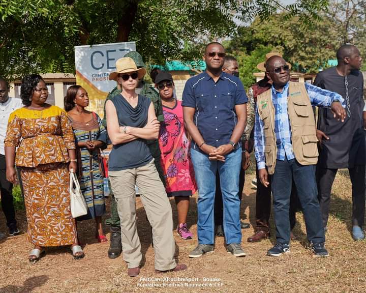 Image de Société. Le ministre Sidi Touré, lors d'une cérémonie associée au festival de la Coupe d'Afrique des Nations organisé à Bouaké par le Centre d'Études Prospectives (CEP) et la Fondation Friedrich Naumann, a déployé une initiative significative en faisant une remise de dons au Centre d'Observation des Mineurs (COM) de Bouaké. Les vivres distribués comprenaient diverses denrées telles que du riz, de l'huile, des pâtes alimentaires et du sucre. En plus de l'assistance alimentaire, un soutien pour l'encadrement des jeunes en détention a également été annoncé. Le ministre Sidi Touré a souligné l'importance fondamentale de la solidarité et du pardon dans son discours. Sa déclaration, affirmant que "nous sommes tous humains", met en avant la nécessité de reconnaître nos erreurs et d'adopter une attitude de pardon pour favoriser l'avancement et la réconciliation au sein de la société. Ces mots résonnent comme un appel à l'humanité, mettant en avant la compréhension mutuelle et la clémence comme des fondements essentiels pour construire un avenir meilleur. Madame Alexandra Heldt, Directrice Afrique de l'Ouest de la Fondation Friedrich Naumann et partenaire de FestiCAN, a également pris la parole lors de cette occasion. Elle a exprimé son engagement en faveur de la réinsertion et du soutien aux adolescents présents au Centre d'Observation des Mineurs de Bouaké. Ses paroles reflètent une vision optimiste, souhaitant à ces jeunes en détention la possibilité de retrouver leur liberté et de construire un avenir plus prometteur. Cette cérémonie va au-delà de la simple remise de dons, elle représente une convergence d'efforts entre le gouvernement représenté par le ministre Sidi Touré, le Centre d'Études Prospectives et la Fondation Friedrich Naumann pour adresser des questions cruciales relatives à la jeunesse en détention. La mention spécifique d'un soutien à l'encadrement des jeunes démontre une volonté de prendre des mesures concrètes pour améliorer leur situation actuelle et favoriser leur réhabilitation. Au-delà de l'événement en lui-même, la présence de la Fondation Friedrich Naumann souligne l'importance du partenariat entre les organisations internationales et les initiatives nationales. La vision de Madame Alexandra Heldt pour la réinsertion et le soutien des adolescents reflète un engagement à long terme, s'inscrivant dans une perspective plus large de développement social et de construction d'une société équilibrée. En conclusion, cette remise de dons au Centre d'Observation des Mineurs de Bouaké, en marge du festival de la Coupe d'Afrique des Nations, transcende l'aspect matériel pour toucher des questions plus profondes liées à la solidarité, au pardon et à la réhabilitation des jeunes en détention. Elle représente une collaboration significative entre différentes entités pour adresser des enjeux sociaux cruciaux, mettant en lumière la nécessité d'approches holistiques pour résoudre ces problèmes et construire un avenir plus prometteur pour la jeunesse.