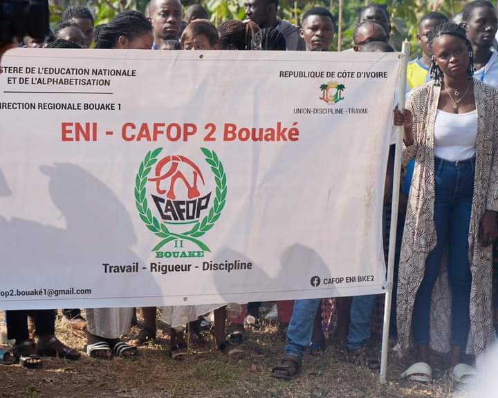 Troisième Image de Société. Le ministre Sidi Touré, lors d'une cérémonie associée au festival de la Coupe d'Afrique des Nations organisé à Bouaké par le Centre d'Études Prospectives (CEP) et la Fondation Friedrich Naumann, a déployé une initiative significative en faisant une remise de dons au Centre d'Observation des Mineurs (COM) de Bouaké. Les vivres distribués comprenaient diverses denrées telles que du riz, de l'huile, des pâtes alimentaires et du sucre. En plus de l'assistance alimentaire, un soutien pour l'encadrement des jeunes en détention a également été annoncé. Le ministre Sidi Touré a souligné l'importance fondamentale de la solidarité et du pardon dans son discours. Sa déclaration, affirmant que "nous sommes tous humains", met en avant la nécessité de reconnaître nos erreurs et d'adopter une attitude de pardon pour favoriser l'avancement et la réconciliation au sein de la société. Ces mots résonnent comme un appel à l'humanité, mettant en avant la compréhension mutuelle et la clémence comme des fondements essentiels pour construire un avenir meilleur. Madame Alexandra Heldt, Directrice Afrique de l'Ouest de la Fondation Friedrich Naumann et partenaire de FestiCAN, a également pris la parole lors de cette occasion. Elle a exprimé son engagement en faveur de la réinsertion et du soutien aux adolescents présents au Centre d'Observation des Mineurs de Bouaké. Ses paroles reflètent une vision optimiste, souhaitant à ces jeunes en détention la possibilité de retrouver leur liberté et de construire un avenir plus prometteur. Cette cérémonie va au-delà de la simple remise de dons, elle représente une convergence d'efforts entre le gouvernement représenté par le ministre Sidi Touré, le Centre d'Études Prospectives et la Fondation Friedrich Naumann pour adresser des questions cruciales relatives à la jeunesse en détention. La mention spécifique d'un soutien à l'encadrement des jeunes démontre une volonté de prendre des mesures concrètes pour améliorer leur situation actuelle et favoriser leur réhabilitation. Au-delà de l'événement en lui-même, la présence de la Fondation Friedrich Naumann souligne l'importance du partenariat entre les organisations internationales et les initiatives nationales. La vision de Madame Alexandra Heldt pour la réinsertion et le soutien des adolescents reflète un engagement à long terme, s'inscrivant dans une perspective plus large de développement social et de construction d'une société équilibrée. En conclusion, cette remise de dons au Centre d'Observation des Mineurs de Bouaké, en marge du festival de la Coupe d'Afrique des Nations, transcende l'aspect matériel pour toucher des questions plus profondes liées à la solidarité, au pardon et à la réhabilitation des jeunes en détention. Elle représente une collaboration significative entre différentes entités pour adresser des enjeux sociaux cruciaux, mettant en lumière la nécessité d'approches holistiques pour résoudre ces problèmes et construire un avenir plus prometteur pour la jeunesse.