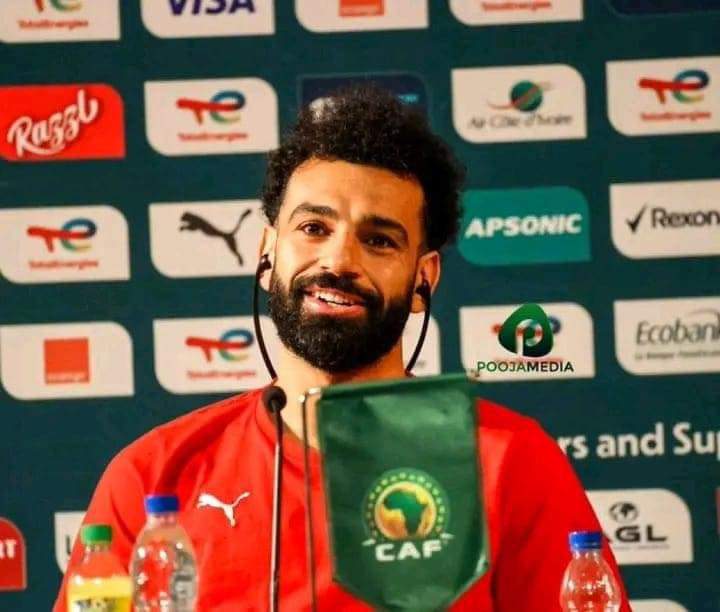 Deuxième Image de Football. La CAN 2023, qui se déroulera en Côte d'Ivoire, a été marquée par une nouvelle qui a secoué les supporters de l'équipe égyptienne de football. La star incontestée de l'équipe, Mohamed Salah, semble confrontée à une période d'indisponibilité prolongée en raison d'une blessure aux ischio-jambiers contractée lors du premier match de l'Égypte dans le tournoi. Selon des sources proches du staff égyptien, la récupération de Salah pourrait prendre plus de temps que prévu initialement. Les premières indications suggèrent qu'il ne devrait pas être en mesure de revenir sur le terrain avant les demi-finales de la CAN 2023, au mieux. Cette nouvelle a créé une onde de choc parmi les supporters égyptiens, qui considèrent Salah comme un pilier essentiel de l'équipe. La blessure aux ischio-jambiers est un problème délicat qui nécessite une gestion prudente pour éviter toute rechute. Le staff médical égyptien travaille sans relâche pour accélérer le processus de guérison de Salah, mais il semble que la route vers la pleine récupération soit semée d'embûches. Le premier match de l'Égypte dans la CAN 2023 a été un moment crucial pour l'équipe et ses fans. Malheureusement, la joie de la victoire a été éclipsée par l'inquiétude croissante concernant la condition physique de Mohamed Salah. Les réseaux sociaux ont été inondés de messages de soutien et d'encouragements pour la récupération rapide de la star égyptienne. Le scénario qui se dessine actuellement jette une ombre sur les ambitions de l'Égypte dans le tournoi. Mohamed Salah, en tant que l'un des meilleurs joueurs du monde, est non seulement un atout sur le terrain, mais aussi un leader inspirant pour son équipe. Son absence pourrait avoir un impact significatif sur la performance globale de l'équipe nationale égyptienne. Les demi-finales de la CAN 2023 sont désormais le point de mire pour l'éventuel retour de Salah. Cependant, les incertitudes persistent quant à sa forme physique réelle au moment de son retour. Les supporters égyptiens restent optimistes, mais ils sont également réalistes quant aux défis que représente la récupération d'une blessure aux ischio-jambiers. La pression sur les autres joueurs de l'équipe pour combler le vide laissé par Salah est énorme. Les entraîneurs devront repenser leur stratégie et trouver des solutions tactiques pour maintenir la compétitivité de l'équipe en son absence. C'est un défi redoutable, mais cela offre également une opportunité pour d'autres joueurs de se distinguer et de prouver leur valeur sur la scène internationale. La CAN 2023 devient ainsi un test crucial pour la profondeur de l'effectif égyptien et la capacité de l'équipe à s'adapter aux imprévus. Les compétitions sportives sont souvent marquées par des rebondissements inattendus, et la blessure de Mohamed Salah est un de ces moments qui peuvent redéfinir le destin d'une équipe. L'impact de l'absence de Salah va au-delà du terrain de jeu. Il est une icône nationale, et son absence se fait sentir non seulement par les fans, mais aussi par les sponsors et les partenaires associés à l'équipe égyptienne. Cela soulève des questions sur la gestion des risques et la préparation physique des joueurs de haut niveau, des éléments cruciaux dans le monde du football moderne. En conclusion, la route vers les demi-finales de la CAN 2023 semble être pavée d'incertitudes pour Mohamed Salah et l'équipe égyptienne. Les prochains jours seront cruciaux pour évaluer l'évolution de la blessure de Salah et pour déterminer comment l'équipe abordera les matches à venir sans sa principale star. Une chose est certaine, la CAN 2023 restera gravée dans les mémoires comme un moment où les défis physiques ont mis à l'épreuve la résilience d'une équipe nationale et la loyauté indéfectible de ses supporters.