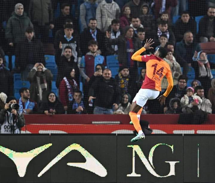 Troisième Image de Football. Wilfried Zaha a récemment marqué les esprits lors du match contre Trabzonspor, émergeant comme l'homme du match avec une note éblouissante de 9,4. Sa contribution exceptionnelle a été cruciale pour Galatasaray, permettant à son équipe de triompher avec un score éloquent de 5-1. L'attaquant ivoirien a brillé en marquant deux buts et en offrant une passe décisive, démontrant ainsi son talent exceptionnel sur le terrain. Le premier but de Zaha a été un moment de pure magie, combinant agilité, vitesse et une précision chirurgicale pour tromper la défense adverse. Son deuxième but a été tout aussi impressionnant, mettant en évidence sa capacité à tirer avantage des opportunités et à trouver le fond des filets avec une facilité déconcertante. Cependant, le troisième but de Zaha a été malheureusement annulé, privant les spectateurs d'un triplé mémorable. Cette performance époustouflante de Zaha a été bien plus qu'une simple démonstration de ses compétences individuelles. Elle a été le catalyseur de la victoire éclatante de Galatasaray, renforçant ainsi la position de l'équipe dans la compétition. La maîtrise technique de Zaha, sa créativité sur le terrain et sa capacité à faire la différence ont été les clés de ce succès retentissant. En examinant de plus près la prestation de Wilfried Zaha, il est essentiel de souligner son impact au-delà des statistiques brutes. Sa présence sur le terrain a galvanisé ses coéquipiers, créant une synergie positive qui s'est traduite par une performance collective exceptionnelle de Galatasaray. Zaha a joué un rôle crucial dans la cohésion de l'équipe, agissant comme un leader inspirant et démontrant sa capacité à porter l'équipe sur ses épaules. Cette victoire revêt une importance particulière pour Galatasaray, mais elle a également des implications significatives au niveau international, notamment pour la Côte d'Ivoire. Le football ivoirien traverse une période où l'efficacité offensive est devenue une préoccupation majeure, et la performance de Zaha offre une lueur d'espoir. En tant que talentueux attaquant international, Zaha peut servir de source d'inspiration pour l'équipe nationale ivoirienne, montrant la voie avec son excellence sur le terrain. La Côte d'Ivoire, confrontée à des défis récents sur le plan sportif, peut tirer des leçons de la détermination et de la qualité de jeu de Zaha. Sa capacité à exceller sous les projecteurs, même dans des situations complexes, suggère un leadership naturel et une mentalité gagnante. Ces qualités sont cruciales pour revitaliser l'équipe nationale et restaurer sa confiance. Au-delà du terrain de jeu, la performance de Zaha suscite également des discussions sur son impact en dehors du football. En tant que figure emblématique du sport, Zaha peut devenir un modèle pour la jeunesse ivoirienne, inspirant la persévérance, le travail acharné et l'excellence. Son parcours exceptionnel, marqué par des défis surmontés, offre une source d'inspiration pour les aspirants athlètes et les passionnés de football en Côte d'Ivoire. En conclusion, la brillante prestation de Wilfried Zaha contre Trabzonspor va bien au-delà des chiffres et des statistiques. Elle incarne la puissance du talent individuel, le leadership sur le terrain et l'impact positif que le sport peut avoir au-delà de ses limites. Cette performance restera gravée dans la mémoire des amateurs de football, tout en offrant un élan bienvenu à Galatasaray et un espoir renouvelé pour la Côte d'Ivoire.