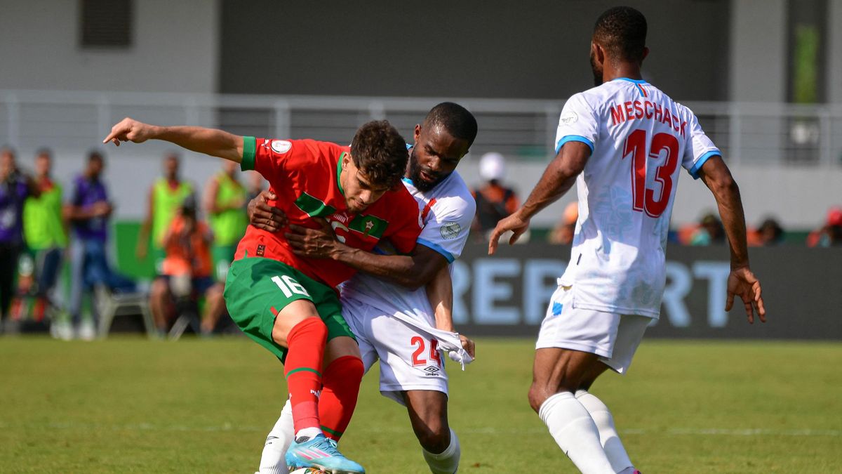 Image de Football. Le Maroc et la RD Congo ont récemment croisé le fer lors de la deuxième journée du groupe F de la Coupe d'Afrique des Nations 2023, et le résultat final s'est soldé par un match nul, avec un score de 1-1. Ce résultat a eu des implications significatives pour les deux équipes, en particulier pour le Maroc, qui avait l'opportunité de valider sa qualification pour les huitièmes de finale en cas de victoire. Cependant, malgré l'ouverture rapide du score par Achraf Hakimi, les Lions de l'Atlas n'ont pas réussi à maintenir leur avance, concédant ainsi un match nul face à la RD Congo, qui a montré une performance solide. L'analyse du match révèle que le Maroc a eu du mal à assurer sa domination sur le terrain. Cette difficulté a été soulignée par le fait que, même après avoir pris l'avantage au score, les Lions n'ont pas réussi à consolider leur position. Une victoire aurait été cruciale pour le Maroc, non seulement pour assurer sa qualification anticipée, mais aussi pour renforcer la confiance de l'équipe et rassurer les supporters quant à ses chances dans la compétition. Le manque de sérénité du côté marocain a suscité des questions quant à la performance globale de l'équipe. Quatre jours avant ce match contre la RD Congo, le Maroc avait remporté une victoire plutôt laborieuse contre la Tanzanie, avec un score de 3-0 qui ne reflétait pas pleinement la qualité du jeu. Cette tendance inquiétante a persisté, et les Lions de l'Atlas ont été incapables de générer un jeu convaincant contre la RD Congo, laissant les supporters et les observateurs se demander si l'équipe atteindra son plein potentiel dans cette compétition. Walid Regragui, l'entraîneur du Maroc, doit maintenant évaluer de près les performances de son équipe et identifier les domaines qui nécessitent des améliorations. Les problèmes de sérénité et de constance dans le jeu doivent être abordés, et des ajustements tactiques pourraient être nécessaires pour renforcer la solidité défensive tout en maintenant une menace offensive constante. Du côté de la RD Congo, la performance positive contre le Maroc a été un élan bienvenu pour l'équipe. Leur capacité à revenir dans le match et à égaliser démontre une résilience et une détermination qui pourraient être cruciales dans les phases éliminatoires de la compétition. La RD Congo n'a pas seulement égalisé, mais aurait également pu remporter le match, mettant en lumière les lacunes potentielles dans la défense marocaine. Le classement actuel du groupe F montre que le Maroc et la RD Congo sont en tête avec 4 points chacun, la différence de but donnant un léger avantage au Maroc. Cependant, rien n'est encore décidé, et les deux équipes doivent rester vigilantes dans les prochains matches de groupe. Les performances des autres équipes du groupe peuvent également influencer le sort des équipes marocaine et congolaise. Alors que la compétition progresse, la question fondamentale qui se pose est de savoir si le Maroc pourra surmonter ses difficultés actuelles et émerger comme un prétendant sérieux au titre de la Coupe d'Afrique des Nations 2023. Les défis auxquels l'équipe est confrontée ne sont pas insurmontables, mais ils exigent une réflexion approfondie et des ajustements stratégiques. Les supporters et les amateurs de football observent de près, se demandant si le Maroc peut transformer son potentiel en performances cohérentes et convaincantes sur le terrain. La RD Congo, de son côté, peut-elle capitaliser sur sa performance solide contre le Maroc pour atteindre des sommets plus élevés dans le tournoi ? L'incertitude entourant le destin de ces deux équipes rend l'issue de la Coupe d'Afrique des Nations 2023 encore plus captivante.