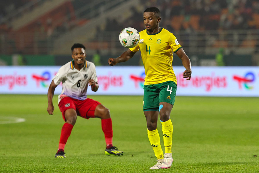 Image de Football. Lors de la deuxième journée du groupe E de la Coupe d'Afrique des nations, l'Afrique du Sud a signé une remarquable reprise en battant la Namibie 4 à 0 à Korhogo, Côte d'Ivoire. Cette victoire a propulsé les Bafana Bafana de la quatrième à la deuxième place du groupe, à égalité de points (3) avec la Namibie, qui avait remporté son premier match contre la Tunisie (1-0). Le Mali domine actuellement le groupe avec quatre points après un match nul contre la Tunisie (1-1). La dernière journée du groupe, prévue mercredi prochain, réserve des affiches cruciales : Namibie contre Mali et Afrique du Sud contre Tunisie. Ces rencontres décideront des équipes qui accéderont aux phases éliminatoires de la compétition. Au stade Amadou Gon Coulibaly, les Sud-Africains ont pris le contrôle dès la première mi-temps, affichant un avantage de 3-0. Percy Tau a ouvert le score sur penalty, attribué après le recours à la vidéo assistance pour une main de Riaan Hanamub (14e). Themba Zwane a ensuite augmenté l'avantage avec une reprise imparable au point de penalty, sur un centre de Thapelo Morena (25e). Zwane a poursuivi sa brillante performance en réalisant un doublé, portant le score à 4-0 grâce à un débordement côté gauche de la surface et une frappe enroulée du droit (40e). La démonstration des Bafana Bafana s'est conclue par le quatrième but inscrit par Thapelo Maseko, qui a profité d'un lancement de loin pour tromper le gardien namibien Lloyd Junior Kazapua (76e). Cette victoire a non seulement redonné vie aux espoirs sud-africains dans la compétition, mais elle a également établi un élan positif en vue des prochains défis. La dynamique du groupe E se révèle donc pleine d'incertitudes avant la dernière journée. Les enjeux sont élevés, et chaque équipe doit faire preuve de détermination pour décrocher la qualification. Comment voyez-vous l'issue de ces confrontations décisives, et quelles équipes pensez-vous voir émerger en tête du groupe pour accéder aux phases éliminatoires de la Coupe d'Afrique des nations ?