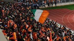 Image de Football. L'importance de cette journée pour la Côte d'Ivoire et l'Égypte dans le contexte de la Coupe d'Afrique des Nations (CAN) ne peut être sous-estimée. Leurs matchs respectifs contre la Guinée équatoriale et le Cap-Vert revêtent une signification particulière, tant pour les équipes elles-mêmes que pour leurs supporters passionnés. Pour les Éléphants de la Côte d'Ivoire, le chemin parcouru jusqu'à présent dans le tournoi a été un mélange d'espoirs et de déceptions. Leur victoire initiale contre la Guinée-Bissau avait suscité un optimisme palpable parmi les fans, mais la défaite ultérieure contre le Nigeria a rappelé la nature imprévisible et souvent impitoyable du football au plus haut niveau. Cette prochaine rencontre avec la Guinée équatoriale n'est pas simplement une question de progression dans le tournoi ; elle est devenue un test de résilience et de capacité à rebondir après un revers. La Guinée équatoriale, quant à elle, est arrivée à ce stade avec moins de fanfare mais avec une efficacité redoutable, ayant réussi à tenir tête aux Super Eagles nigérians et à dominer la Guinée-Bissau. Leur performance jusqu'ici témoigne d'une équipe qui, bien que moins célèbre, possède la capacité de perturber les géants du football africain. Cette rencontre est donc loin d'être une formalité pour les Éléphants ivoiriens, qui doivent non seulement surmonter les défis posés par leurs adversaires mais aussi gérer la pression des attentes élevées. L'Égypte, avec son héritage de sept titres continentaux, est un autre prétendant sérieux dont la campagne actuelle a été semée d'obstacles. Leur parcours jusqu'à présent a été caractérisé par des moments de brillance et des périodes de vulnérabilité. L'absence de Mohamed Salah, leur capitaine et talisman, à cause d'une blessure musculaire, est un coup dur pour l'équipe. Cela met en lumière la nécessité pour les autres joueurs de s'élever et de combler ce vide, une tâche qui sera testée contre un Cap-Vert confiant et déjà qualifié. L'approche de l'Égypte face au Cap-Vert sera cruciale. Ils doivent trouver un équilibre entre l'agressivité nécessaire pour dominer le match et la prudence pour ne pas se laisser surprendre par une équipe du Cap-Vert qui a prouvé sa capacité à déjouer les attentes. L'expérience de l'Égypte dans les matchs à haute intensité sera un atout, mais comme l'a souligné Patrice Neveu, l'absence de certains titulaires du Cap-Vert ne signifie pas nécessairement un avantage pour les Pharaons. Le fait que les remplaçants du Cap-Vert seront désireux de prouver leur valeur ajoute une autre couche de complexité à ce match. Les équipes qui ont la profondeur de banc pour effectuer des rotations sans diminuer leur niveau de performance sont souvent celles qui vont loin dans les tournois. Cette capacité à maintenir la qualité malgré les rotations est un test de la profondeur et de la cohésion de l'équipe. La CAN, avec son mélange unique de talent, de passion et d'imprévisibilité, continue d'être un festival du football africain. Chaque match apporte son lot de surprises, de déceptions et de triomphes. Pour la Côte d'Ivoire et l'Égypte, cette journée est plus qu'une simple étape dans un tournoi ; c'est une chance de redéfinir leur campagne et de rappeler à tous pourquoi elles sont considérées comme des puissances du football africain. La question qui se pose maintenant est la suivante : comment la dynamique de ces matchs influencera-t-elle la perception du football africain sur la scène mondiale, et quelle sera l'histoire que ces équipes écriront pour elles-mêmes dans les annales de la CAN ?