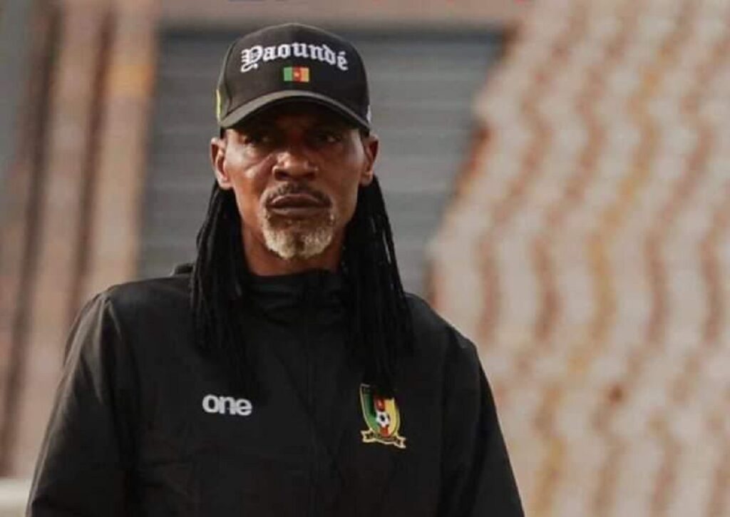 Image de Football. Rigobert Song, l'entraîneur des Lions Indomptables du Cameroun, se montre résolument optimiste quant aux chances de son équipe de se qualifier pour le second tour de la CAN 2023. Face à un défi crucial contre la Gambie, le Cameroun doit impérativement s'imposer pour garder espoir dans cette compétition. Actuellement troisième du groupe C avec un seul point, l'équipe de Song est derrière la Guinée et le leader du groupe, le Sénégal. Après un match nul contre la Guinée et une défaite face au Sénégal, les Camerounais se préparent à affronter une équipe gambienne en difficulté, ayant perdu ses deux premiers matchs. Pour les Lions Indomptables, une victoire est essentielle pour aspirer à une qualification, soit directement, soit en tant que l'un des meilleurs troisièmes. Face à cette pression, Song reste stoïque. Conscient des critiques et de l'importance du match, il maintient sa confiance et sa concentration. Sa déclaration en conférence de presse révèle un homme habitué à la pression, déterminé à surmonter les obstacles. « Je suis quelqu’un de spécial. Je ne panique pas, je ne stresse pas », affirme-t-il. Cette attitude reflète non seulement son expérience mais aussi sa résilience face aux défis. Song, un vétéran du football, connaît bien la pression des grandes compétitions. Sa carrière de joueur lui a donné une perspective unique sur les défis auxquels son équipe est confrontée. Sa capacité à rester calme et concentré dans des moments cruciaux est un atout majeur pour l'équipe camerounaise. L'enjeu est de taille pour le Cameroun, une nation avec une riche histoire footballistique. La CAN est un tournoi où les attentes sont toujours élevées pour les Lions Indomptables, champions à cinq reprises. Cette situation actuelle teste non seulement les compétences tactiques de Song en tant qu'entraîneur, mais aussi sa capacité à motiver et à inspirer son équipe dans des moments de pression intense. La préparation de l'équipe pour le match contre la Gambie est cruciale. Song doit non seulement élaborer une stratégie efficace pour vaincre la Gambie, mais aussi s'assurer que ses joueurs sont mentalement et physiquement prêts. Les défis auxquels ils ont été confrontés jusqu'à présent dans le tournoi pourraient être transformés en leçons apprises, renforçant leur détermination à gagner. En regardant l'équipe gambienne, bien qu'ils aient perdu leurs deux premiers matchs, il ne faut pas sous-estimer leur potentiel de poser des difficultés. Tom Saintfiet, leur entraîneur, est connu pour sa capacité à motiver ses troupes et à créer des surprises. Le Cameroun doit donc aborder ce match avec sérieux et détermination. Outre la stratégie et la préparation, l'aspect psychologique jouera un rôle crucial. Song doit veiller à ce que ses joueurs restent concentrés, évitent la complaisance et gèrent la pression. Le moral et l'état d'esprit de l'équipe seront des facteurs déterminants dans l'issue du match. La capacité de Song à tirer le meilleur parti de son équipe dans des moments critiques reflète son expérience en tant que joueur et maintenant en tant qu'entraîneur. Sa détermination à voir son équipe progresser dans le tournoi est claire, mais le résultat dépendra de la performance de l'équipe sur le terrain. En fin de compte, le match contre la Gambie est plus qu'une simple rencontre sportive ; il représente un moment décisif pour Rigobert Song et les Lions Indomptables. La victoire est essentielle non seulement pour la qualification, mais aussi pour maintenir l'esprit et la fierté du football camerounais. Alors que le Cameroun se prépare pour ce match crucial, une question demeure : Rigobert Song et ses Lions Indomptables peuvent-ils transformer les défis actuels en une opportunité de succès, réaffirmant ainsi leur statut de puissance dominante dans le football africain ?