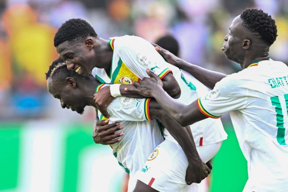 Image de Football. La 34e édition de la Coupe d'Afrique des Nations (CAN), lancée le 13 janvier dernier, offre une vitrine spectaculaire du football africain. Avec le match d'ouverture entre la Côte d'Ivoire et la Guinée-Bissau, l'excitation et l'anticipation étaient à leur comble. Ce tournoi, qui réunit les meilleures équipes du continent, n'a pas déçu les fans de football, avec 65 buts inscrits en seulement 24 matchs au cours des première et deuxième journées. Le coup d'envoi a été donné par la victoire (2-0) des Éléphants de Côte d'Ivoire face aux Djurtus de la Guinée-Bissau. La première journée a été prolifique, avec 27 buts marqués dans 12 matchs, soit une moyenne de 2,25 buts par match. Les scores les plus bas de cette journée ont été les victoires (1-0) du Burkina Faso contre la Mauritanie et de la Namibie sur la Tunisie. Les scores les plus élevés ont été enregistrés lors des matchs Sénégal-Gambie et Maroc-Tanzanie, tous deux se terminant sur un score de (3-0). Le match le plus riche en buts a été Égypte-Mozambique, qui s'est soldé par un match nul (2-2), avec un total de quatre buts. La deuxième journée a commencé en fanfare, avec un match passionnant entre la Guinée Équatoriale et la Guinée-Bissau, qui s'est terminé sur un score de (4-2) en faveur de la Guinée Équatoriale. Ce match a été le plus prolifique de la journée, avec six buts marqués. Au total, 38 buts ont été inscrits lors de la deuxième journée, avec une moyenne impressionnante de 3,16 buts par match. Les scores les plus bas de cette journée ont été les victoires (1-0) du Nigeria contre la Côte d'Ivoire et de la Guinée contre la Gambie. L'Afrique du Sud a quant à elle infligé une défaite cinglante (4-0) à la Namibie, dans un duel passionnant de l'Afrique australe. Cette édition de la CAN se distingue par sa moyenne élevée de 2,7 buts par match sur l'ensemble des deux premières journées. Il est également remarquable qu'aucun match ne s'est terminé sur un score nul. Chaque rencontre a vu au moins un but marqué, témoignant de l'esprit offensif et de la qualité du football pratiqué. La troisième et dernière journée de la phase de poules promet d'être tout aussi passionnante. Elle débute avec deux matchs cruciaux dans le groupe A. La Côte d'Ivoire affrontera la Guinée Équatoriale au stade olympique Alassane Ouattara d'Ebimpé, tandis que le Nigeria se mesurera à la Guinée-Bissau au stade Félix Houphouët-Boigny. Ces matchs sont cruciaux pour déterminer qui avancera aux phases éliminatoires, ajoutant une couche supplémentaire de suspense et d'excitation. Cette édition de la CAN démontre non seulement la richesse et la diversité du football africain, mais souligne également l'évolution constante des compétences, des tactiques et de la compétitivité sur le continent. Des joueurs émergents aux talents confirmés, le tournoi offre une plateforme pour que les stars africaines brillent sur la scène internationale. Le football africain a toujours été réputé pour son style de jeu dynamique, sa passion et son énergie. Cette édition de la CAN incarne toutes ces qualités, avec des matchs passionnants, des buts spectaculaires et des moments de jeu inoubliables. Alors que les équipes se battent pour la gloire et l'honneur de leur pays, elles contribuent également à écrire une nouvelle page dans l'histoire du football africain. En regardant vers l'avenir, la question demeure : comment cette édition de la CAN influencera-t-elle le développement du football africain sur la scène mondiale et quels enseignements les équipes et les joueurs peuvent-ils tirer de cette expérience unique?