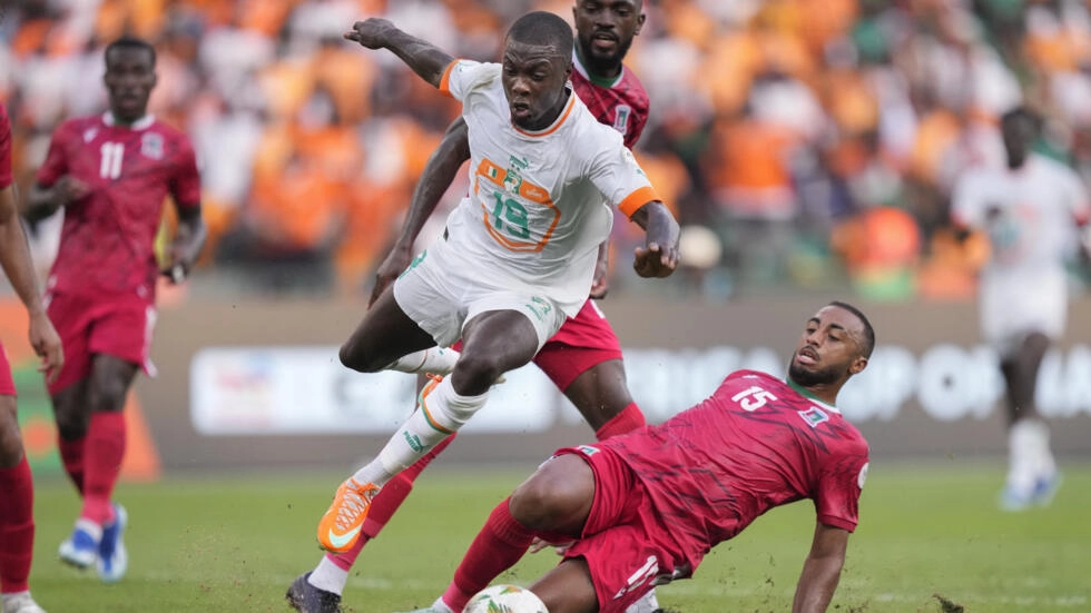 Image de Football. La défaite cuisante de la Côte d'Ivoire face à la Guinée équatoriale lors de la Coupe d'Afrique des Nations (CAN) 2023 a non seulement été un choc pour les fans du football, mais elle a aussi soulevé de nombreuses questions sur l'état actuel et futur du football africain. Ce match, se terminant sur un score impitoyable de 4-0, a vu la Guinée équatoriale se hisser au sommet de son groupe, tandis que la Côte d'Ivoire, pays hôte, a dû faire face à une réalité amère. Le Parcours de la Côte d'Ivoire à la CAN 2023 L'équipe nationale de Côte d'Ivoire, surnommée les "Éléphants", avait entamé le tournoi avec optimisme, soutenue par une victoire initiale contre la Guinée-Bissau. Cependant, leur performance ultérieure s'est avérée décevante. Leur incapacité à marquer, malgré plusieurs occasions, et les erreurs tactiques apparentes, notamment deux buts annulés pour hors-jeu, ont souligné les lacunes de l'équipe. Les Problèmes Tactiques et Techniques L'analyse du jeu de la Côte d'Ivoire révèle plusieurs problèmes techniques et tactiques. Il semble que l'équipe ait manqué de cohésion et de stratégie claire, ce qui a abouti à une incapacité à concrétiser les occasions de but. De plus, la défense ivoirienne a été particulièrement vulnérable, permettant à la Guinée équatoriale de capitaliser sur leurs faiblesses. L'Ascension de la Guinée équatoriale D'autre part, la Guinée équatoriale, souvent considérée comme un outsider dans le football africain, a surpris beaucoup de spectateurs par sa performance exceptionnelle. Sous la houlette d'Emilio Nsué, l'équipe a démontré une grande discipline tactique et une efficacité redoutable devant le but. Leur ascension dans ce tournoi reflète peut-être un changement de garde dans le football africain, où des équipes autrefois sous-estimées commencent à se faire un nom sur la scène internationale. L'Impact de l'Échec des Éléphants L'échec de la Côte d'Ivoire à progresser dans le tournoi, surtout en tant que pays hôte, a des implications profondes. Cela soulève des questions sur la préparation et la gestion de l'équipe, ainsi que sur l'état général du football dans le pays. La pression du public et des médias sur l'équipe et ses entraîneurs est intense, ce qui pourrait conduire à des changements significatifs dans la structure de gestion du football ivoirien. Le Football Africain en Perspective La CAN est plus qu'un simple tournoi de football; elle est un reflet de l'état du football sur le continent africain. Alors que des équipes comme la Guinée équatoriale montent en puissance, des questions se posent sur la préparation, les infrastructures, et le développement des talents dans différents pays africains. Les investissements dans ces domaines sont cruciaux pour le succès futur des équipes nationales africaines. Les Leçons à Tirer Pour la Côte d'Ivoire, cette défaite doit être vue comme une opportunité d'apprentissage. Il est essentiel d'analyser en profondeur les raisons de leur sous-performance et de mettre en place des stratégies pour améliorer la formation, le coaching, et la préparation des joueurs. Le Rôle des Joueurs Clés et des Légendes Les joueurs clés de la Côte d'Ivoire, tels que Wilfried Zaha et Franck Kessié, ont été sous les projecteurs, avec des attentes élevées placées sur leurs épaules. Leur performance dans ce tournoi souligne l'importance de la cohésion d'équipe par rapport aux talents individuels. De plus, la comparaison avec les légendes du passé comme Didier Drogba et Yaya Touré rappelle les jours de gloire du football ivoirien et met en lumière le chemin à parcourir pour retrouver ce niveau de succès. Vers un Avenir Meilleur Malgré cet échec, l'avenir du football ivoirien n'est pas sombre. Avec des talents émergents, une passion nationale pour le jeu, et les leçons tirées de cette expérience, la Côte d'Ivoire a le potentiel de rebondir et de reconstruire une équipe compétitive à l'échelle mondiale. La Situation des Autres Équipes dans le Groupe Le Nigeria, arrivant deuxième dans le groupe, a montré une performance solide, malgré certaines difficultés. Leur expérience et leur cohérence leur ont permis de maintenir une position forte. Quant à la Guinée-Bissau, bien qu'ayant fini dernière du groupe, elle a montré des signes de croissance et de développement qui pourraient s'avérer bénéfiques pour l'avenir de leur équipe nationale. L'Impact sur les Fans et la Culture du Football La réaction des fans à cette défaite souligne l'importance du football dans la culture africaine. Le football est plus qu'un sport; il est un élément clé de l'identité et de la fierté nationale. Les hauts et les bas de l'équipe nationale sont vécus intensément par les supporters, et cet échec sera certainement ressenti dans tout le pays. En conclusion, la défaite de la Côte d'Ivoire à la CAN 2023 face à la Guinée équatoriale est un moment déterminant pour le football ivoirien et africain. Alors que les Éléphants réfléchissent à leur avenir, d'autres équipes africaines continuent de se battre pour la suprématie dans le tournoi. Cette situation pose une question ouverte importante : Quelles sont les étapes clés que les équipes africaines doivent entreprendre pour non seulement dominer sur le continent, mais aussi devenir des concurrents sérieux sur la scène internationale ?